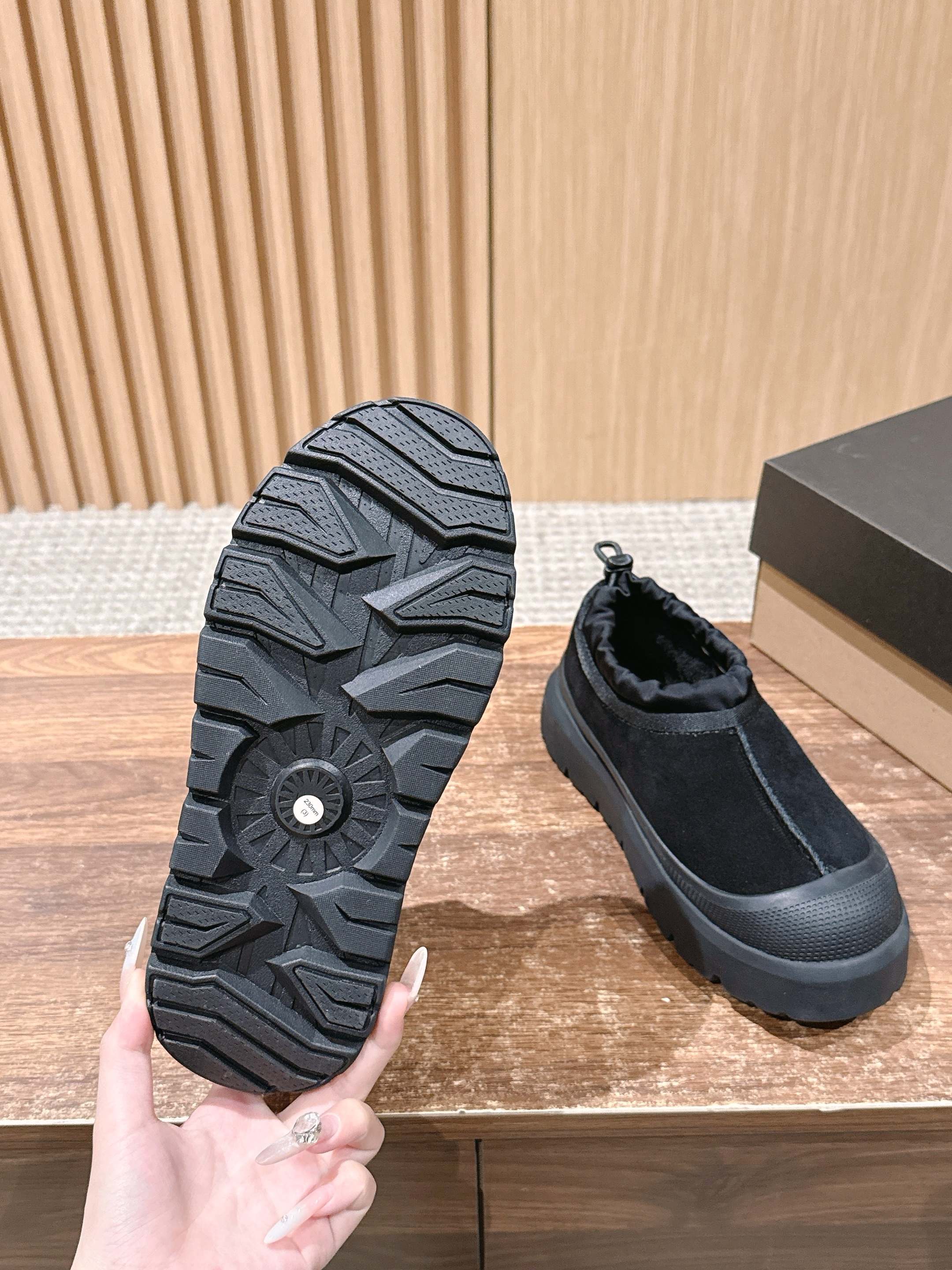 男+10 𝐔𝐆𝐆 油叽叽纽姆防水系列男女同款穿上它和最爱的他 UGG Tasman Weather Hyb 男+10 𝐔𝐆𝐆 油叽叽纽姆防水系列男女同款穿上它和最爱的他 UGG Tasman Weather Hyb