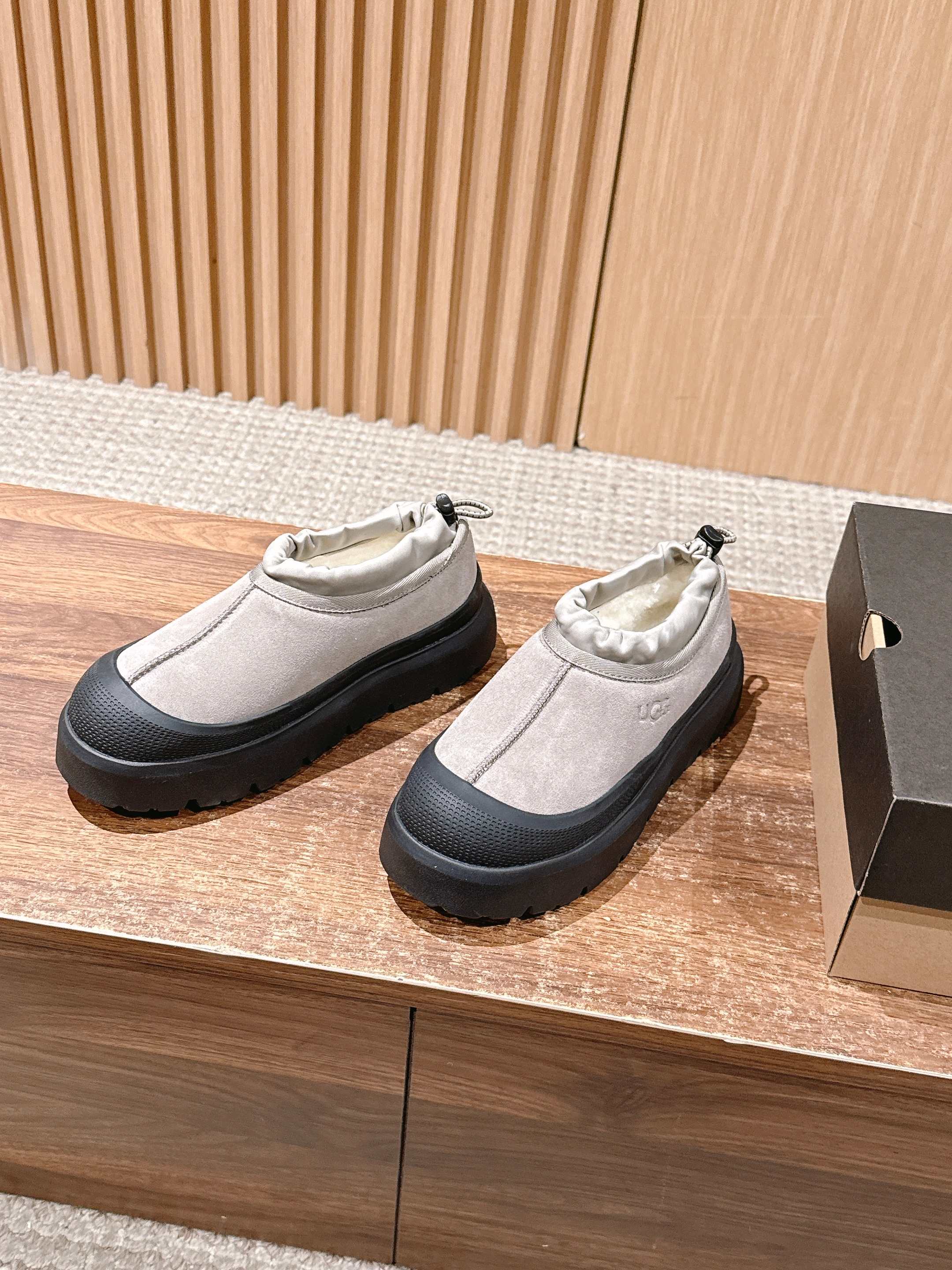 男+10 𝐔𝐆𝐆 油叽叽纽姆防水系列男女同款穿上它和最爱的他 UGG Tasman Weather Hyb 男+10 𝐔𝐆𝐆 油叽叽纽姆防水系列男女同款穿上它和最爱的他 UGG Tasman Weather Hyb