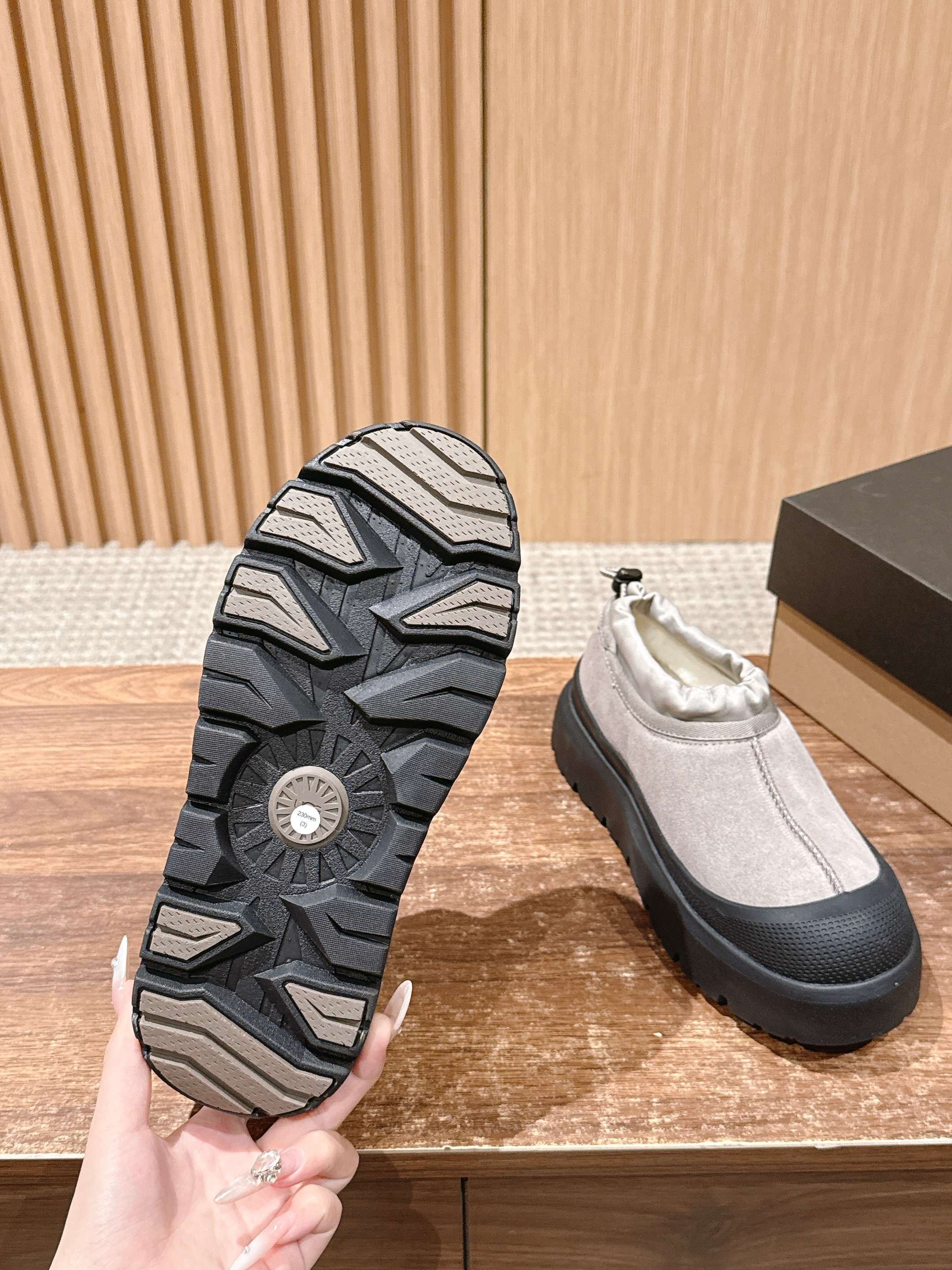 男+10 𝐔𝐆𝐆 油叽叽纽姆防水系列男女同款穿上它和最爱的他 UGG Tasman Weather Hyb 男+10 𝐔𝐆𝐆 油叽叽纽姆防水系列男女同款穿上它和最爱的他 UGG Tasman Weather Hyb