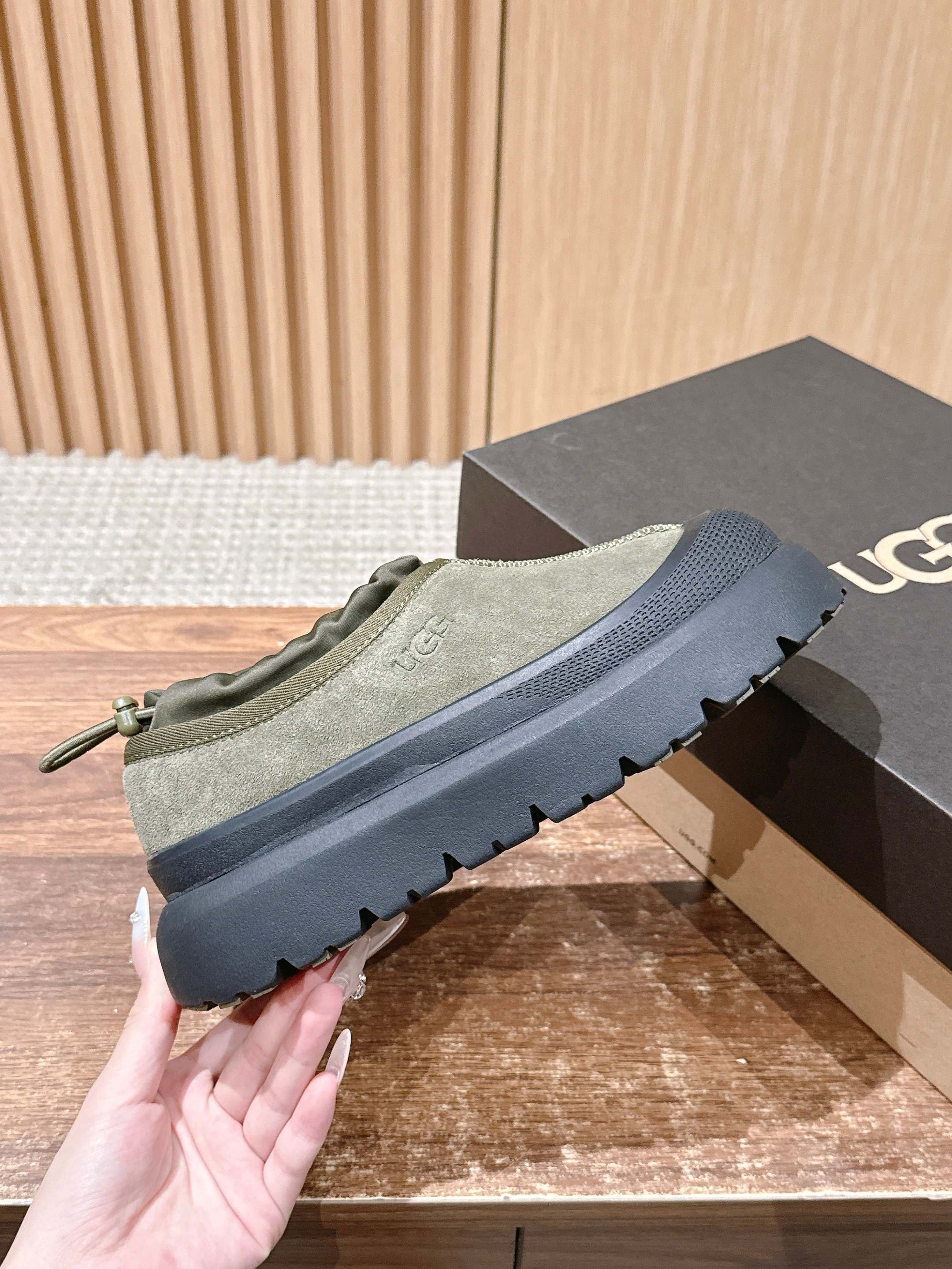 男+10 𝐔𝐆𝐆 油叽叽纽姆防水系列男女同款穿上它和最爱的他 UGG Tasman Weather Hyb 男+10 𝐔𝐆𝐆 油叽叽纽姆防水系列男女同款穿上它和最爱的他 UGG Tasman Weather Hyb