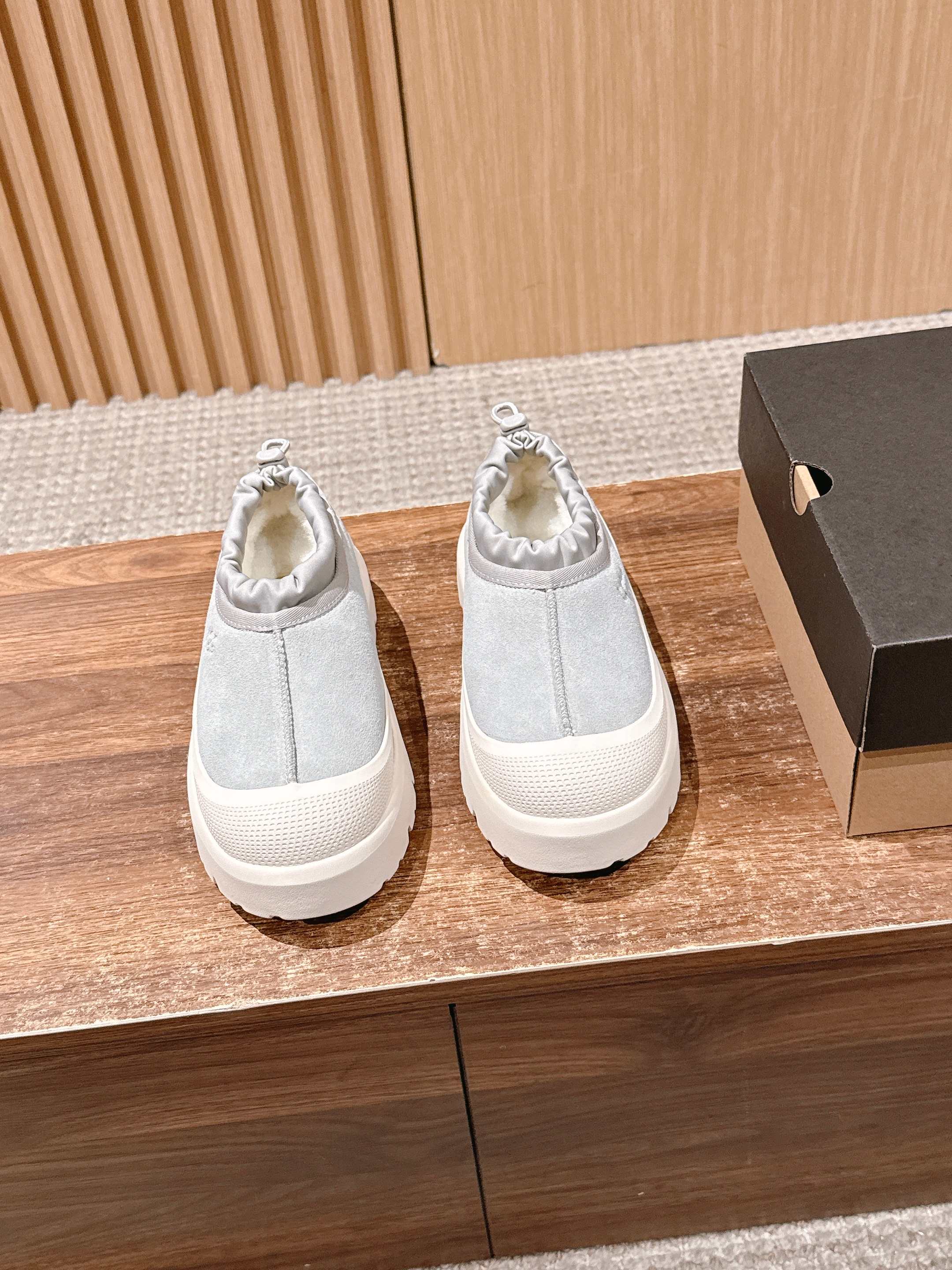 NO:491313,Men's Oil Jiji Newme Waterproof Series Men's and Women's Equivalent Style Wear It and He Favorite UGG Tasman Weather Hybrid One Second Strip Men's Equivalent Style Classic Tasman Shoes Added a Big Orange Sole to the Contrasted Color Design Environmentally friendly Waterproof and Snow-resistant Materials are both fashionable and functional, and are paired with the new UGG Keane Furry Color Bundle Jacket Bright Orange and Maroon Collision to Create a Light Outdoor New Style Opens a New Experience in Early Autumn Travel! Use the preferred material, the 17mm fur integrated surface is warmer and breathable, and the outsole is upgraded to a light and wear-resistant EVA Light Wing Technology Outsole Size Women's Size 35-39 (40 orders) Men's Size 40-44 (45 orders), casual shoes/sneakers, jackets & coats19860909男 油叽叽纽姆防水系列男女同款穿上它和最爱的他 UGG Tasman Weather Hybrid一秒蹬 男女同款经典Tasman鞋型之上加入大橘底 机能撞色设计环保防水防雪材质兼具时髦与功能属性, 同时搭配全新UGG基恩毛茸拼色夹克亮橘与栗色碰撞出轻户外新风格打开早秋出行新体验!使用优选材质,17毫米皮毛一体表面更温暖透气,外底升级成为轻盈耐磨的EVA  轻翼科技大底 Size女码35-39（40订） 男码40-44（45订）,休闲鞋/运动鞋,sneakers,jackets & coats,Women's Shoes