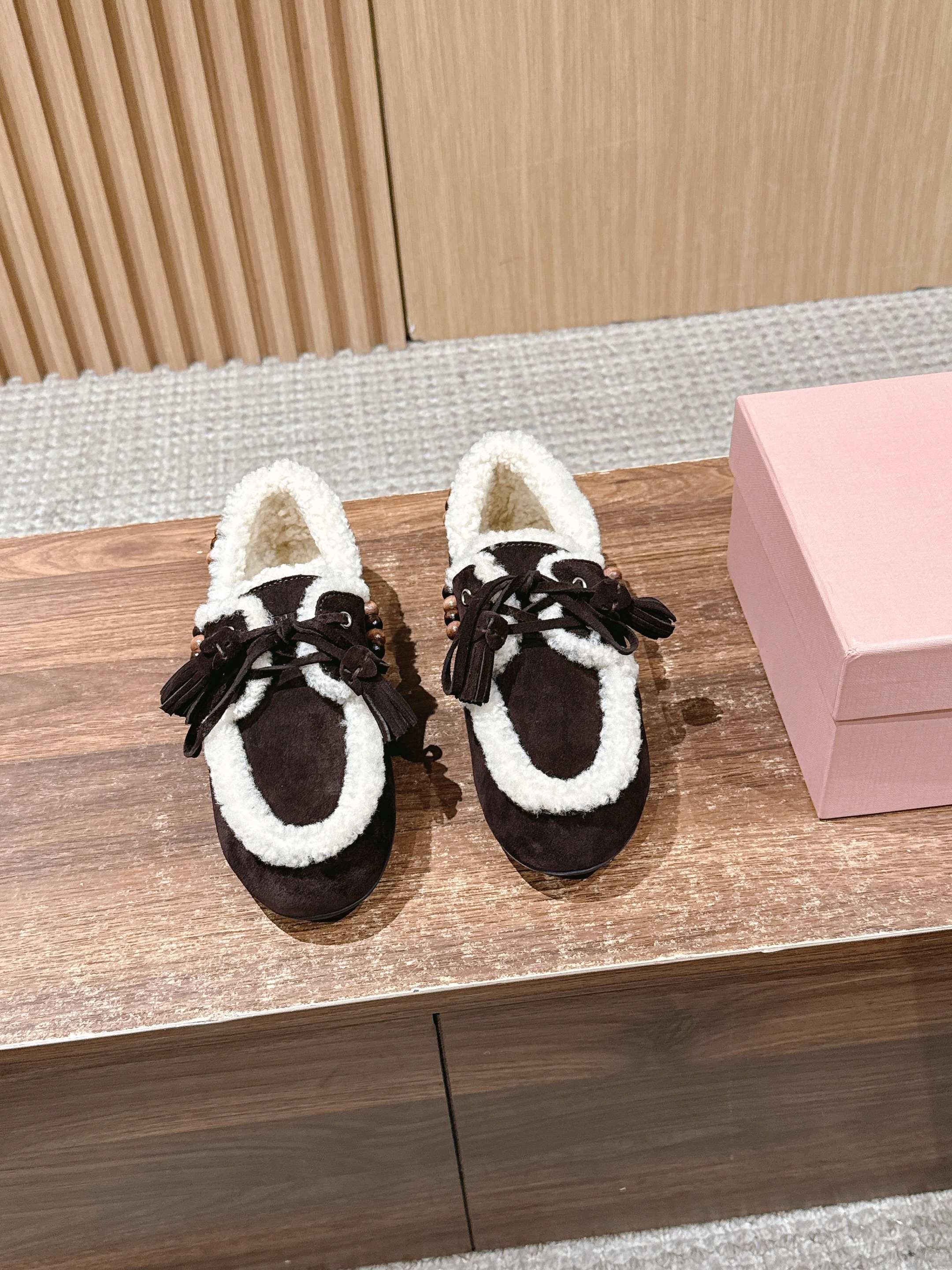 NO:491297,Miu Miu Miu's new autumn and winter deck shoes suede lamb wool boat shoes flat shoes, one-step 'retro shoes~ playful lace-up tassels, retro dry and different colors, fur-fur inside, the design makes the wear experience more exciting, very comfortable and fashionable, it's too design-like, the atmosphere of autumn and winter is full, comfortable and fashionable, cow reverse velvet material lamb wool inner original molded rubber sole Size35-39 (40 customization, no return and exchange), loafers, miumiu, loafers, flats, chamois leather19860909Miu Miu 缪缪秋冬新款deck shoes麂皮羊羔毛船鞋平底鞋 一脚蹬'复古鞋～ 俏皮的系带流苏,复古的干异色系,内里磨毛的 设计让穿着体验度更加高涨 非常舒适又洋气 也太有设计感了吧,秋冬氛围感拉满,舒适又时尚 牛反绒材质 羊羔毛内里 原版开模橡胶大底 Size35-39（40定制不退换）,乐福鞋,miumiu,loafers,flats,chamois leather,Women's Shoes