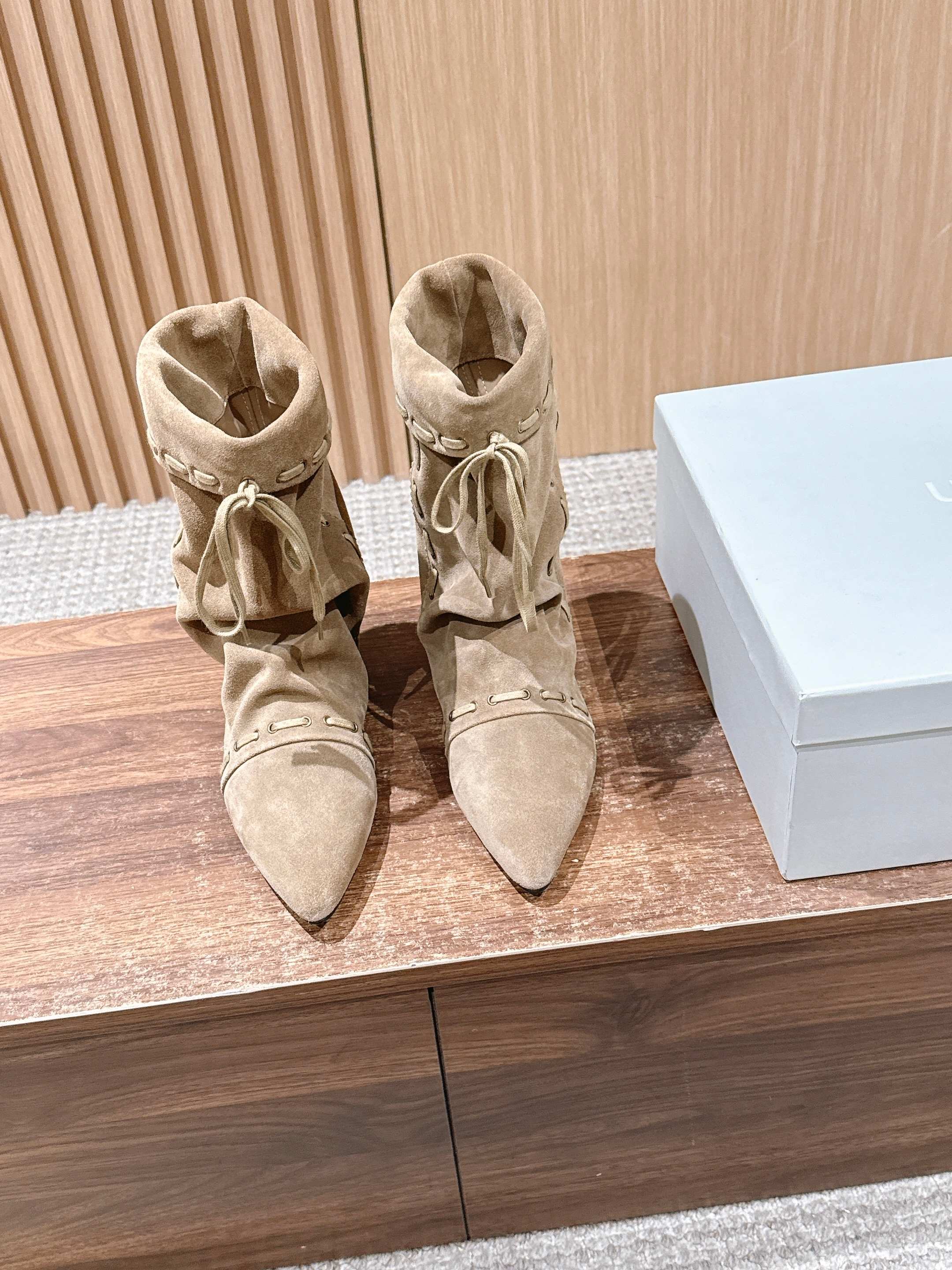 NO:491277,#25 New Retro Western Cowboy Boots in Autumn and Winter. Feel the collision between autumn and western retro style, commuting and daily outfits can be easily held. You can pile up whatever you want, and you can pile up each one of the unique piles of boots!  This is really delicious!  The real thing looks better than the photos!  Call it the best pile boots this year, it is not overdone, retro and versatile, lazy and simple. ox back-fleece material sheepskin inner Size35-39 (40 custom made without return or exchange), boots, boots, sheepskin19860909#25秋冬新款复古西部牛仔靴 感受秋日与西部复古风的碰撞通勤和日常穿搭都能轻松hold住,你想怎么堆都可以每个都是独一无二的堆堆靴！这款真的炒鸡美腻的！实物比照片好看的哦！称之为今年最好看的堆堆靴,毫不过分,复古百搭,慵懒简约.牛反绒材质 羊皮内里 Size35-39（40订做不退换）,靴子,boots,sheepskin,Women's Shoes