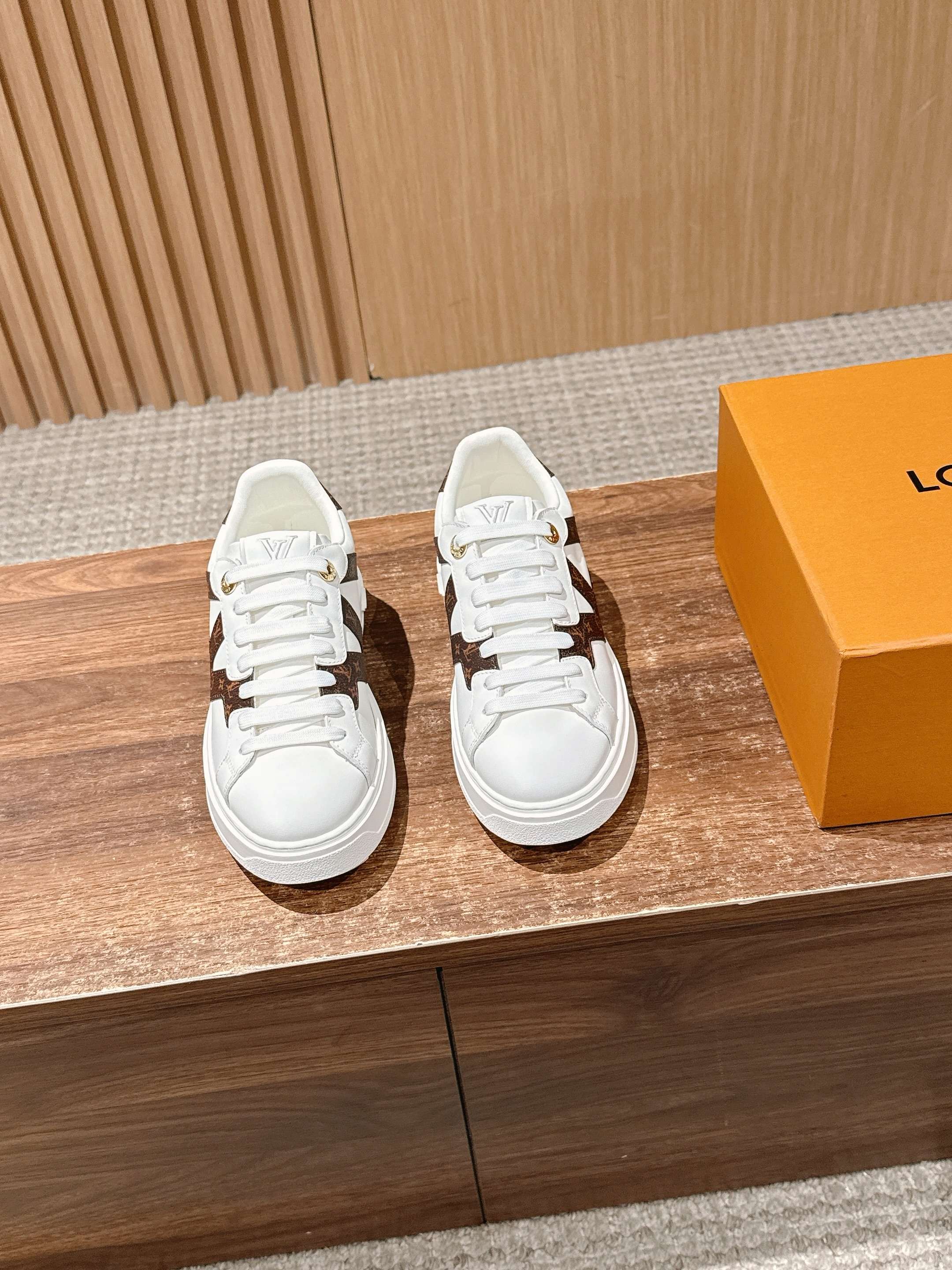 NO:491263,# New style of Dujia pattern printing classic thick-soled sneakers. This Time Out sneakers are soft cowhide-sealed mini Monogram pattern, renovating the classic design of L and v. 3D logo embellishment, thickened outsole, inscription eyelets and add exquisite details Size35-39 (customized for 40/41), casual shoes/sports shoes, louis vuitton, louis vuitton, sneakers, cowhide19860909# 驴家新款花纹打印经典厚底运动鞋新版面 本款Time Out 运动鞋为柔软牛皮革压印迷你 Monogram图案,焕新L,v 的经典设计.3D标识点缀,加厚凸纹外底,铭纹孔眼再添精致细节 Size35-39（40/41定做）,休闲鞋/运动鞋,louis vuitton,louis vuitton,sneakers,cowhide,Women's Shoes