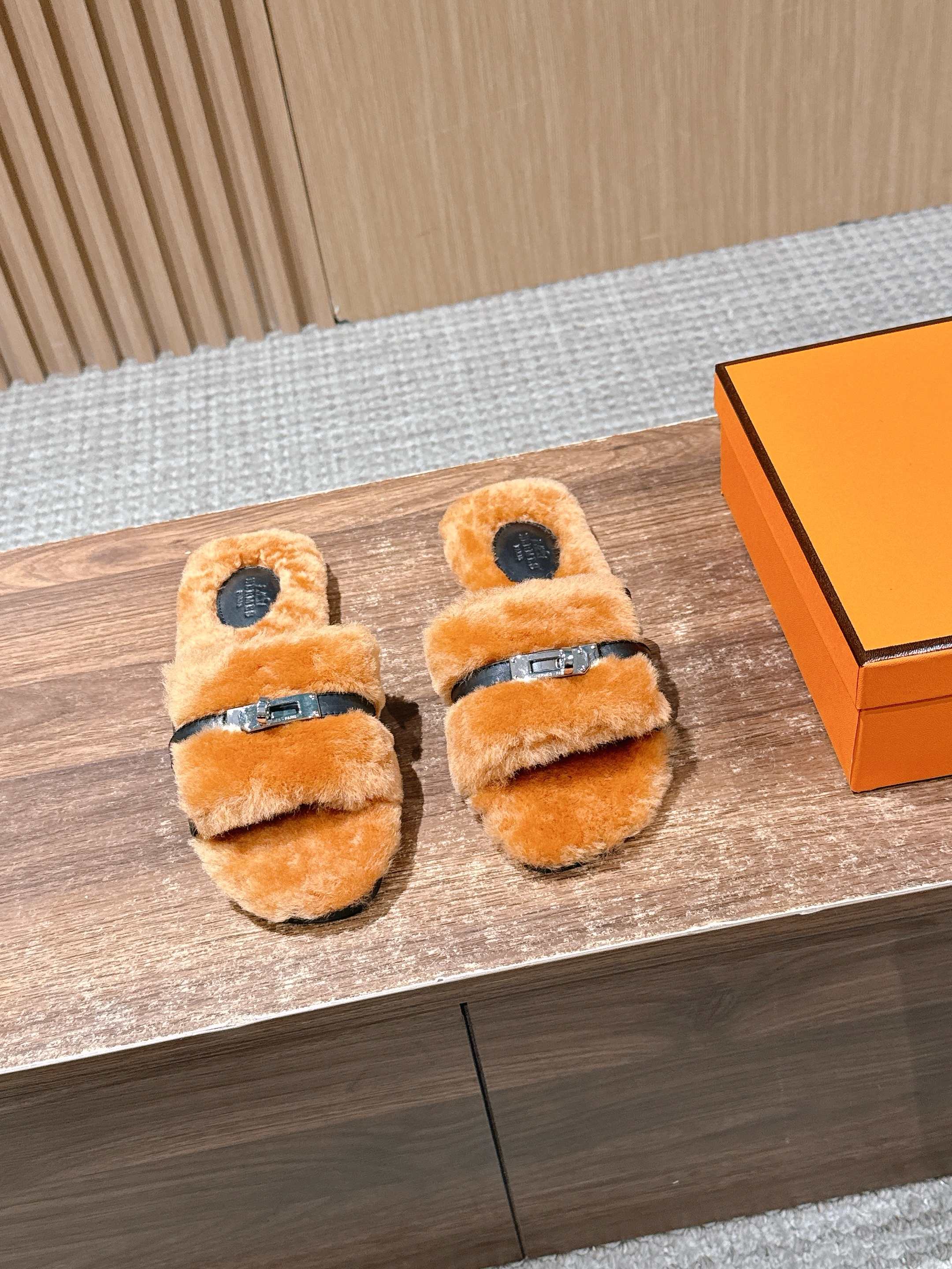 NO:491244,Hermes Kelly new wool slippers are more fashionable than the classic H-drag!  You can't resist the temptation at first sight. You are really good at loving love and love-level super fashionable and fresh, and it is the best product list for you!  !  Simple and flowing design, smooth and create a fashionable and beautiful look Size35-39 (40/41 custom-made without return or exchange), fur shoes and slippers, hermes, slippers19860909爱马仕Kelly扣新款羊毛拖鞋 比经典的H拖洋气哦第！一眼看有到种抵挡不住诱的惑,真好的爱好爱级超洋气清新时尚,是行出优选的品单！！设计简约流,畅打造时尚美柔造型 Size35-39（40/41定制不退换）,毛毛鞋拖鞋,hermes,slippers,Women's Shoes