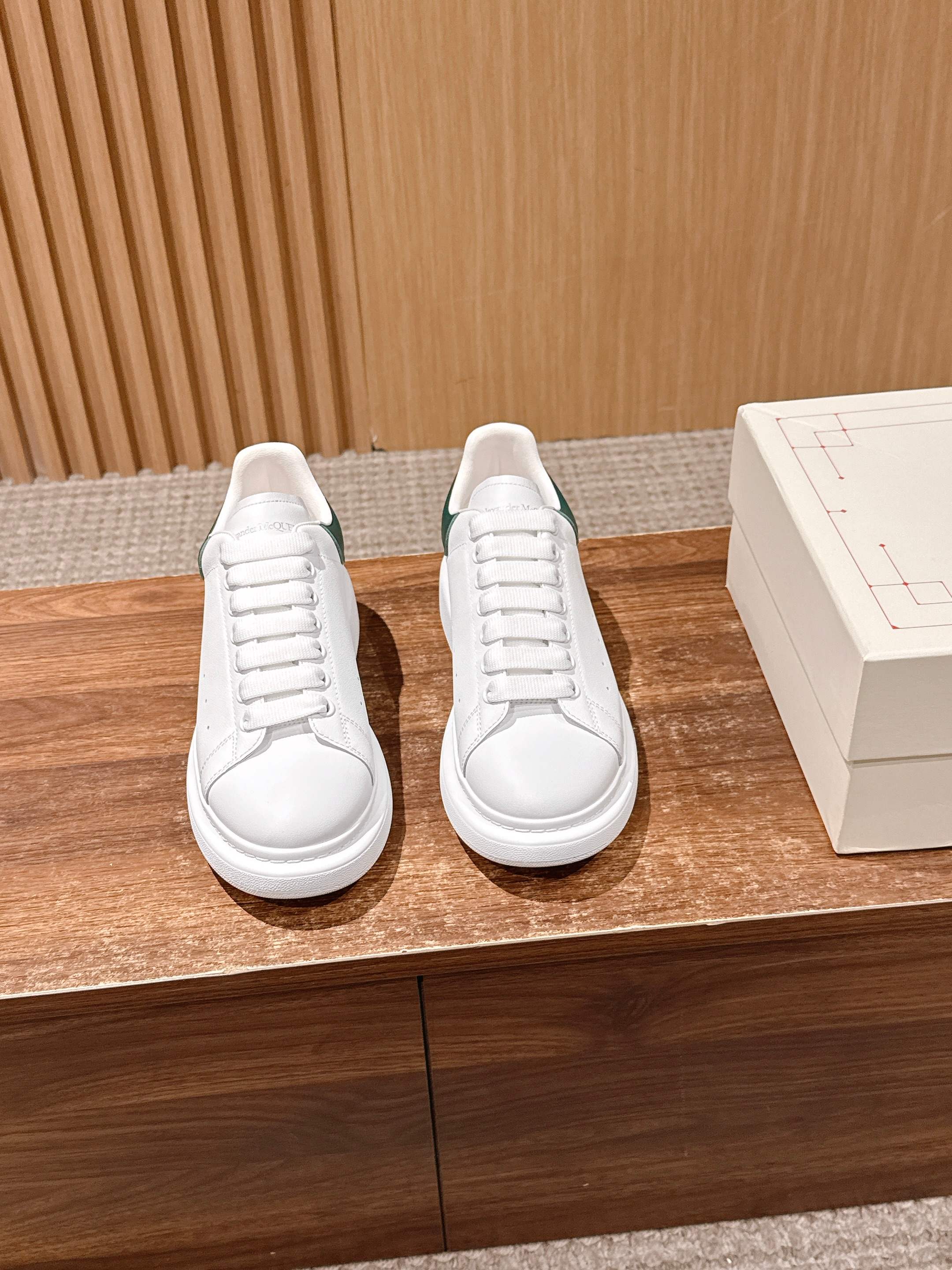 NO:496704,Men [Dark Green Skin Tail] # McQueen deserves to be the king of classics among white shoes. There are indeed many people on the market, and the versions are also uneven, but they are still a distance from the genuine one!  Please see our exclusive 1 exclusive custom latest silk cowhide 2 upgraded last!  3 Upgraded original version without yellowing IP bottom!  Spend more than 20,000 yuan from the newly opened large-sole model!  The color has been upgraded again!  From large materials to large bottoms, we hope to give you a real original experience!  Exclusively customized imported silk cowhide leather from the back surface material, original leather inner lining/stand material top imported knitted breathable inner lining!  Exclusive anti-counterfeiting chip label Size women's size 35-39 (40 custom made without return or exchange) Men's size 39-45 (46/47+50 custom made without return or exchange), casual shoes/sports shoes, alexander mcqueen, sneakers, cowhide19860909男【深绿皮尾】 # 麦昆当之无愧算是小白鞋里的经典之王 市面上做的人也确实不在少数,版本也是参差不齐但真正离正品还是有一段距离！请看我们独家 1独家定制的最新丝绸牛皮 2升级版楦型！ 3升级原版不发黄ip大底！花费2万多从新开的大底模！颜色又升级！大到材质大底,小到五金我们都希望给你真正原版的体验！ 帮面材质独家定制进口丝绸牛皮,原版皮质 内里/垫脚材质顶级进口针织透气内里！ 独家防伪芯片标签 Size女码35-39（40定做不退换） 男码39-45（46/47+50定做不退换）,休闲鞋/运动鞋,alexander mcqueen,sneakers,cowhide,Women's Shoes