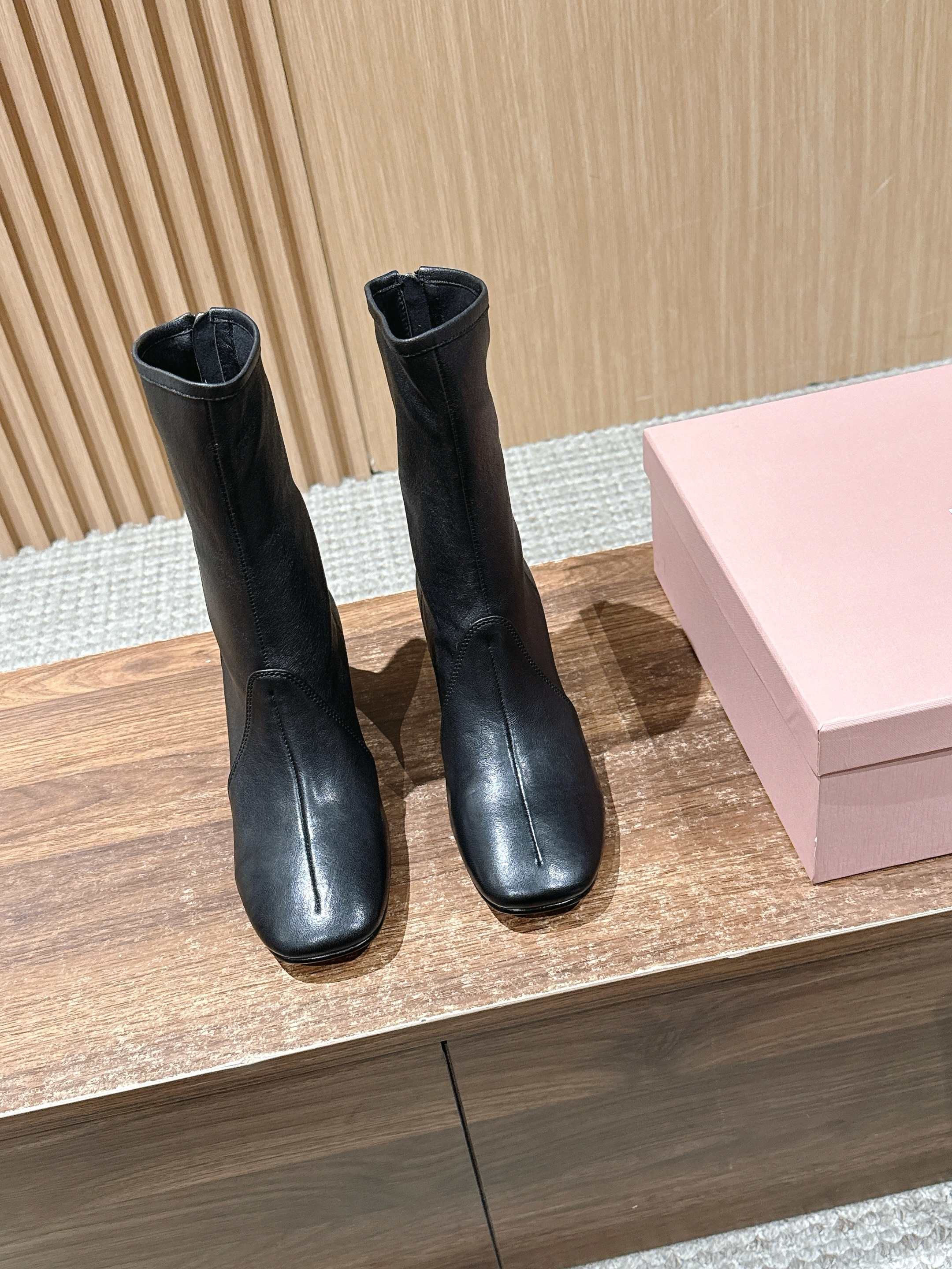 NO:496669,#Miao Miao 25AW new elastic boots short boots, thick heel, legs wrapped, ankle joint tightening!  These elements are difficult to look good together. The short boots are cool and exquisitely controlled by the black leather with a high-end feel. The metal buckle embellishment instantly illuminates the shape. Square toe and medium heel design. Retro and leg-shaped. Whether it is paired with jeans or small skirts, you can easily wear it in a fashionable tone~ Long boots are so amazing. The leather is high-end and textured. The metal buckle embellishment instantly enhances the fashion. Over-knee-end design can also easily create long legs. It is outstanding when paired with skirts and trousers. Fashion pictorials for walking. Uppers. Vegetable-tanned elastic sheepskin. Foot pads. Sheepskin. Outsole. Italian leather outsole. Heel height 6cm. Size35-41 (40.41 custom-made without return). Boots, boots, skirts, jeans, sheepskin, Leather soles. Boots, boots, skirts, jeans, sheepskin, Leather soles.19860909#缪缪 25AW新品弹力靴短靴 粗跟,包腿,踝关节收紧！这几个要素和在一起就很难不好看,短靴把酷飒与精致拿捏得死死的黑色皮革自带高级感 金属扣点缀瞬间点亮造型 方头加中跟设计 复古又显腿型 不管是配牛仔裤还是小裙子 都能轻松穿出时髦腔调～ 长靴太绝啦 皮质高级又有质感 金属扣点缀瞬间提升时髦度 过膝设计还能轻松打造大长腿 搭配裙装裤装都很出挑 穿上就是行走的时尚画报 鞋面 植鞣弹力羊皮 垫脚 羊皮 大底 意大利真皮大底 跟高 6cm Size35-41（40.41定制不退换）,靴子,boots,skirts,jeans,sheepskin,Leather soles,Women's Shoes