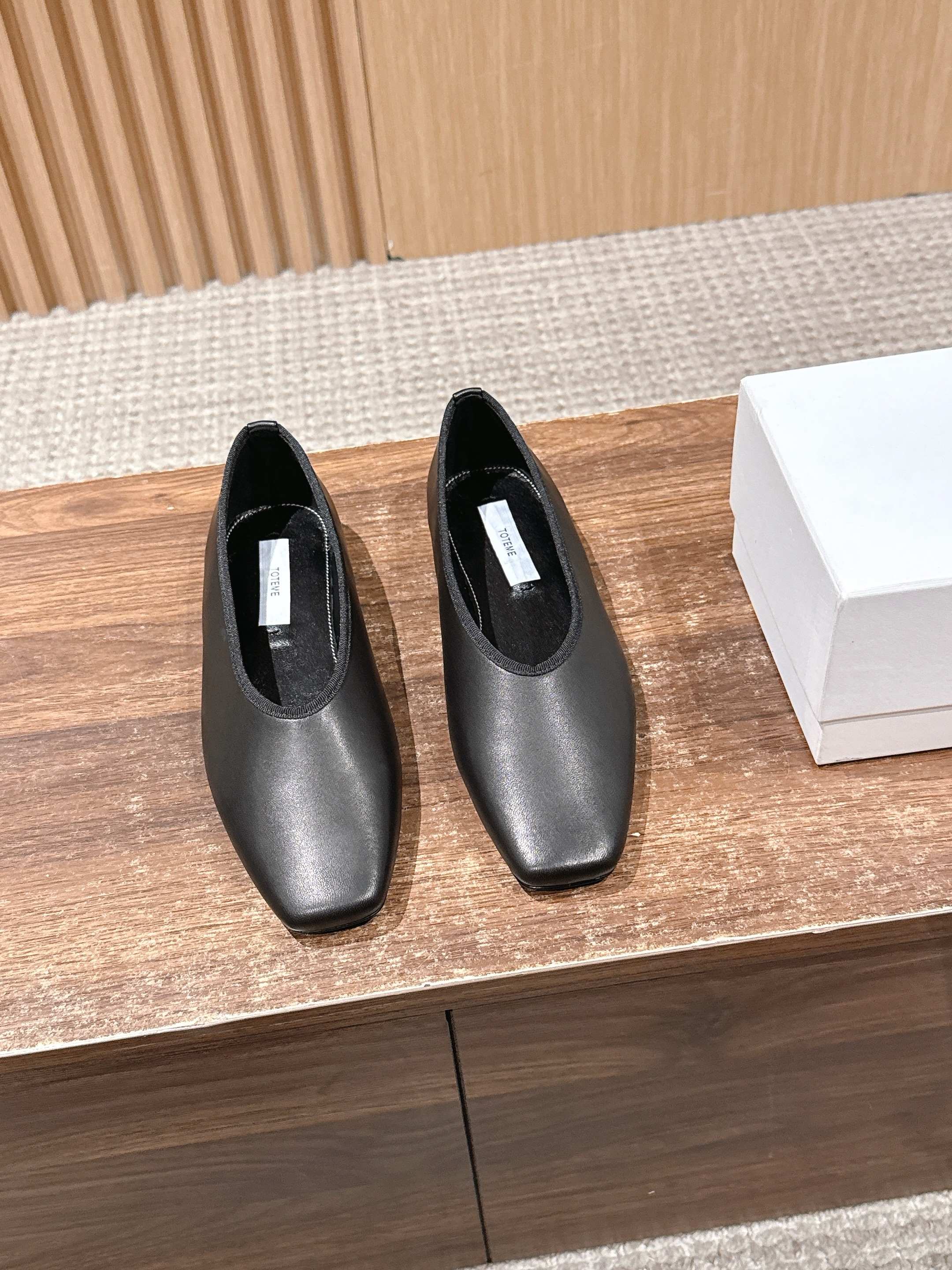 NO:496694,[Dongguan] Toteme 25 latest small square-toed suede flat shoes, original 1:1 replica, simple and high-end. The plain design is avant-garde and fashionable, low-key and textured, niche and tasteful; it perfectly interprets the old money style!  High mercerized sheep reverse fur/cowhide inner sweat-absorbent sheepskin; insole sweat-absorbent sheepskin; outsole Italian top leather outsole; size 35/36/37/38/39/40 (40 no return or exchange), single shoes, flats, cowhide, sheepskin, chamois leather, Leather soles19860909【莞产】Toteme 25最新小方头麂皮平底鞋 原版1:1复刻,简约又透入着高级 素面的设计前卫又时髦 低调不失质感,小众又有品味 ；完美诠释了老钱风！ 鞋面高丝光羊反毛皮/牛皮 内里吸汗透气羊皮里； 鞋垫吸汗透气羊皮里； 大底意大利头层真皮大底； 尺码35/36/37/38/39/40（40不退换）,单鞋,flats,cowhide,sheepskin,chamois leather,Leather soles,Women's Shoes