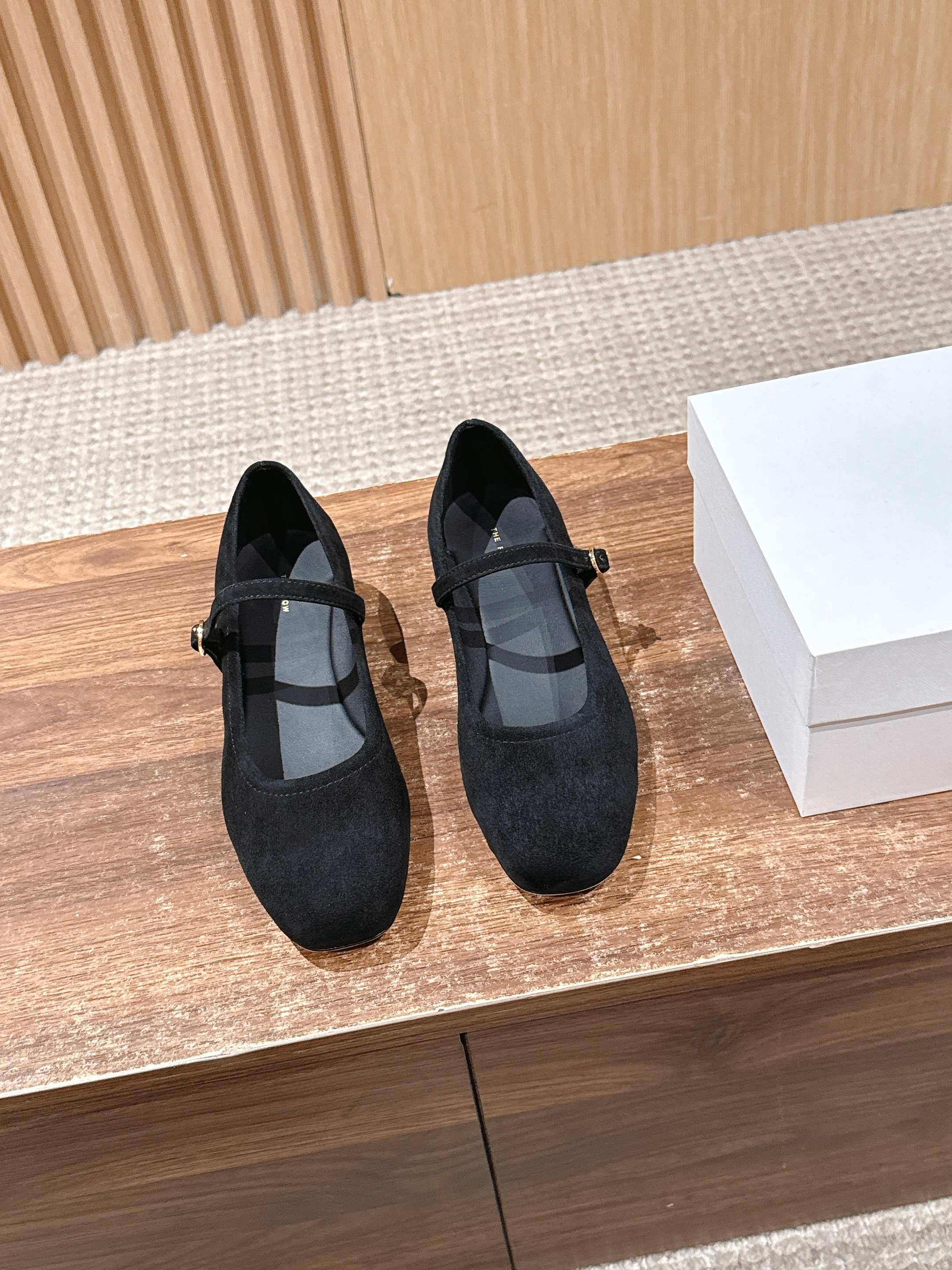 NO:496700,【官网】The Row new retro shallow mouth high heels Mary Zhen shoes one-strip single shoes This Mary Zhen shoes are made of calf reverse velvet leather, with a snap buckle strap, 3.5 thick heels are smooth and comfortable. The style is gentle and ladylike, elegant and lively. The one-strip series is easy to put on and take off, has strong inclusiveness, and is not picky about the feet, making it easy to match in all seasons!  Simple and generous, super versatile, with the same commuter shoes as celebrities, comfort and elegance coexist, a style that cannot be missed this season!  The fabric is imported beef reverse velvet, and the inner soft sheepskin is fully comfortable, so you won’t be tired even if you wear it all day!  Large-sole genuine leather and large-sole, full of high-end feel, super luxurious art design!  Heel height 3.5cm Size 35/36/37/38/39/40 (40 no return or exchange), single shoes, mary jane, sheepskin, Leather soles19860909【莞产】The Row新款复古浅口高跟款玛丽珍鞋一字带单鞋 本款玛丽珍鞋以小牛反绒皮制成,设有带按扣扣带,3.5粗跟平稳舒适.款式斯文淑女,优雅又不失活泼. 一字带系列,穿脱方便,包容性强,不挑脚型,四季好搭配！简单大方,超百搭,明星同款通勤单鞋,舒适与优雅并存,本季不容错过的款式！ 面料进口牛反绒 内里柔软羊皮,舒适度直接拉满,穿一整天也不会累脚！ 大底真皮大底,高感级十足,超级奢华的艺工设计！ 跟高3.5cm 尺码35/36/37/38/39/40（40不退换）,单鞋,mary jane,sheepskin,Leather soles,Women's Shoes