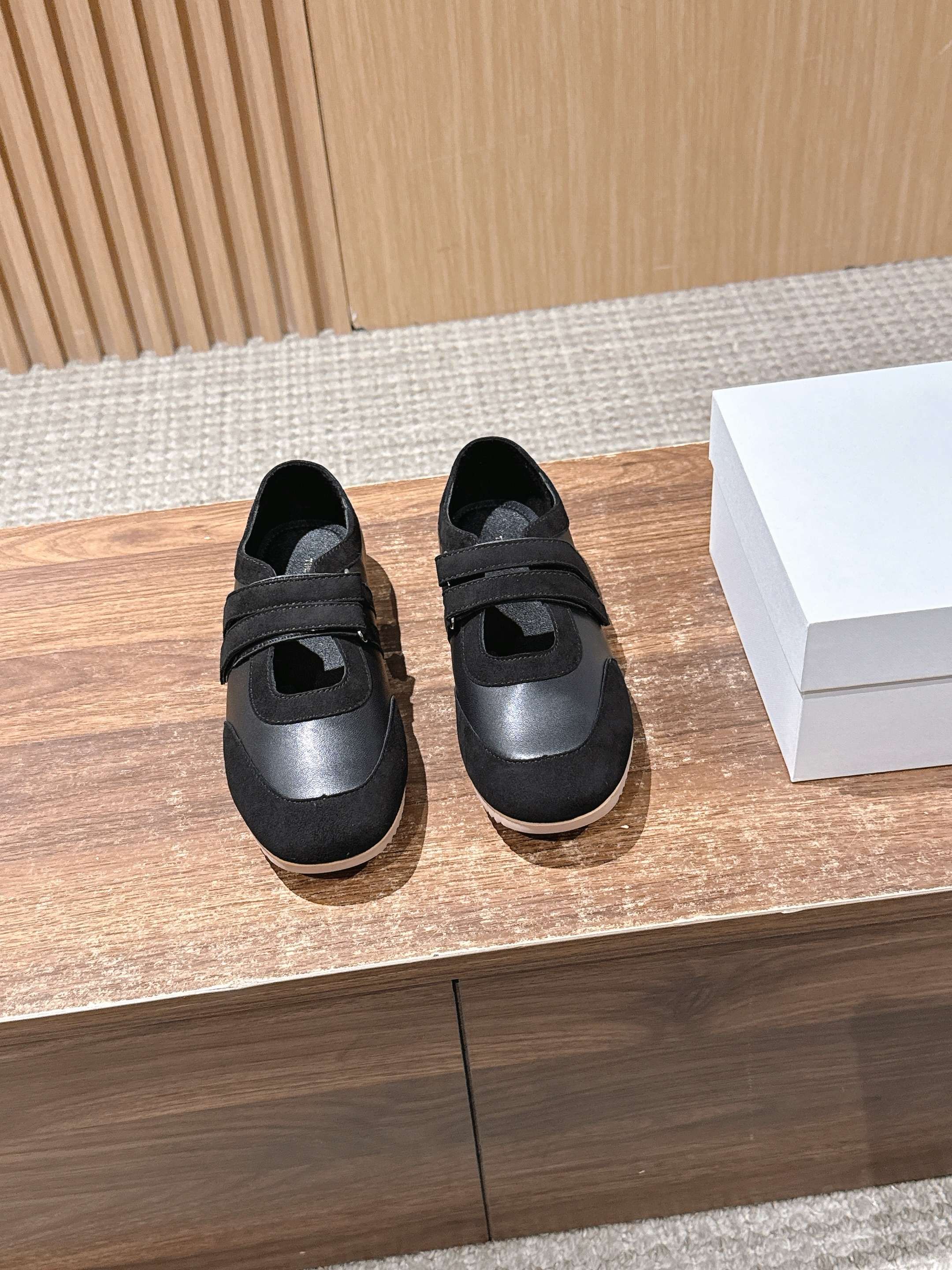 NO:496640,【官网】The Row autumn and winter simple velcro sports shoes This is a shoe with a little retro academy temperament, which has the sense of a girl and the cool and high-end dark style. It is the kind of shoes that 'it won't be inconsistent when you go to the art gallery'. It is paired with white lace mid-tube stockings + doll skirt = Lolita-style sweet and dessert style. Moreover, the row minimalist style design of this shoe makes it stand out even among many brands and become the darling of niche fashion. Whether it is commuting to work or strolling on weekends, this pair of shoes can become your perfect choice. Soft and durable; the spliced ​​part of the imported lambskin fetal cow back-velvet leather, the texture can be seen to be full, and the foot is comfortable to fly. Size35/36/37/38/39/40 (40 no return or exchange), single shoes, skirts, sheepskin19860909【莞产】The Row秋冬款简约一脚蹬魔术贴运动板鞋 这是一款带点复古学院气质的鞋款,既有少女的乖巧感,又有暗黑系的冷调高级,属于那种「穿着去逛美术馆也不会违和」的鞋子, 搭配白色蕾丝中筒袜+娃娃裙=洛丽塔式甜丧风 而且,这款鞋子的row极简风系设计,让它即使在众多品牌中也能脱颖而出,成为小众时尚的宠儿. 无论是上班通勤还是周末闲逛,这双鞋都能成为你的完美选择 柔软又耐用；拼接部分进口小羊皮胎牛反绒皮,质感可见拉满,上脚舒服到飞起 Size35/36/37/38/39/40（40不退换）,单鞋,skirts,sheepskin,Women's Shoes