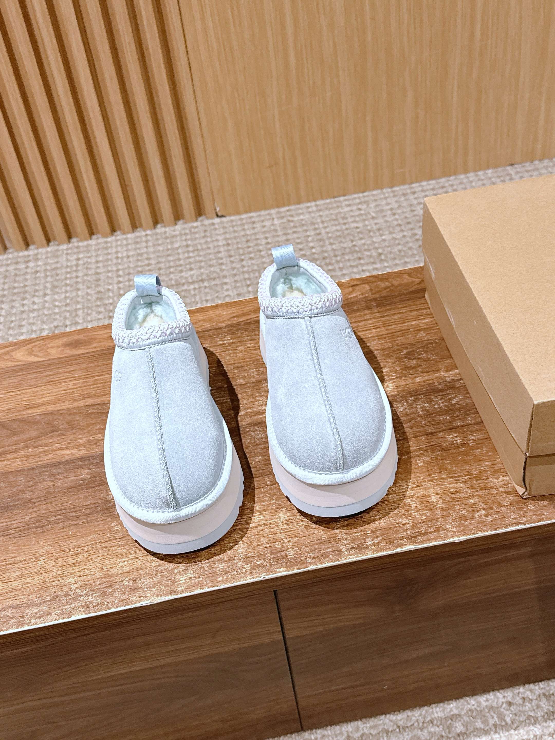 NO:512306,UGG Tazz Thick Sole Half Shoes and Snow Boots The new style of hammered woven and embroidered with ethnic style retro and fashionable, super comfortable and pedaling, so many celebrities are wearing it. I don’t need to say more about how popular the ins Xiaohongshu is, and the rhythm of the stock is out of stock as soon as the season comes!  Longfeng thick fur integrated!  This trouser is different from the classic snow boots. Its shoe shape is more inclined to be half-supported and one foot pedal, which is convenient and comfortable to put on and take off. It is the favorite of many lazy cancer stars. Fabric: Original custom imported cowhide Inner: Original custom warm wool Outsole: Original model ultra-light foaming material Sole thickness: 4.5CM Size: Women's model 35-39 (40 custom made without refund), semi-dragged fur shoes, boots, cowhide19860909UGG Tazz 塔茨厚底一脚蹬毛毛鞋雪地靴 新款毛拖采用民族风编织刺绣复古又时髦,超舒适一脚蹬,超多明星在穿,ins小红书有多火不用我多说,一到季节就断货的节奏！ 隆丰厚实皮毛一体！这款搭茨和经典的雪地靴不同,它的鞋型更倾向于半托一脚蹬,穿脱方便舒适,是很多懒癌星人的心头好 面料: 原版定制进口头层牛皮 内里: 原版定制保暖羊毛 大底: 原版开模超轻发泡材质 底厚: 4.5CM Size: 女款35-39（40订做不退）,半拖毛毛鞋,boots,cowhide,Women's Shoes