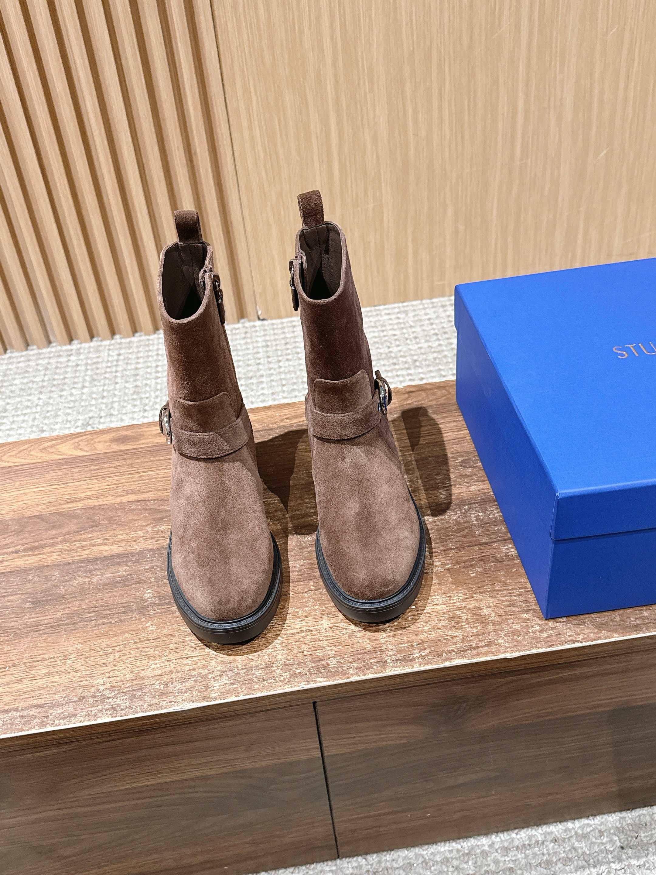 NO:512339,【官网】Stuart Weitzman SW thick heel inside zipper Chelsea boots No girl doesn’t love SW. Every single item can always bring people a different fashion atmosphere. It is not difficult to see from the frequent appearance rate on the Oscar red carpet. It is definitely a favorite of many popular stars. Not only does the red carpet need her, but the simple but not simple design style is definitely a must-have shoe style in autumn and winter!  !  The boots are both high-quality and fashionable style and practical functions, and are made of cowhide fabric to enhance the comfort and fit. This boot belongs to the brand's classic boot series. The mid-tube boots are very good to lengthen the leg lines, which can modify various leg shapes and lengthen the leg proportions. The classic design is specially designed to create a custom-made Asian last for comfort and fit. After hundreds of processes, you can make every step light and comfortable. The beautiful curve has excellent wrapping boots, which fit the leg curves and improve wear comfort. Imported calfskin/turnaround foot pad sheepskin Size 35/36/37/38/39/40 (40 no return or exchange), boots, stuart weitzman, boots, cowhide, sheepskin19860909【莞产】Stuart Weitzman SW粗跟内侧拉链切尔西靴 没有哪个女生不爱SW 每一款单品总能给人们带来不一样的时尚气息 从奥斯卡红毯上的频繁出镜率就不难看出 绝对是众多当红明星的最爱 不仅红毯需要她,简约而不简单的设计风格 绝对是秋冬季必入的鞋款！！ 靴子兼具高定时尚风格与实用功能性,采用牛皮面料,提升舒适贴合感.这款靴子属于品牌经典靴系列.中筒靴拉长腿部线条非常好,可修饰各种腿型,拉长腿部比例. 经典设计专为舒适贴身打造亚洲定制舒适楦型,经过上百道工艺打磨,让您每一步都轻盈舒适.优美曲线具有优异包裹性的靴筒,贴合腿部曲线,提升穿着舒适性. 鞋面进口小牛皮/翻毛皮 垫脚内里羊皮 尺码35/36/37/38/39/40（40不退换）,靴子,stuart weitzman,boots,cowhide,sheepskin,Women's Shoes