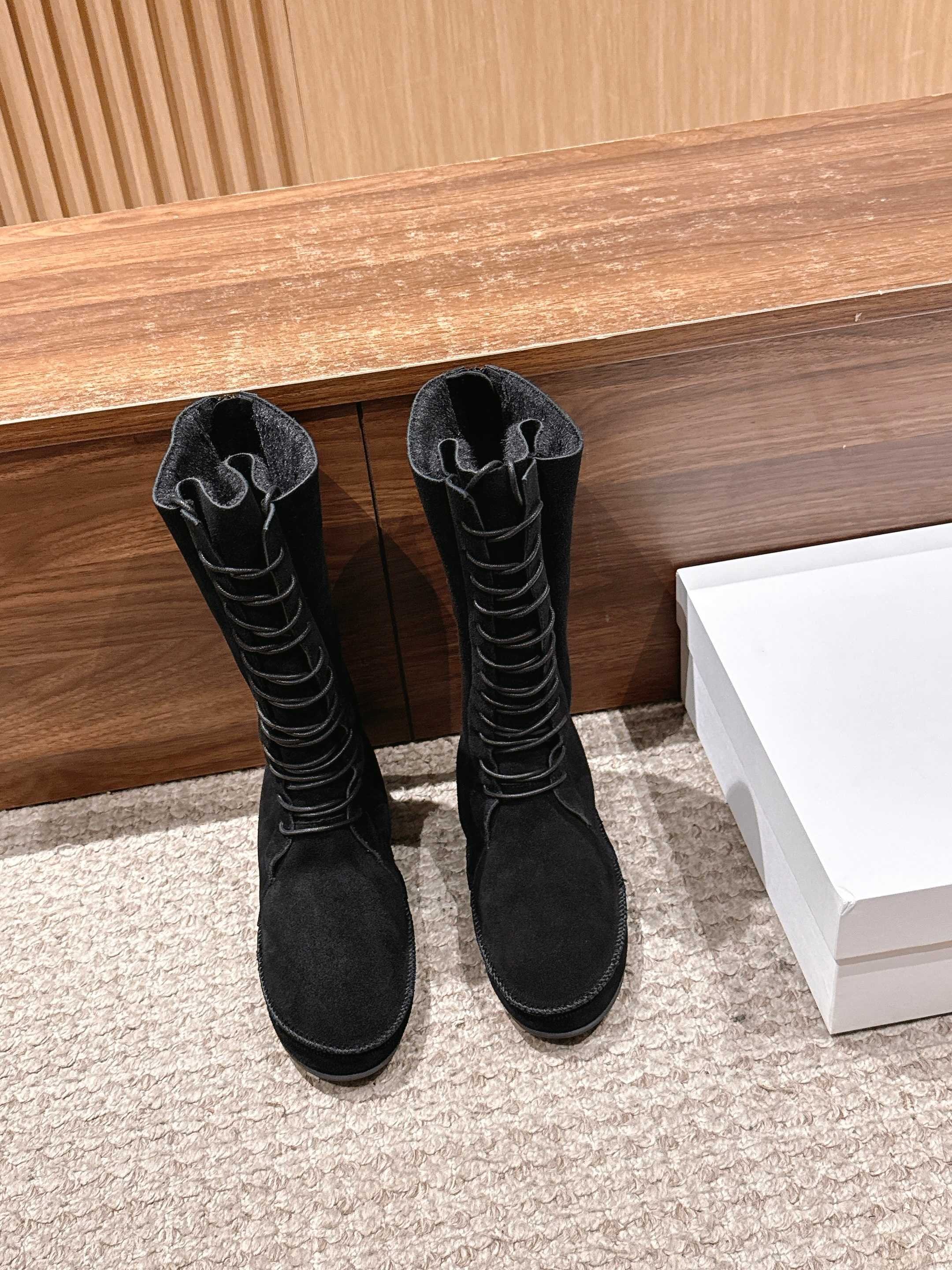 NO:512342,【官网】The Row Autumn new strap zipper Lao Qian Snow Boots adopts a fur-integrated upper, which feels soft and comfortable, and the inner wool is not only warm but also protects life. The sole is made of rubber, thick and non-slip, providing more stable and safe support for your walking, making your winter outfit look more fashionable and natural. In snow or rainy days, it can protect your feet from the invasion of wet and cold, allowing you to enjoy a relaxed and pleasant time. Don’t hesitate, in this autumn and winter, show your personality charm, start with your feet, pursue yourself, and live a wonderful life!   Upper, integrated fur, original graffiti rubber sole combination, bottom thickness 2cm Size 35/36/37/38/39/40 (40 no return or exchange), boots, boots19860909【莞产】The Row 秋季新款绑带拉链老钱风雪地靴 采用皮毛一体鞋面,触感柔软舒适,内里羊毛 不仅保暖而且更加保护生命.鞋底采用橡胶材质,厚实防滑,为你的行走提供更加稳定和安全的支撑,让你的冬日穿搭更显时尚与自然.在雪天或者雨天,它能够保护你的双脚不受湿寒的侵袭,让你享受轻松愉快的时光.别犹豫,在这个秋冬季,尽显个性魅力,从脚开始,追求自我,活出精彩生活！  鞋面 皮毛一体 大底原版沟纹橡胶底组合大底,底厚2cm 尺码35/36/37/38/39/40（40不退换）,靴子,boots,Women's Shoes