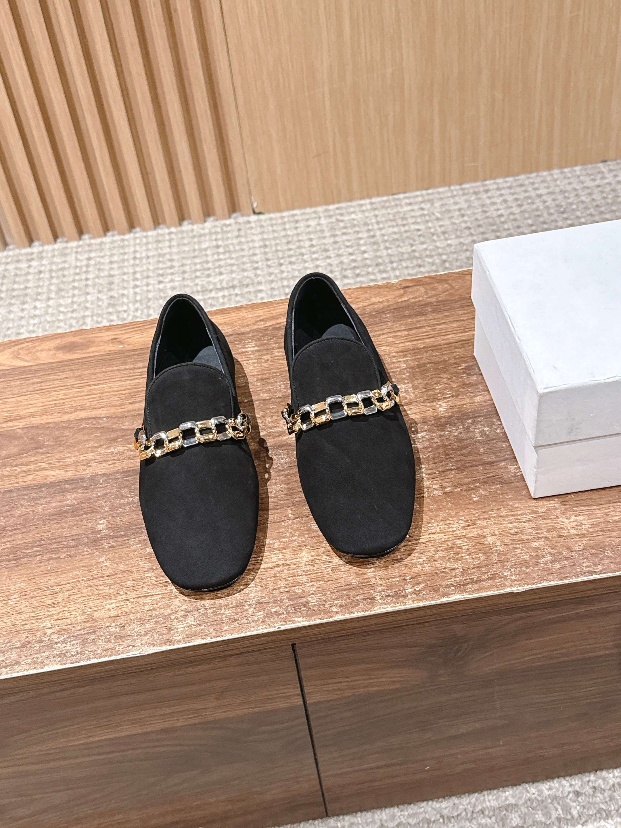NO:512296,# Jillsanda double-color knotted chain loafers square toe and one foot pedal cover, kitten heel single shoe. Typical loafer shoes are one foot pedal, which is easy to put on and take off. The toe is designed with square toe. This toe style is retro and atmospheric. It can modify the foot shape and provide relatively loose space for the toes. It will not squeeze too much on the toes like pointed toe shoes. The comfort is guaranteed in visual and practical experience. The most eye-catching decoration on the upper is a metal chain. The chain adopts a gold and silver design. The two metal colors collided together, and it will not be too monotonous or overly exaggerated. It adds a gorgeous and fashionable highlight to the whole pair of shoes. It is the finishing touch of this pair of shoes, making the classic loafer style more personalized and trendy instantly, and also reflects JIL  SANDER controls details and texture in design, cleverly combining simplicity and luxury. Upper sheep oil leather / sheep leather inner foot pad sheep skin sole Italian injection molded leather outsole Heel high flat heel / 6.5cm Size 35-39 (40.41 custom made without return or exchange), loafers, jil sander, jil sander, loafers, sheepskin, sheep, Leather soles19860909# 吉尔桑达双色打结链条乐福鞋方头一脚蹬套脚平底 小猫跟单鞋 典型的乐福鞋鞋型,属于一脚蹬,方便穿脱.鞋头为方头设计,这种鞋头风格复古又大气,能够修饰脚型,同时给脚趾提供相对宽松的空间,不会像尖头鞋那样对脚趾有过多挤压,穿着舒适度在视觉和实际体验上都有保障. 鞋面上最亮眼的装饰是一条金属链条,链条采用了金色和银色相间的设计,两种金属色碰撞在一起,既不会过于单调,又不会显得过于浮夸,为整双鞋增添了华丽感与时尚亮点,是这双鞋的点睛之笔,让经典的乐福鞋款式瞬间变得更具个性与潮流感,也体现了JIL SANDER在设计上对细节和质感的把控,将简约与奢华巧妙结合. 鞋面羊油皮/羊猄皮 内里垫脚羊皮 鞋底意大利注塑真皮大底 跟高平跟/6.5cm 码数35-39（40.41定做不退换）,乐福鞋,jil sander,jil sander,loafers,sheepskin,sheep,Leather soles,Women's Shoes