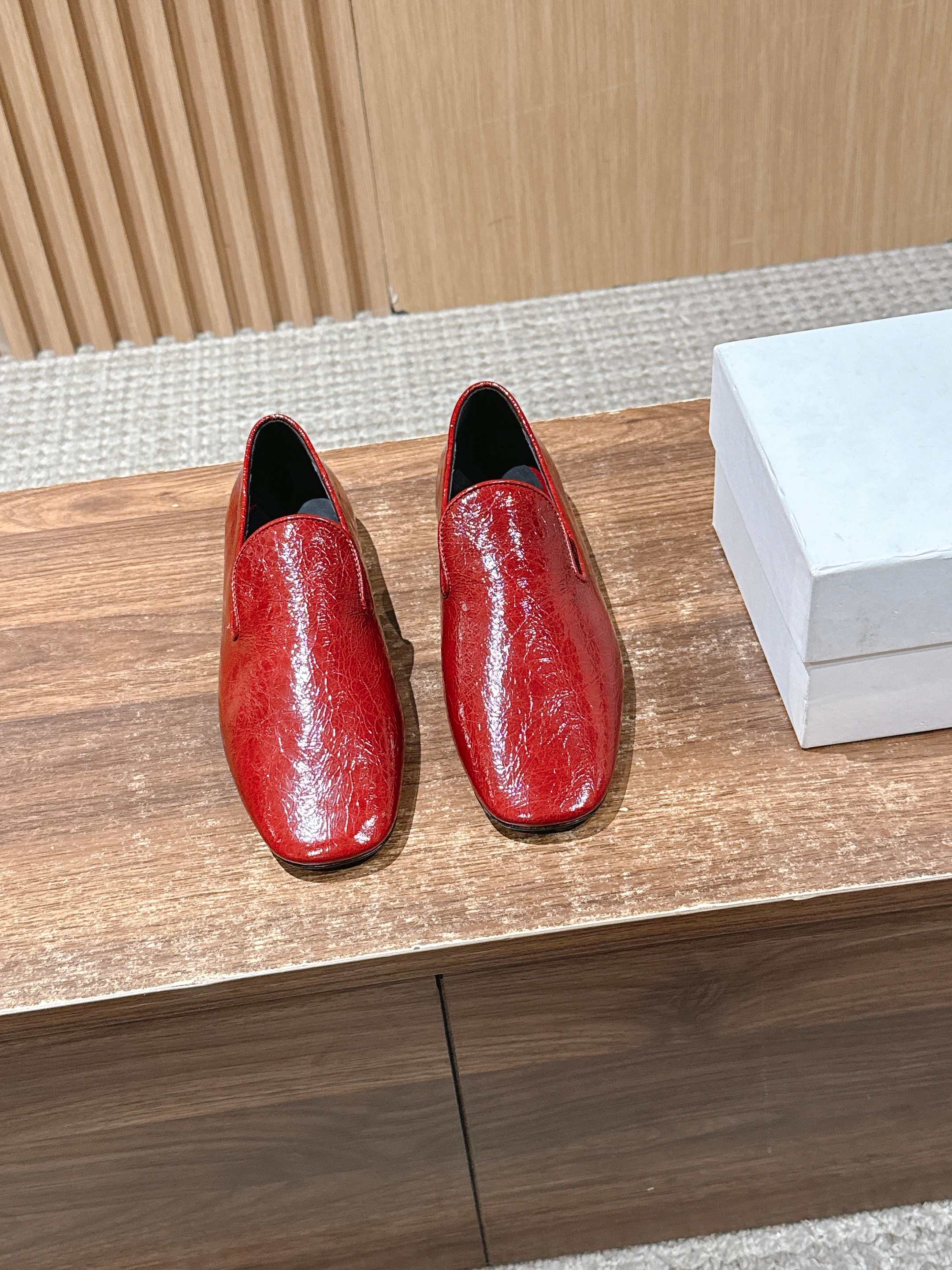 NO:512301,# Jillsanda's new loafers Square-toe flat-sole single shoes Typical loafer shoes are one-toe sleds, which are easy to put on and take off. The toe is designed with square toe. This toe style is retro and atmospheric. It can modify the foot shape and provide relatively loose space for the toes. It will not squeeze too much on the toes like pointed-toe shoes. The comfort of wearing is guaranteed visually and practically. Horsehair/sheepskin upper inner footbed sheepskin sole Italian injection molded leather outsole size 35-39 (40.41 custom made without return or exchange), loafers, jil sander, loafers, sheepskin, Leather soles19860909# 吉尔桑达新款乐福鞋 方头一脚蹬平底单鞋 典型的乐福鞋鞋型,属于一脚蹬,方便穿脱.鞋头为方头设计,这种鞋头风格复古又大气,能够修饰脚型,同时给脚趾提供相对宽松的空间,不会像尖头鞋那样对脚趾有过多挤压,穿着舒适度在视觉和实际体验上都有保障. 鞋面马毛/羊皮 内里垫脚羊皮 鞋底意大利注塑真皮大底 码数35-39（40.41定做不退换）,乐福鞋,jil sander,loafers,sheepskin,Leather soles,Women's Shoes