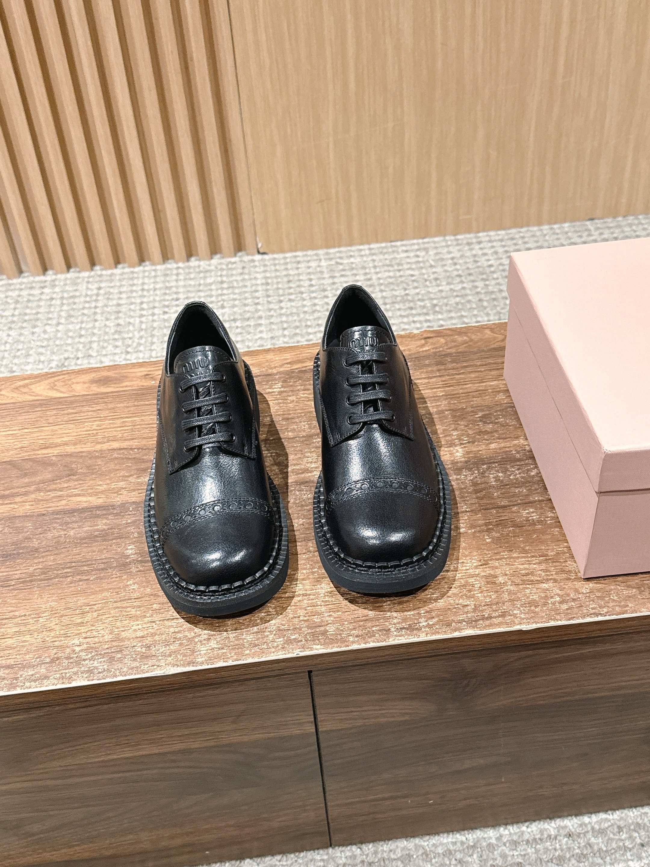 NO:562595,[Made in Guangzhou] Miu Miu's new lace-up deep-mouth single shoes, high version, autumn new British genuine leather flat-soled round thick heel versatile derby shoes. All major brands of British loafers are vying to produce them, and they are more tolerant to the feet, and they are quite versatile. When I first saw them, the texture really caught my eye, and they are retro and versatile!  Miumiu still has its own ladylike style, elegant and exquisite design. In the south, it is just right to have it in all seasons. It can be paired with long socks, keeping warm and fashionable, and paired with personalized socks, it has unique personality charm!  Wearing your own style is the most beautiful interpretation, fashionable and luxurious goddess shoes yyds!  The shape and lines of the shoes are great, classic, casual and feminine!  Add lace-up accessories to add a sophisticated and fashionable touch!  The texture is unparalleled!  It is perfect for daily wear or formal occasions. The slimming filter makes it easy to walk without tiring your feet. It is stable enough to wear for jogging!  Black and coffee are always classic!  A must-have for workplace beauties!  Very high-end atmosphere!  Material introduction: upper water-dyed heavy oil waxed calfskin, lining mixed sheepskin, outsole custom-made rubber outsole, heel height 2.5cm, size 35/36/37/38/39/40 (non-refundable for 40), loafers, miumiu, loafers, cowhide, sheepskin, socks19860909【莞产】 缪缪新款系带深口单鞋高版本秋季新款英伦真皮平底圆通粗跟百搭德比鞋 英伦乐福鞋各大品牌都在争相出品,而且对双脚又更多的包容性,而且相当百搭,看到它的第一眼,质感妥妥地吸引了眼球,复古百搭！ miumiu家依然自带名媛风,秀气精致的设计,在南方,四季有它就妥妥的,可以搭配长袜,保暖又时尚,搭配个性袜子,独具个性魅力！ 穿出自己style才是最美诠释,时髦精必败的高奢女神鞋yyds！鞋型线条感太棒了,经典休闲显女人味！加上系带配件点缀精致时髦感！质感别提多高级了！ 日常或者正式场合穿倍有面,瘦腿滤镜,好走不累脚,稳到穿着小跑都没问题！黑色 咖色永远经典！职场丽人必备！非常高级大气！ 材质介绍 鞋面水染重油腊小牛皮 内里垫脚混种羊皮 大底定制橡胶大底 跟高2.5cm 尺码35/36/37/38/39/40（40不退换）,乐福鞋,miumiu,loafers,cowhide,sheepskin,socks,Women's Shoes