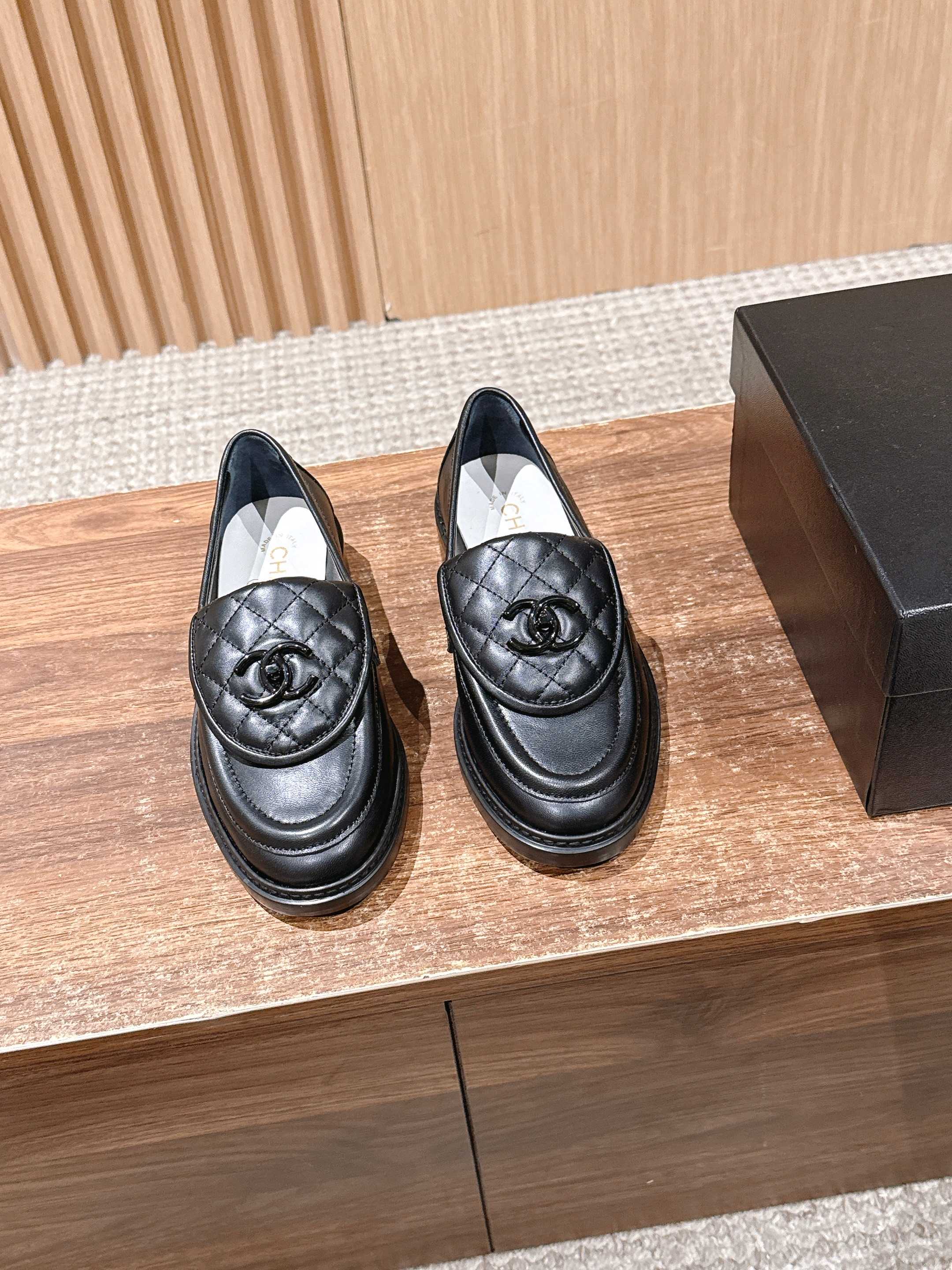 NO:535585,Chanel medieval diamonds, classic retro sheepskin loafers, upper diamond design, retro shoe shape, super fragrant grandma's home tone, comfortable to wear on the feet, versatile commuting, wear barefoot or match mid-tube socks, skirts, pants, all invincible beauty, full of high-end feel, super durable, specific sheepskin, mixed-bred sheepskin inner soft sweat-absorbing and breathable, exclusive original 1:1 mold development, long-lasting and not softening, imported genuine leather soles from Italy, Size35-39 (customized for 40/41, no return or exchange), loafers, chanel, loafers, skirts, sheepskin, Leather soles19860909香奈儿中古菱格 经典复古羊皮乐福鞋 鞋面菱格设计～复古的鞋型～超有香奶奶家的调调～上脚舒服～通勤百搭～光脚穿或搭配中筒袜 配裙子 裤子 都是无敌美～满满高级感～超级耐看 特定羊皮 混种羊皮内里 柔软吸汗透气 独家原版1:1开模开发 ～持久不软化 意大利进口真皮大底 Size35-39（40/41定做不退换）,乐福鞋,chanel,loafers,skirts,sheepskin,Leather soles,Women's Shoes