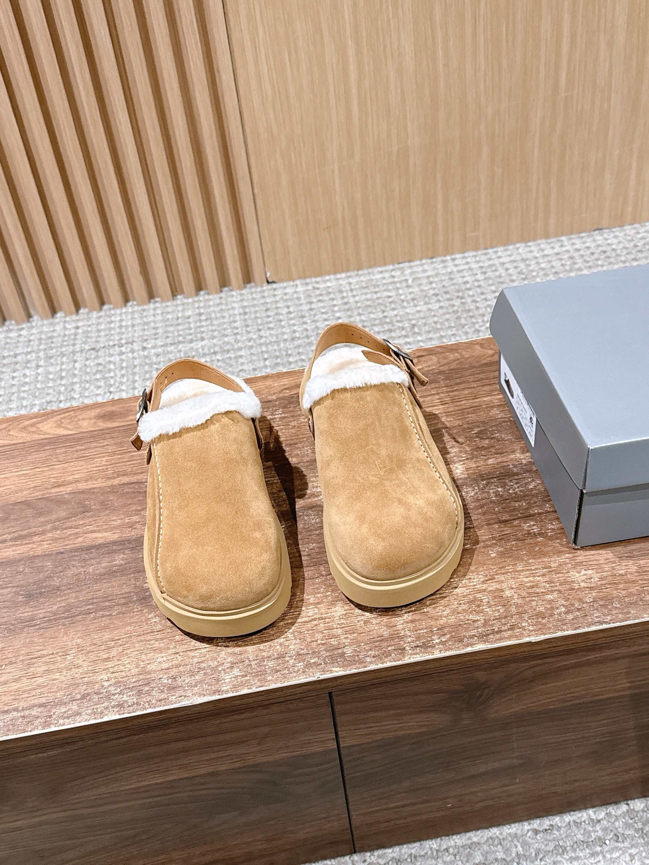 NO:535580,UGG Oil Jiji new wool mules As UGG's product, it continues the brand's high quality in the plush footwear field, with fine craftsmanship, comfortable wearing experience, and both fashion and practicality. The shoe is a mules style with a heel tripod strap design, with a metal buckle decoration on the tripod strap, which not only enhances the fixity of the shoes, but also adds a sense of detail; the toe is a round toe design, and the overall style is casual and exquisite. The style is convenient to put on and off, and it is extremely matching. It can be combined with casual pants, dresses, woolen skirts and other styles to easily create a casual, retro or sweet style of dressing. Upper buckle wool inner wool outsole EVA foam sole Size35-39 (40 customization, no return and exchange), semi-drag fur shoes, skirts19860909UGG 油叽叽新款羊毛穆勒鞋 作为UGG的产品,延续了品牌在毛绒鞋类领域的高品质,工艺精细,穿着体验舒适,兼具时尚与实用性.鞋型为穆勒鞋款式,带有后跟绊带设计,绊带上配有金属扣装饰,既增强了鞋子的固定性,又增添了细节感；鞋头是圆润的包头设计,整体风格休闲又不失精致. 款式穿脱方便,搭配性极强,可与休闲裤、连衣裙、毛呢裙等多种风格的服饰组合,轻松打造出随性、复古或甜美的穿搭风格. 鞋面牛反绒 内里羊毛 大底EVA发泡大底 Size35-39（40定制不退换）,半拖毛毛鞋,skirts,Women's Shoes