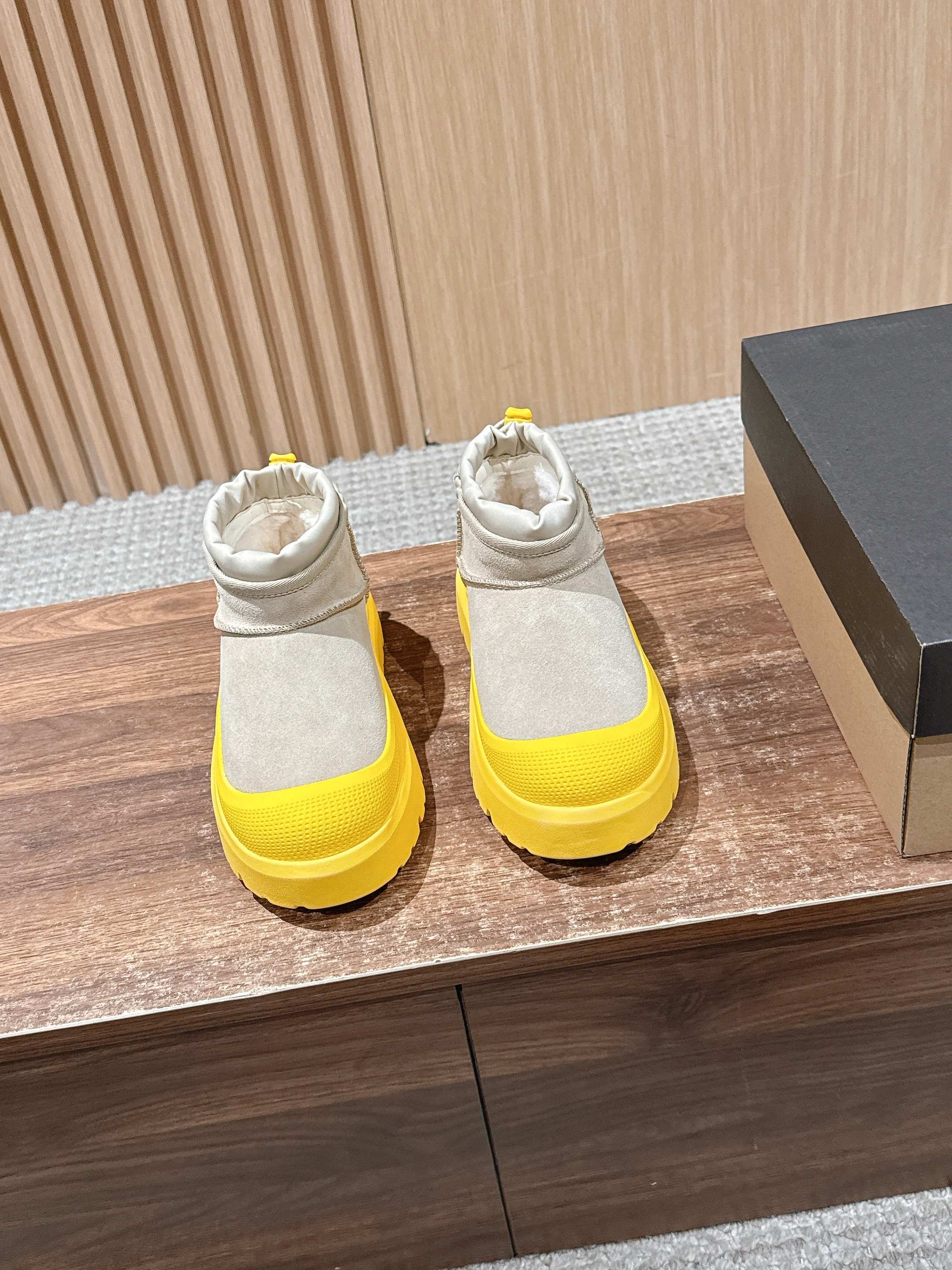 NO:558739,Men's UGG Cl Ultra Mini Weather Hybrid colorful shell snow boots, classic silhouette and contrasting rhubarb bottom, brightening up the look in one step. The hemming design is combined with Weather Hybrid material, waterproof and cold-proof. It can easily cope with light outdoor scenes in rainy and snowy days. The top of the foot is the protagonist of the street. This style is very UGG!  At the same time, it is paired with the new UGG Keen furry color-blocking jacket. The bright orange and maroon collide to create a new light outdoor style and open up a new travel experience in early autumn! Using the best materials, the 17mm fur integrated surface is warmer and breathable, and the outsole is upgraded to a lightweight and wear-resistant EVA light wing technology outsole. Size: Women's size 35-39 Men's size 40-44 (Female 40 and Men's 45 are custom-made and non-refundable), snow boots, boots, jackets & coats19860909男 UGG Cl Ultra Mini Weather Hybrid 彩壳雪地靴 经典轮廓撞色大黄底,一步点亮造型 包边设计结合Weather Hybrid材质,防水又防寒 轻松应对雨雪天轻户外场景 上脚即是街头主角 这风格,很UGG！ 同时搭配全新UGG基恩毛茸拼色夹克亮橘与栗色碰撞出轻户外新风格打开早秋出行新体验!使用优选材质,17毫米皮毛一体表面更温暖透气,外底升级成为轻盈耐磨的EVA  轻翼科技大底 size:女码35-39 男码40-44（女40 男45订做不退换）,雪地靴,boots,jackets & coats,Women's Shoes