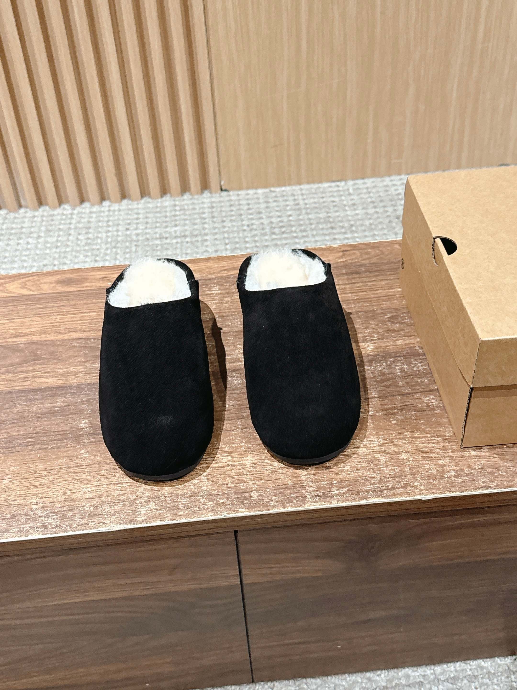 NO:559101,UGG Youjiji's new shallow casual slip-on slip-on shoes. The upper is made of suede, which has a delicate texture and has a certain degree of wear resistance. The interior is filled with wool material, which has excellent warmth retention and can provide warm care for your feet in cold weather. It can be paired with loose jeans or straight pants, and you can choose casual items such as sweatshirts and sweaters for the upper body to create a comfortable and casual daily look, suitable for shopping, coffee shop shopping, etc. The upper is made of high mercerized cowhide  Longfeng A-grade fur integrated inside, EVA foam outsole Size 35-39 (40 customization is non-refundable), half-shoes, hoodie, sweatshirts, jeans, sweaters19860909UGG 油叽叽新款浅口休闲一脚蹬懒人鞋 鞋面采用反绒皮材质,质感细腻且有一定耐磨性；内里填充羊毛材质,保暖性极佳,能在寒冷天气为双脚提供温暖呵护. 可搭配宽松的牛仔裤或直筒裤,上身选择卫衣、毛衣等休闲单品,打造舒适随性的日常造型,适合逛街、咖啡探店等场景. 鞋面高丝光牛绒 内里隆丰A级皮毛一体 大底EVA发泡 Size35-39码（40定制不退换）,半拖毛毛鞋,hoodie,sweatshirts,jeans,sweaters,Women's Shoes