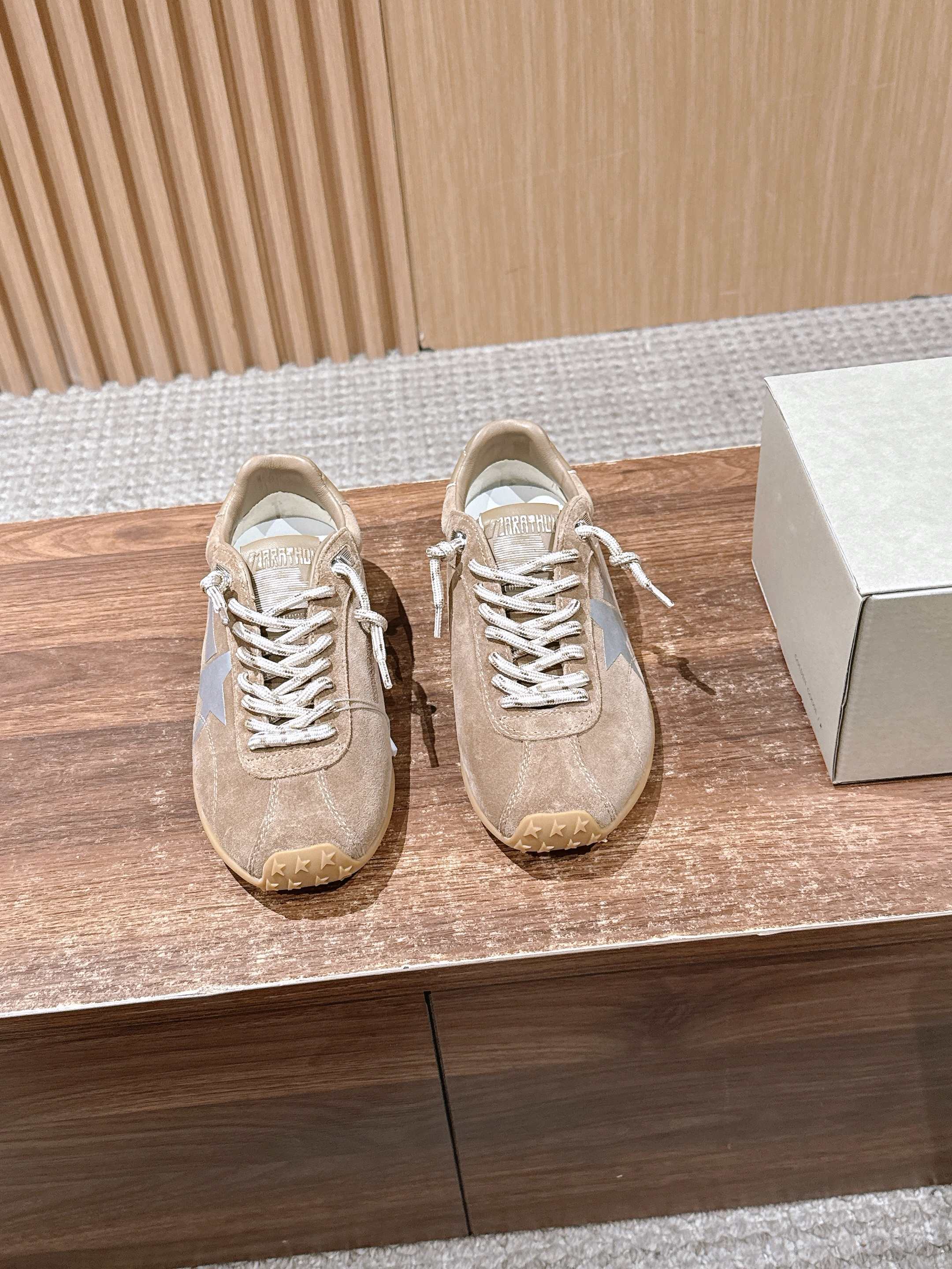 NO:559095,#MarathonSeriesHeelyshoes A retro shoe that you must not miss. Marathon Speed - American track and field style in the 1970s outlines the aesthetics of speed with simple lines, and the thin shoes break the traditional constraints. The nylon surface is spliced with leather, which is light and breathable, and perfectly interprets the competitive spirit. The low-cut design frees the ankle, and the streamlined sole improves the grip. The bright color matching highlights the vitality and integrates the passion of the competition into daily wear. This style is still a classic paradigm of sports aesthetics, witnessing the eternal charm of track and field culture. Upper cowhide  Cowhide lining, large rubber sole, size 35-44, casual shoes/sports shoes, sneakers, cowhide19860909#马拉松系列暴走鞋 绝不能错过的复古好鞋 Marathon Speed-70年代美式田径风以简约线条勾勒速度美学,轻薄鞋款突破传统束缚.尼龙面与皮革拼接,既轻盈又透气,完美诠释竞技精神. 低帮设计解放脚踝,流线型鞋底提升抓地力.明快配色彰显活力,将赛场激情融入日常穿搭.这一风格至今仍是运动美学的经典范式,见证着田径文化的永恒魅力. 鞋面牛皮 内里牛皮 大底橡胶底 SIZE35-44码,休闲鞋/运动鞋,sneakers,cowhide,Women's Shoes