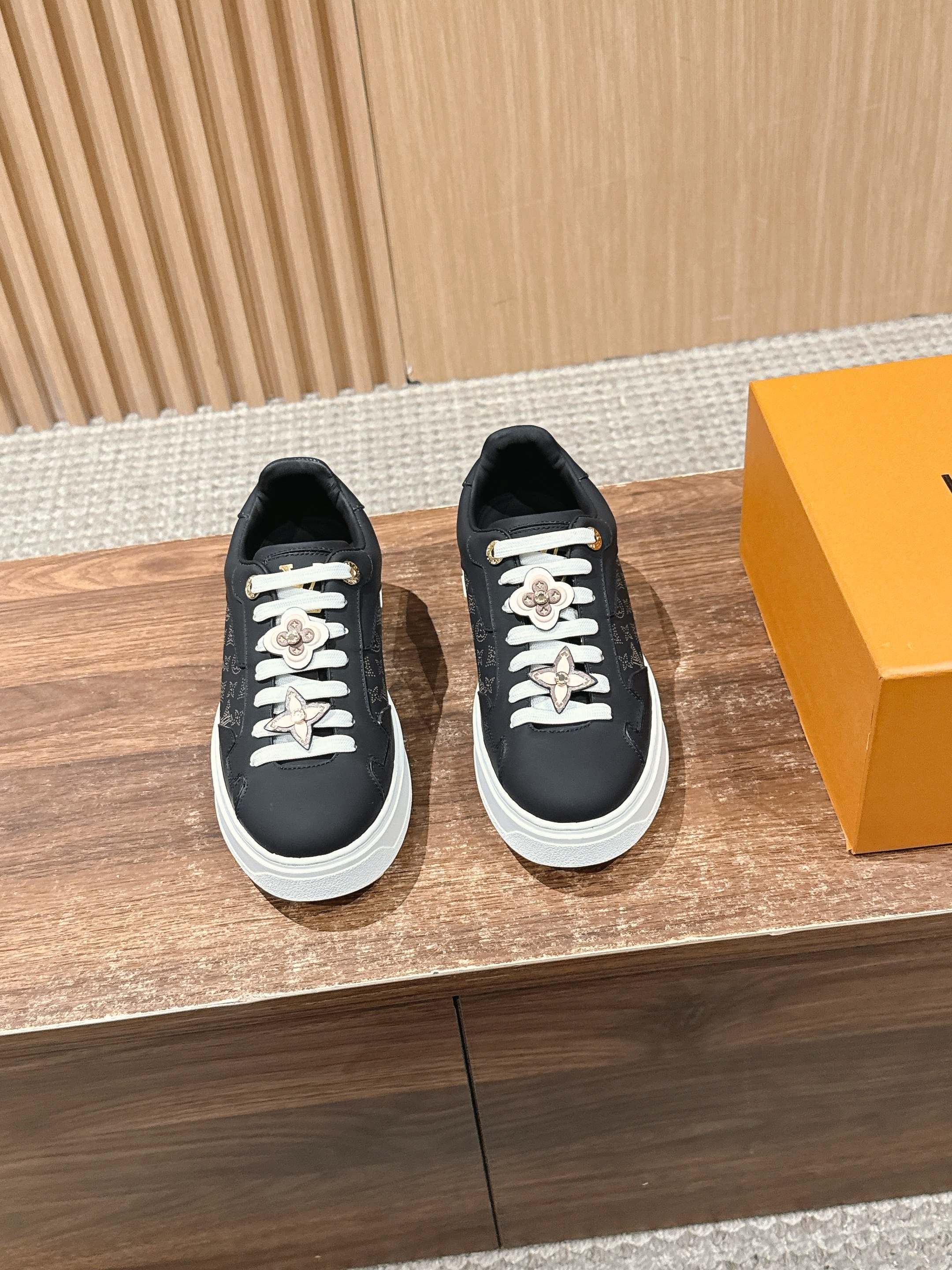 NO:559099,#LVJIA’s new pattern-printed classic thick-soled sneakers have a new layout. This Time Out sneaker is made of soft cow leather embossed with mini Monogram patterns, renewing the classic design of L and v. 3D logo embellishment, thickened convex outsole, and inscribed eyelets add exquisite details. Size35-39 (40/41 custom-made), casual shoes/sneakers, louis vuitton, louis vuitton, sneakers, cowhide19860909# 驴家新款花纹打印经典厚底运动鞋新版面 本款Time Out 运动鞋为柔软牛皮革压印迷你 Monogram图案,焕新L,v 的经典设计.3D标识点缀,加厚凸纹外底,铭纹孔眼再添精致细节 Size35-39（40/41定做）,休闲鞋/运动鞋,louis vuitton,louis vuitton,sneakers,cowhide,Women's Shoes