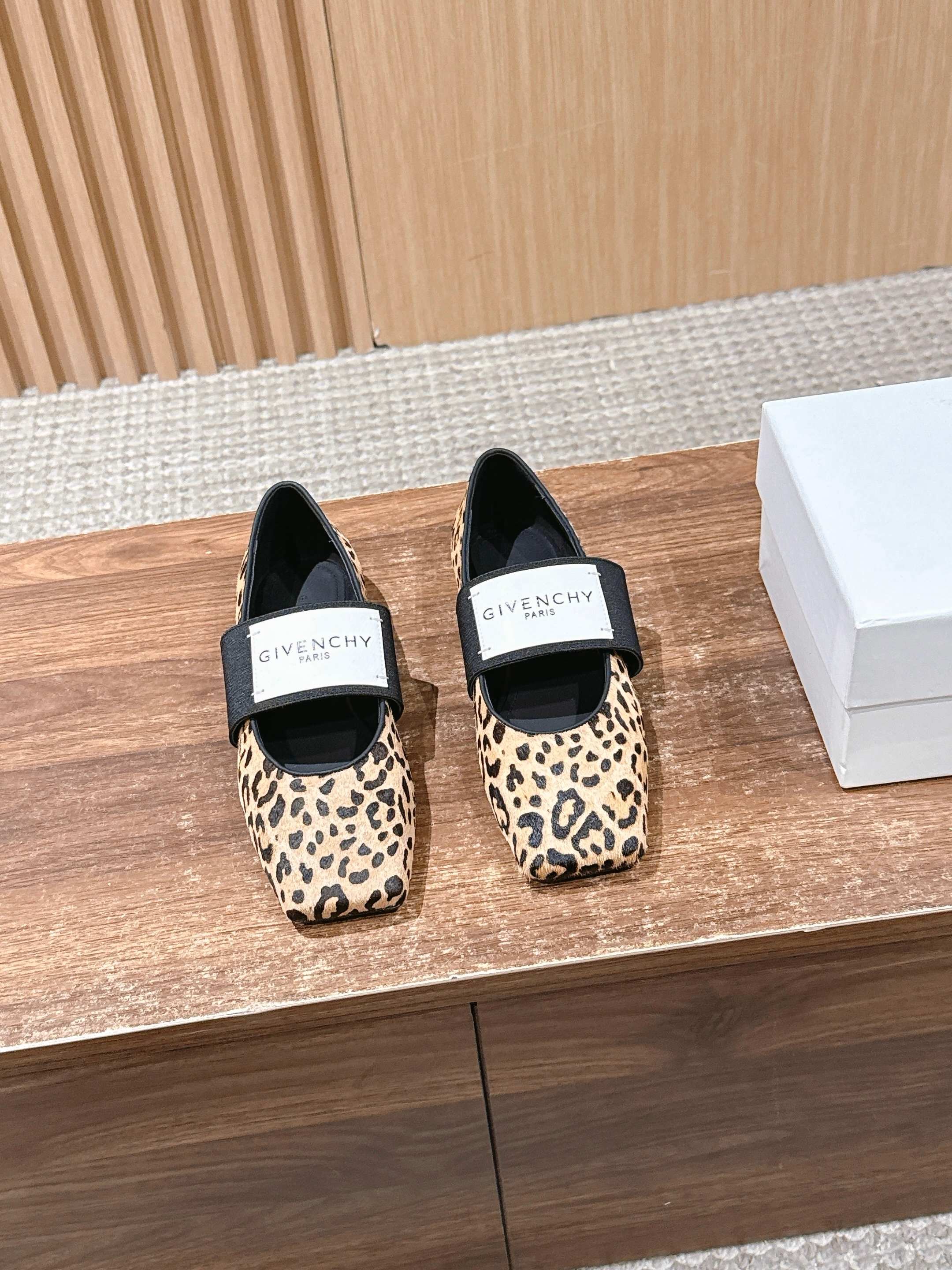 NO:559091,#GIVENCHY# Zhang Ruonan's same style Sliced ​​Square ballet flats, popular flat patent leather elastic band Mary Jane shoes, stunning ballet shoes. Cut square toe, relaxed and elegant. Taking into account style and extreme comfort, the elastic band is embellished with the 'GIVENCHYPARIS' logo, full of personality. Paired with skirts, trousers and casual trousers, the elegant temperament of ballet shoes in different styles is perfectly presented, and the photos are beyond photos!  Upper cow patent leather/mirror cowhide, inner padding sheepskin, sole Italian A-grade genuine leather outsole, size 35-39 (40.41 customized, non-returnable), single shoes, givenchy, givennchy, mary jane, flats, skirts, cowhide, sheepskin, Leather soles19860909#纪梵希#章若楠同款Sliced Square芭蕾舞平底鞋大爆款平底漆皮松紧带玛丽珍单鞋绝美芭蕾舞鞋 裁切方头,轻松优雅气质.兼顾风格与极度舒适,弹性饰带缀”GIVENCHYPARIS“标识,个性十足. 搭配裙装西裤休闲裤,完美呈现不同风格下芭蕾舞鞋的优雅气质,拍照超出片！ 鞋面牛漆皮/镜面牛皮 内里垫脚羊皮 鞋底意大利A级真皮大底 码数35-39（40.41定做不退换）,单鞋,givenchy,givenchy,mary jane,flats,skirts,cowhide,sheepskin,Leather soles,Women's Shoes