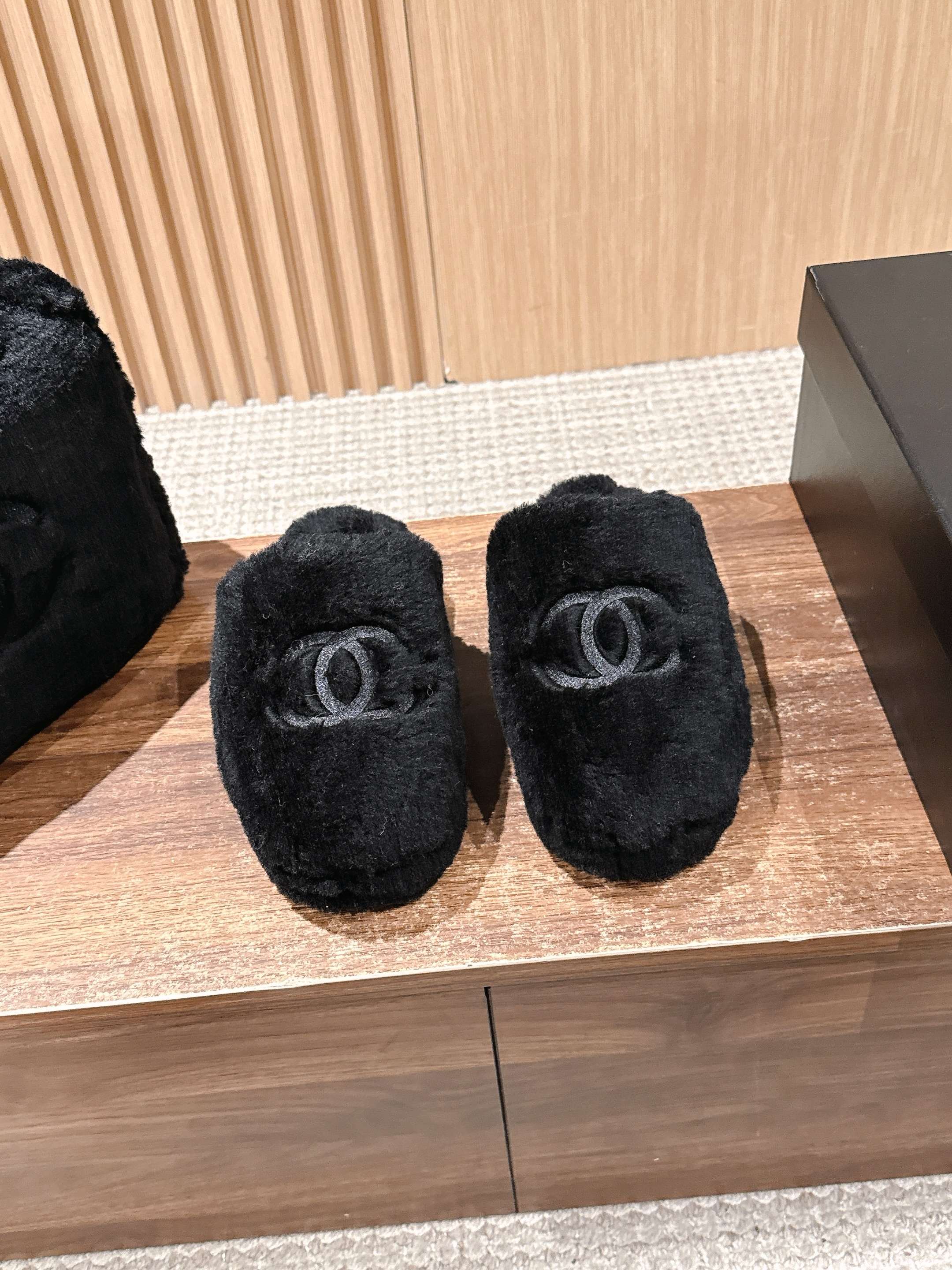 NO:559085,[Price for a set] Shoes and storage bag sold separately #Chanel's new thick-soled fur shoes can be used at home/hotel. The fur shoes that must be worn in winter are warm and relaxed. They are made of fur. The soles are about 4cm. Size35-39 (customized for 40, non-returnable), half-muffled fur shoes, chanel19860909【一套价格】 单卖鞋子 收纳包 #香奈儿新款厚底居家/酒店都可毛毛拖 入冬必穿的毛毛鞋温暖又松弛 皮毛一体材质 鞋底大概4cm Size35-39（40定制不退换）,半拖毛毛鞋,chanel,Women's Shoes