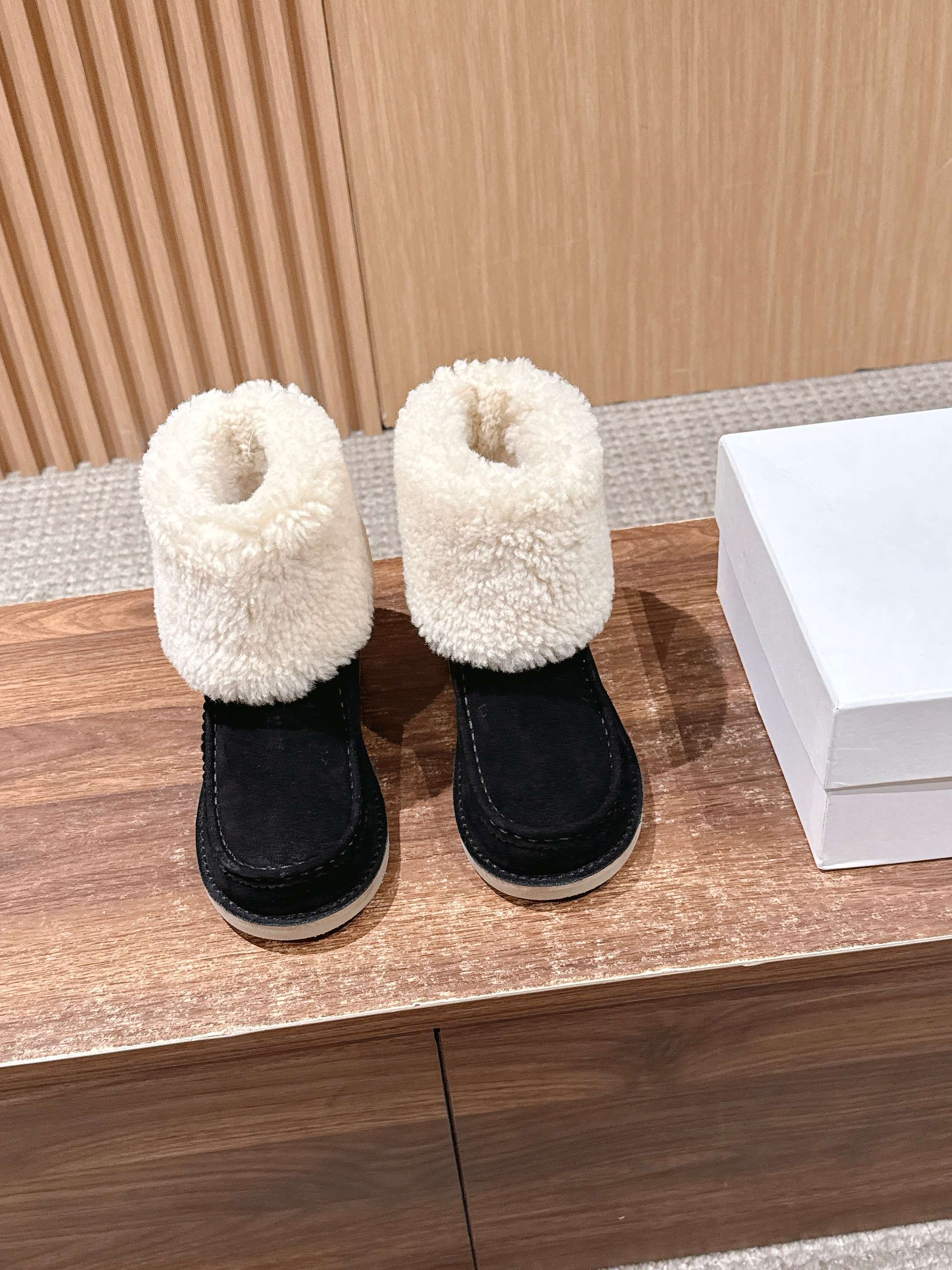 NO:559081,CHLOE Chloé's new snow boots for autumn and winter. This fabric is made of imported cow suede and has a real wool lining. It has a refreshing texture and is breathable and does not irritate your feet. It is fashionable and simple in style. Goddess love it. It is so beautiful. It has a raw rubber outsole and is so comfortable. Size 35-41 (40/41 is non-refundable). Snow boots, chloe, loewe, boots.19860909CHLOE 蔻依秋冬新款雪地靴 这款面料使用进口牛反绒,真羊毛内里,质感清爽透气不焖脚 时尚简约范儿 女神都爱 美翻啦 ,生胶大底,舒适得不要不要的 Size35-41码（40/41不退换）,雪地靴,chloe,loewe,boots,Women's Shoes