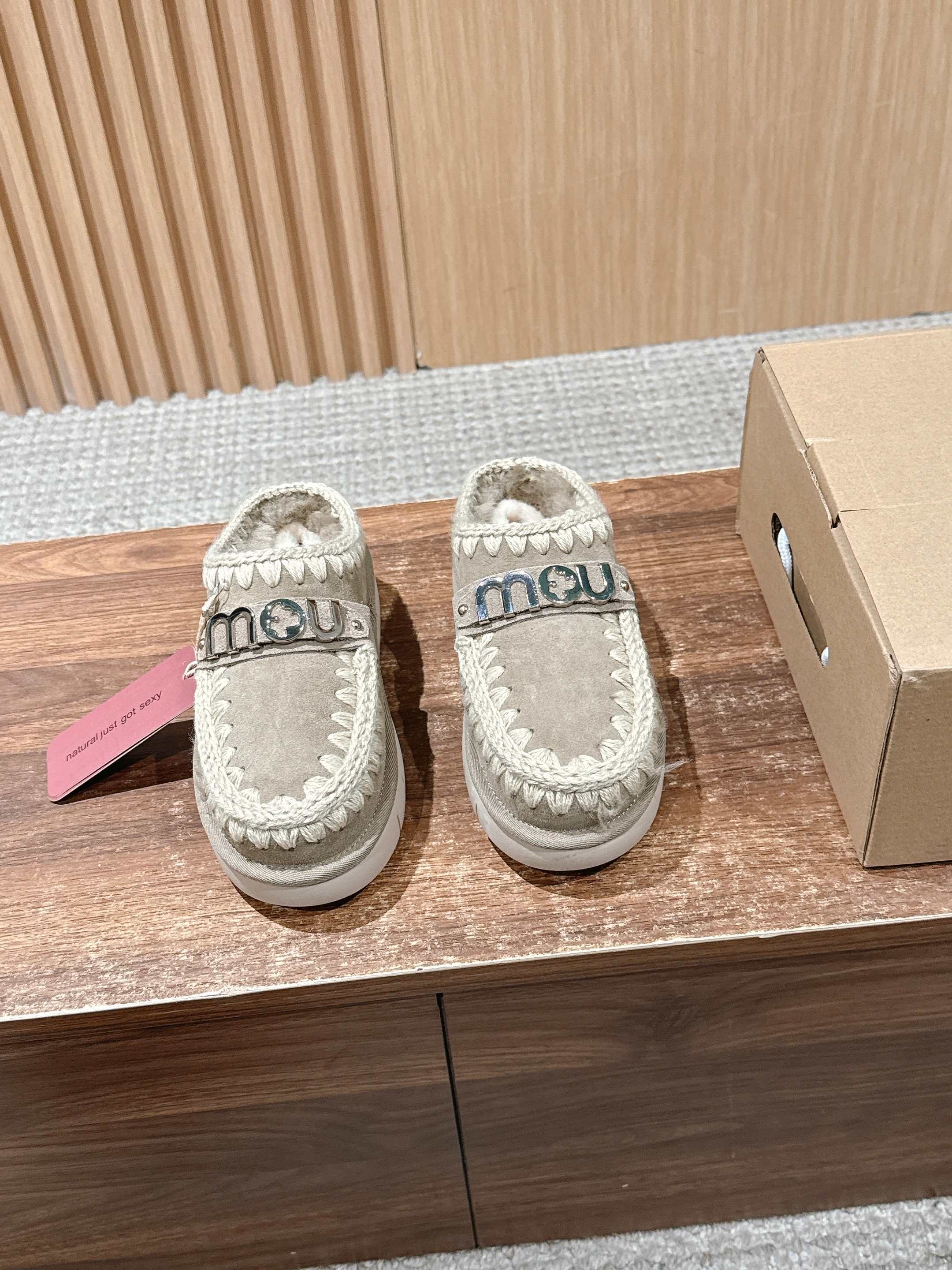 NO:559077,# New arrivals in autumn and winter, suede uppers, heavy-duty ethnic-style hand-made edges, fur integrated material lining, both functional and matching style!  Original soft rubber sole, Size 35-39 (40/41 customized, non-returnable), original box packaging, semi-slip suede shoes, chamois leather19860909# 秋冬新品毛拖 麂皮鞋面,重工民族风手工衍边 皮毛一体材质内里,功能性与配搭格调兼备！原版软胶底 Size35-39(40/41定做不退换) 原盒包装,半拖毛毛鞋,chamois leather,Women's Shoes