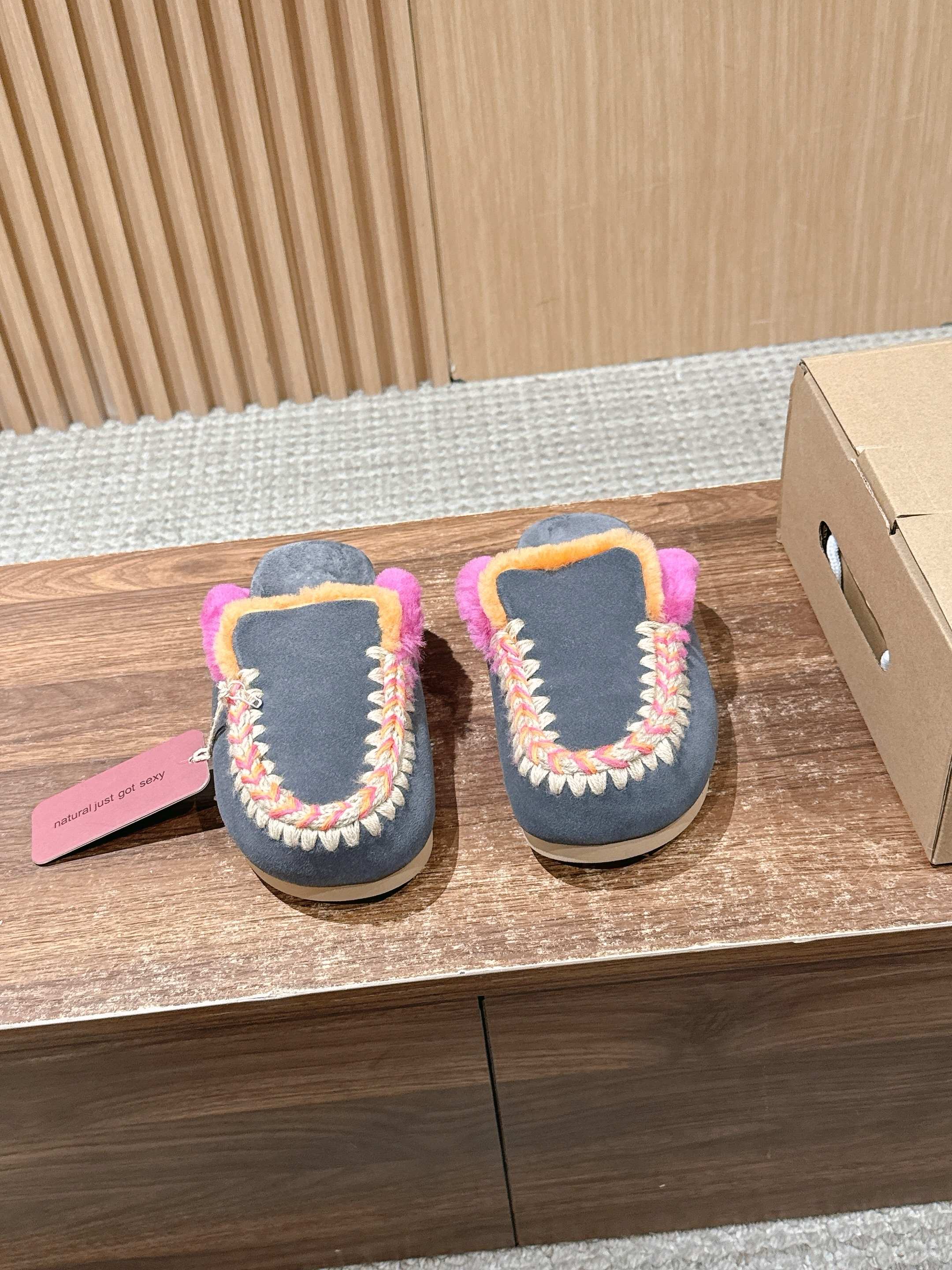 NO:559079,MOU's new autumn and winter product from niche trendy brand Boken Wool Slippers. A pair of stretchy thick-soled wool slippers that are comfortable and sophisticated at home. They are lazy and warm. The soles of your feet are like being caught in a gentle embrace. The combination of soft sheepskin and fur makes winter full of Maillard romance, whether you are out or at home. Suede upper/heavy industrial ethnic style hand-finished edges. Wool inner lining. Original soft rubber outsole.  Size35-39 (40.41 customized, non-refundable), semi-slippers, slippers, sheepskin, chamois leather19860909MOU 小众潮牌秋冬新品 博肯 毛拖 居家不失舒适与精致一双弹力厚底羊毛拖鞋慵懒而温暖 脚掌如同陷入了轻柔的拥抱中柔软的羊皮毛一体皮料结合无论外出还是居家 让冬季充满美拉德浪漫 鞋面麂皮鞋面/重工民族风手工衍边 内里垫脚羊毛 鞋底原版软橡胶大底 Size35-39(40.41定做不退换),半拖毛毛鞋,slippers,sheepskin,chamois leather,Women's Shoes