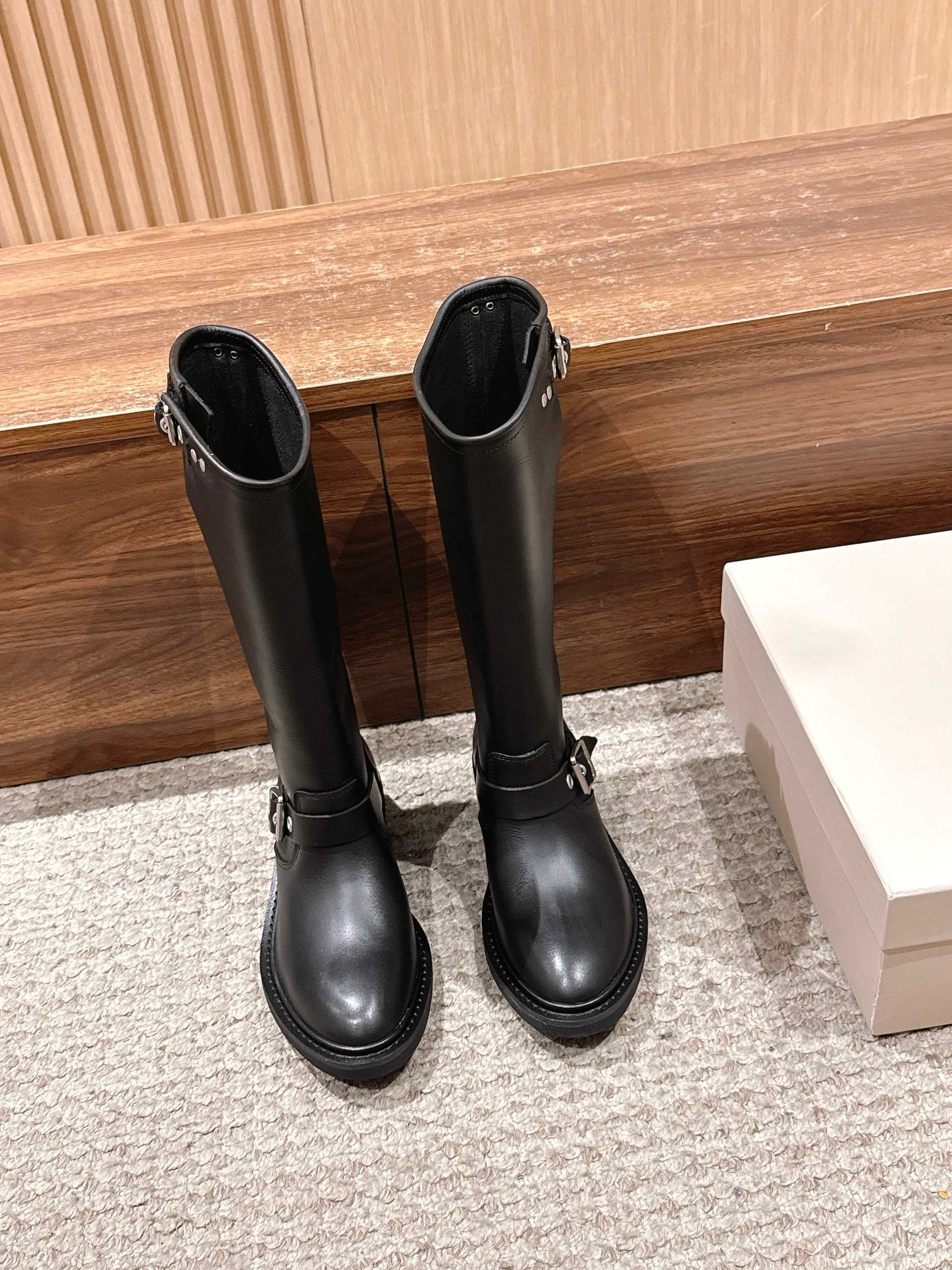 NO:559487,#Autumn-Winter New Retro Long Rider Boots are made of high-quality genuine leather, with fine texture and durability, and can show a good luster. They are high knight boots style, with metal buckle elements on the shoe body, adding a retro and cool style; the shoe shape is neat, the boot height is moderate, and it has a good modification effect on the leg lines.  It can be paired with a black leather jacket, black tights, and metallic accessories to create a cool motorcycle-style look. The dark brown model can be paired with a plaid suit and high-waisted straight jeans to create a retro and modern atmosphere. Cowhide upper, cowhide lining, original open molded outsole, size 35-40 (40 customizations are non-refundable), boots, boots, jeans, jackets & coats, business suit, cowhide19860909#秋冬新新款复古长筒骑士靴 采用优质真皮制作,质感细腻且耐用,能呈现出良好的光泽感.属于高筒骑士靴款式,鞋身带有金属扣饰元素,增添了复古与酷感风格；鞋型利落,靴筒高度适中,对腿部线条有较好的修饰作用. 可搭配黑色皮夹克、黑色紧身裤,再配上金属质感的配饰,打造出机车风的酷帅造型.深棕色款可搭配格纹西装、高腰直筒牛仔裤,营造出复古摩登的氛围. 鞋面牛皮 内里牛皮 大底原版开模大底 码数35-40码（40定制不退换）,靴子,boots,jeans,jackets & coats,business suit,cowhide,Women's Shoes