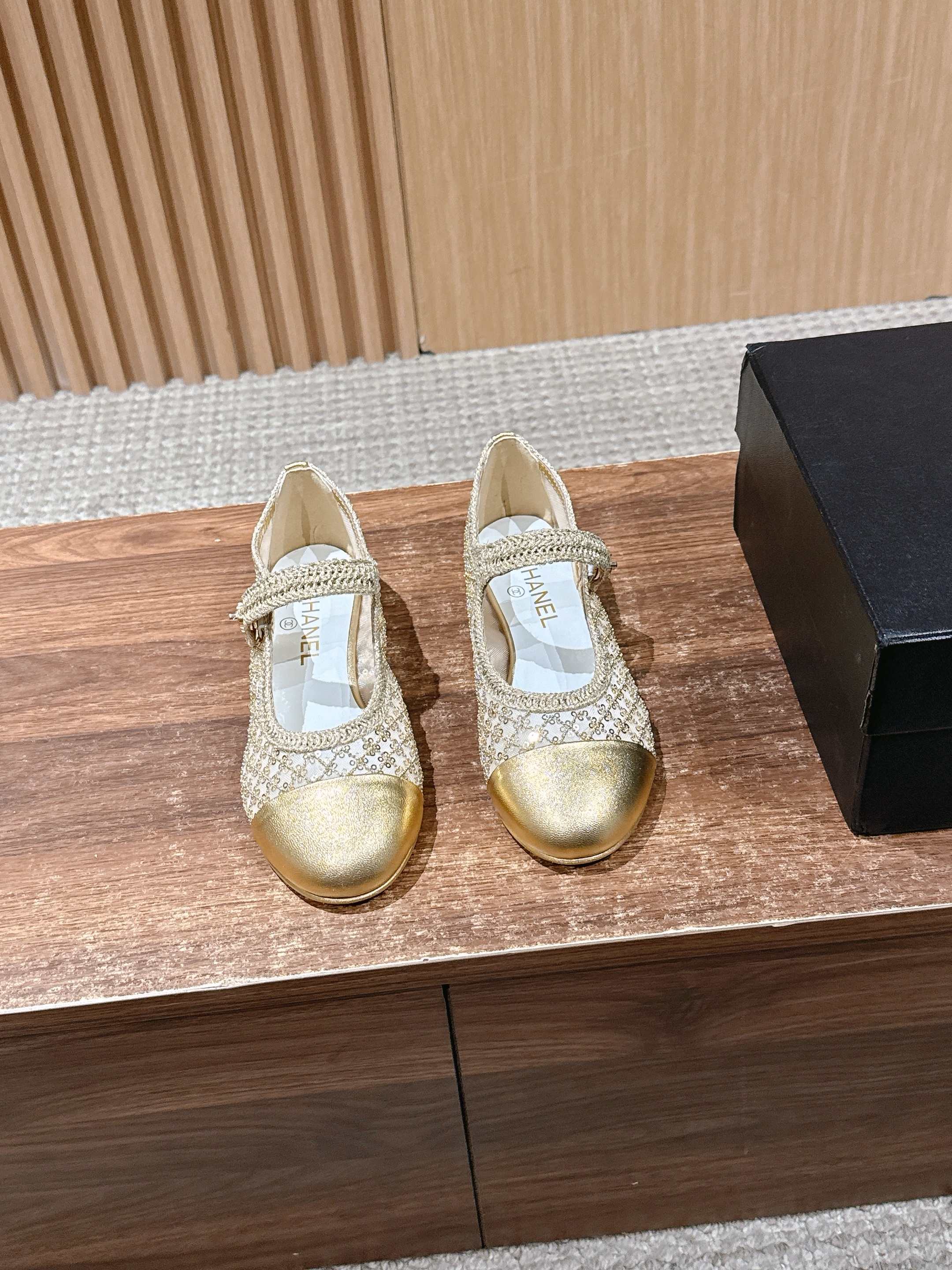 NO:559477,CHANEL Chanel's new Mary Jane flats, gold sequined ballet shoes, exquisite and elegant, sparkling nobility, good-looking and easy to wear, specific sequined mesh material, genuine leather outsole Size 35~40 (40 customized, non-returnable), single shoes, chanel, chanel, mary jane, flats, Leather soles19860909CHANEL 香奈儿新款玛丽珍平底鞋 金色亮片芭蕾鞋精致优雅 闪闪的贵气感 好看又好穿 特定珠片网纱材质 真皮大底 Size35~40（40定制不退换）,单鞋,chanel,chanel,mary jane,flats,Leather soles,Women's Shoes
