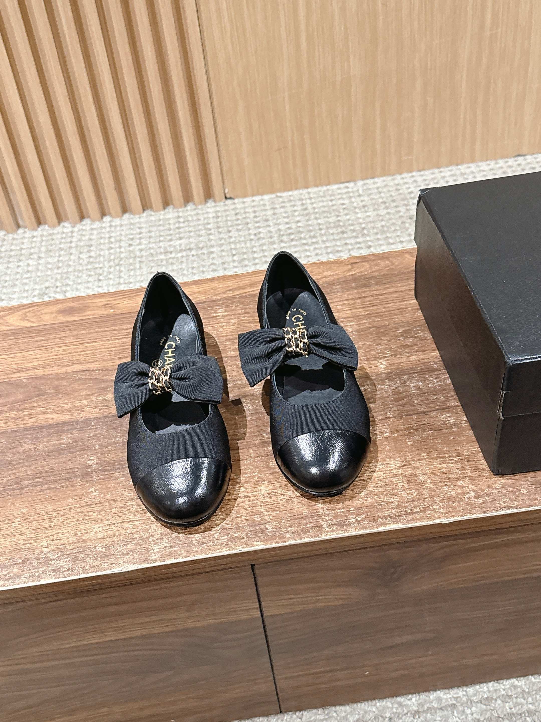 NO:559483,CHANEL Chanel bow flat shoes have a round toe design, the toe is made of glossy leather, and the main body of the shoe is made of black fabric. The splicing design is rich in layering. The upper is decorated with a large-sized bow, and the center of the bow is decorated with a metal chain, adding a sense of sophistication and brand recognition. The overall style is retro yet fashionable.  Pair it with a white pleated skirt and a blue knitted cardigan to show a sweet college style, suitable for daily wear for student parties or campus activities. Paired with black straight pants and a white shirt, it is simple and smart, adding a touch of sophistication to the workplace, suitable for daily commuting. Sheepskin upper, sheepskin lining, genuine leather outsole Size 35~40 (40 customizations are non-refundable), single shoes, chanel, chanel, skirts, shirts, sheepskin, Leather soles19860909CHANEL 香奈儿蝴蝶结平底单鞋 采用圆头设计,鞋头部分为亮面皮革,鞋身主体为黑色织物材质,拼接设计富有层次感；鞋面上装饰有大尺寸蝴蝶结,蝴蝶结中央搭配金属链条装饰,增添精致感与品牌辨识度,整体风格复古又不失时尚. 搭配白色百褶裙与蓝色针织开衫,展现甜美学院风格,适合学生党日常穿搭或校园活动.搭配黑色直筒裤与白色衬衫,简约干练,为职场穿搭增添一丝精致感,适合日常通勤. 鞋面羊皮 内里羊皮 大底真皮大底 Size35~40（40定制不退换）,单鞋,chanel,chanel,skirts,shirts,sheepskin,Leather soles,Women's Shoes