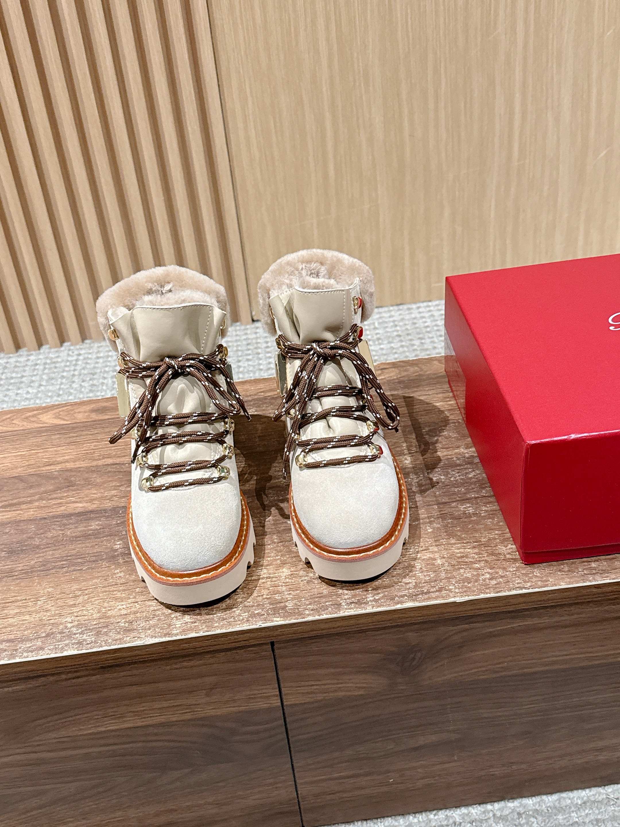 NO:559474,Roger Vivier Viv ' Rangers Truck Roger Vivier's new boots for autumn and winter. Personalized yet sophisticated interpretation of urban style. Retro Maillard color. Modern Martin boots and fur boots. Wearing a casual poetry, you can walk into the coveted autumn and winter. Plush cuffing + thick sole design, warm and long legs. Paired with the same series of square buckle bags, the texture is full. Size35-39 (40 customization is not returnable), snow boots, roger  vivier,boots19860909Roger Vivier Viv ' Rangers Truck 罗杰维维亚秋冬新款靴子 个性又不失精致演绎都市风格 复古美拉德色系 摩登马丁靴毛毛靴 身着一身漫不经心的诗意 从容走进让人憧憬的秋冬 毛绒翻边+厚底设计,保暖又显腿长 搭配同系列方扣包,质感直接拉满 Size35-39（40定制不退换）,雪地靴,roger vivier,boots,Women's Shoes