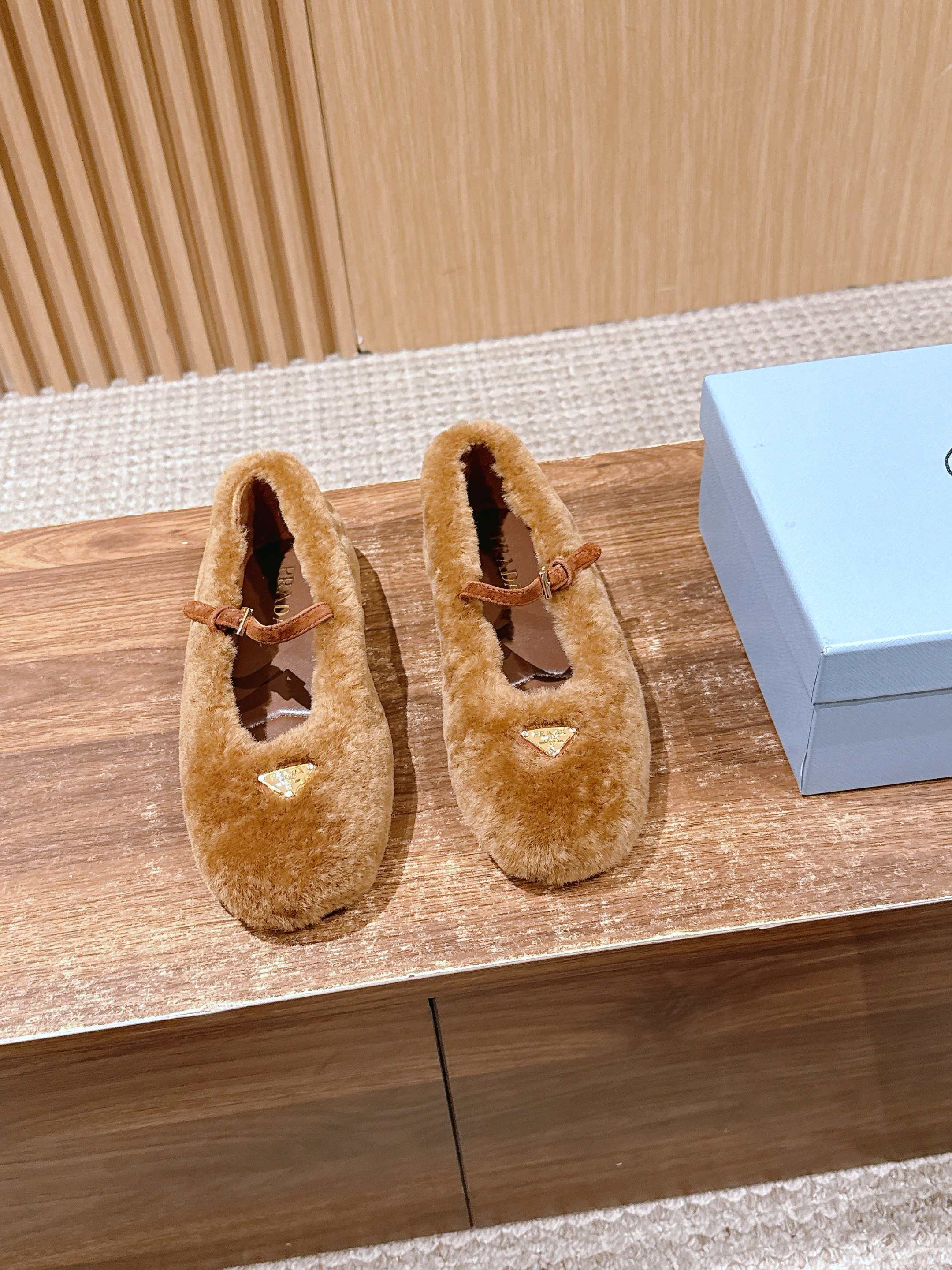 NO:559470,PRADA Prada's new autumn and winter furry shoes Mary Jane flats, simple, comfortable and versatile, fur integrated material, sheepskin lining Size35-39 (40/41 customization is not returnable), furry shoes Mary Jane, prada, prada, mary jane, flats, sheepskin19860909PRADA 普拉达秋冬新款毛毛鞋玛丽珍平底鞋 简约舒适又百搭 皮毛一体材质 羊皮内里 Size35-39（40/41定制不退换）,毛毛鞋玛丽珍,prada,prada,mary jane,flats,sheepskin,Women's Shoes