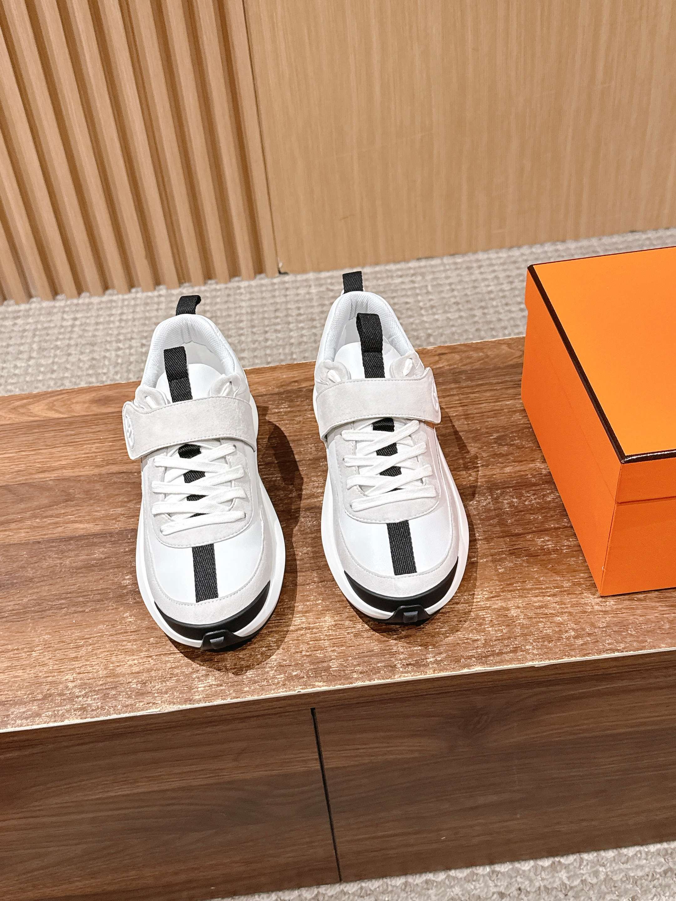 NO:559466,[Made in Guangzhou] HERMES KHEA Velcro lace-up Derby sneakers. Hermes purchasing quality ~ no pressure to get in and out. Hermes Khea lace-up sneakers have a unique black and white combination + strap design ~ vaguely sexy ~ full of personality / super breathable / super soft. Wear barefoot or with mid-calf socks, long skirts and trousers. They are all very western style ~ high-end ~ stylish and classy ~ very stylish  The difference between market currency and high-quality purchasing is definitely completely different. The upper material is imported cowhide + sheep suede. The lining material is imported yellow-resistant encrypted mesh. Outsole material IP + combined outsole. Size 35/36/37/38/39/40 (40 non-refundable), casual shoes/sports shoes, hermes, hermes, hermes, sneakers, skirts, cowhide19860909【莞产】HERMES 爱玛仕KHEA魔术贴系带德比运动鞋 爱马仕代购品质～出入无压力,Hermes Khea系带运动鞋独特黑白搭配+带条绑带设计～若隐若现小性感～个性十足/超透气/超柔软 光脚穿或搭配中筒袜 配长裙子 裤子 都巨洋气～巨高级～有型又有范～很有格调 区别市场通货～代购高品质绝对完全不一样 鞋面材料进口牛皮+羊反绒 内里材料进口耐黄加密网布 大底材料IP+组合大底 尺码35/36/37/38/39/40（40不退换）,休闲鞋/运动鞋,hermes,hermes,hermes,sneakers,skirts,cowhide,Women's Shoes