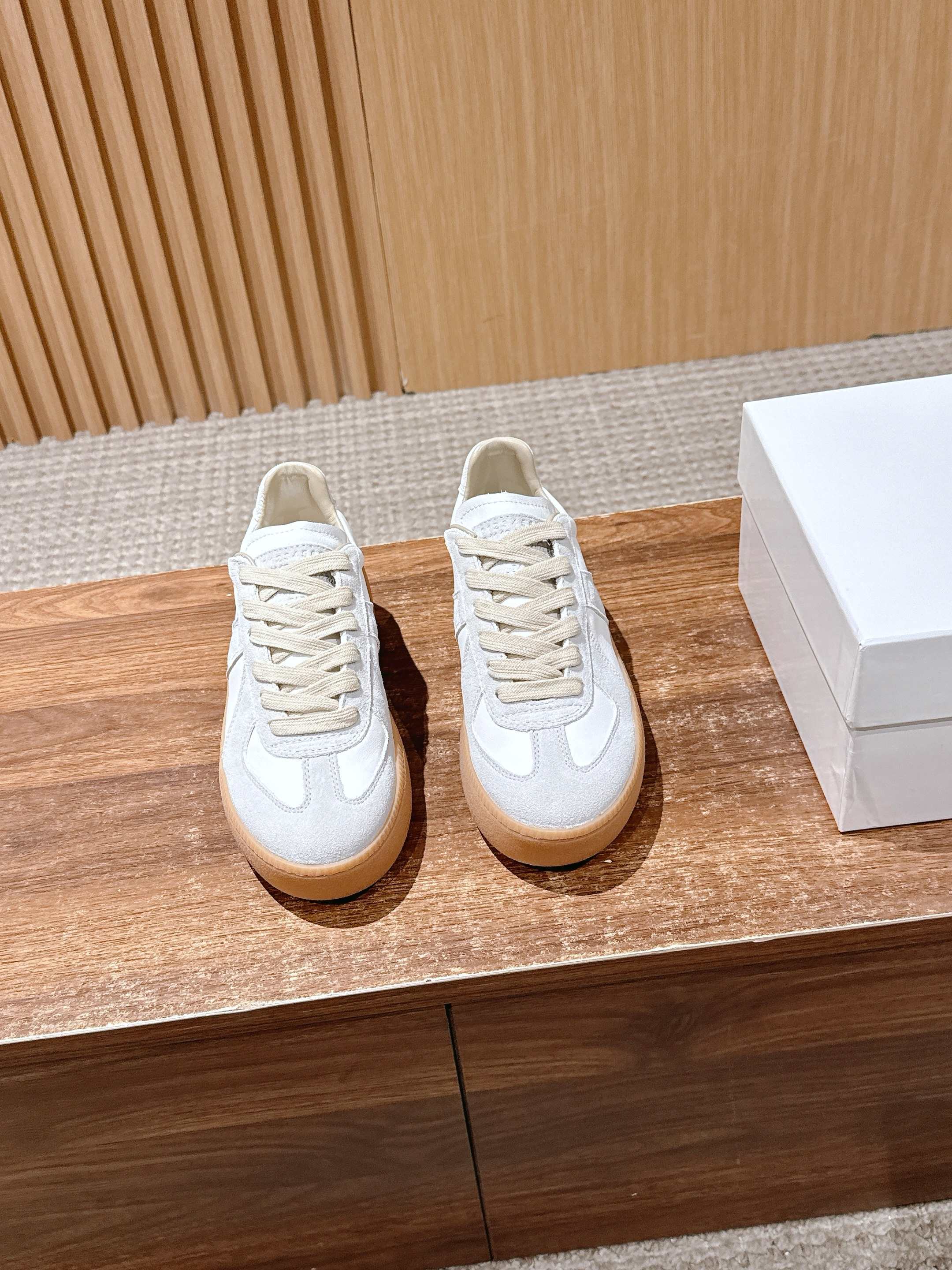 NO:562243,Maison Margiela MM6 Margiela's new thick-soled moral training shoes, casual sports shoes, original purchase, development and production. Genius designer brand, an affordable luxury brand. This German training shoe continues the classic T-shaped leather splicing design. It has been carefully improved many times by the design team, just to let you experience the most original military taste.  Material: special material/cloth, soft and delicate characteristics combined with fashionable cloth, making it extremely soft and comfortable while maintaining good breathability ~ Comfort and texture go hand in hand, easy to wear in any combination in all seasons. Original custom-made imported cowhide material, soft sheepskin lining, exclusive molded rubber outsole Size women's 35-39 (40 customized non-refundable), casual shoes/sports shoes, masion margiela, masion   margiela,sneakers,cowhide,sheepskin19860909Maison Margiela MM6 马吉拉新款厚底德训鞋 休闲 运动鞋 原版购入开发 做货 鬼才设计师品牌,一个轻奢品牌 这一款德国训练鞋延续了经典的T形真皮拼接设计,经过设计团队多次的精心改良,只为让您体验最原始的军旅味道 材质特殊材料/布面,柔软细腻的特点与时尚潮流的布面相结合,使其既有超高的柔软舒适度,又同时保持不错的透气性能~舒适与质感并行,轻松驾驭四季穿着任何搭配 原版定制进口牛皮材质 柔软羊皮里 独家开模橡胶大底 Size女款35-39（40定制不退换）,休闲鞋/运动鞋,masion margiela,masion margiela,sneakers,cowhide,sheepskin,Women's Shoes