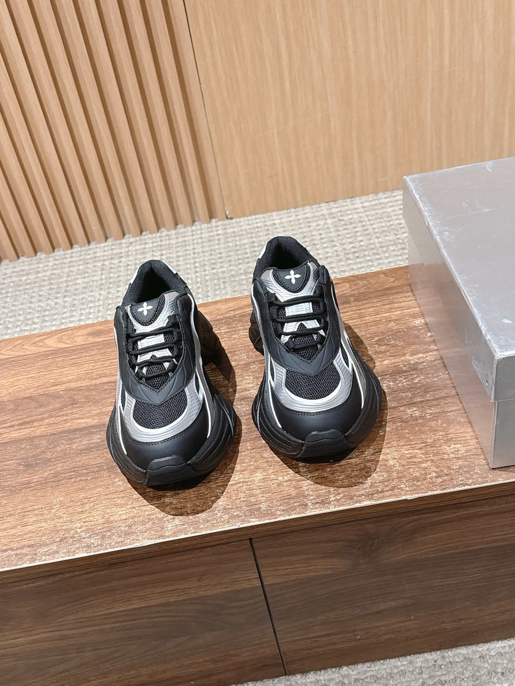 NO:562232,SMFK 25SS new black thick-soled dad shoes are made of mesh and leather materials, which are both breathable and textured. The shoe body is decorated with the brand's iconic cross flower, which is highly recognizable. The black and silver color scheme is cool and full of futuristic technology. The thick-soled dad shoe style not only enhances the fashion sense, but also has a significant height-increasing effect; the lace-up design fits the foot shape, is comfortable to wear and easy to adjust the tightness. It combines sports style and trendy feeling, which is not only suitable for daily leisure, but also adds personality and avant-garde sense to the look. Upper mesh/special technology, inner elastic mesh, outsole rubber combination, Size35-39 (40 customized, non-refundable), dad shoes19860909SMFK 25SS新款黑色厚底老爹鞋 采用网面与皮革拼接的材质,兼具透气性与质感.鞋身带有品牌标志性的十字花装饰,辨识度高,黑银配色酷感十足,充满未来科技感. 厚底老爹鞋款式,在提升时尚感的同时,还能起到显著的增高效果；系带设计贴合脚型,穿着舒适且便于调节松紧.融合了运动风与潮流感,既适合日常休闲,又能为造型增添个性与前卫感. 鞋面网面/特殊工艺 内里弹力网 大底橡胶组合 Size35-39（40定制不退换）,老爹鞋,Women's Shoes