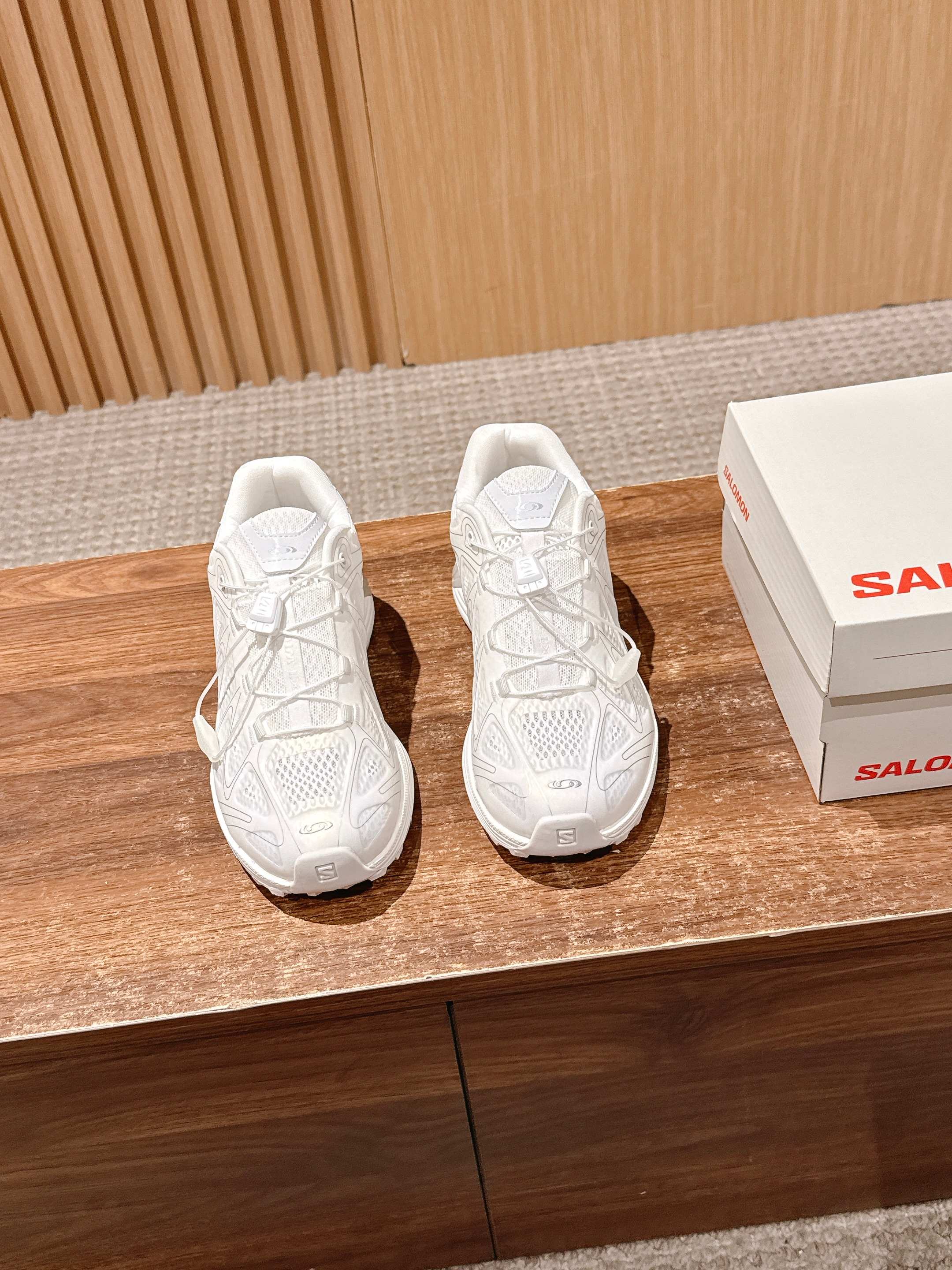 NO:562222,Salomon's new trendy sports shoes combine outdoor functionality with urban trendiness. They adopt an iconic streamlined shoe design and a large area of breathable mesh structure, which combines visual tension and practicality. The shoelace system is highly recognizable and adds an avant-garde functional element to the overall shape.  Inheriting Salomon's technical advantages in the outdoor field, the midsole has good cushioning and support, suitable for daily walking, light sports and other scenes; the upper material is wear-resistant and breathable, and can meet the wearing needs in a variety of environments. Size35-39 (40 customizations are not returnable), casual shoes/sports shoes, sneakers19860909萨洛蒙新款潮流运动鞋 融合户外功能性与都市潮流感,采用标志性的流线型鞋身设计,搭配大面积的透气网面结构,兼具视觉张力与实用性；鞋带系统极具辨识度,为整体造型增添了前卫的机能风元素. 继承了萨洛蒙在户外领域的技术优势,中底具备良好的缓震与支撑性,适合日常行走、轻度运动等场景；鞋面材质耐磨且透气,能应对多种环境下的穿着需求. Size35-39（40定制不退换）,休闲鞋/运动鞋,sneakers,Women's Shoes