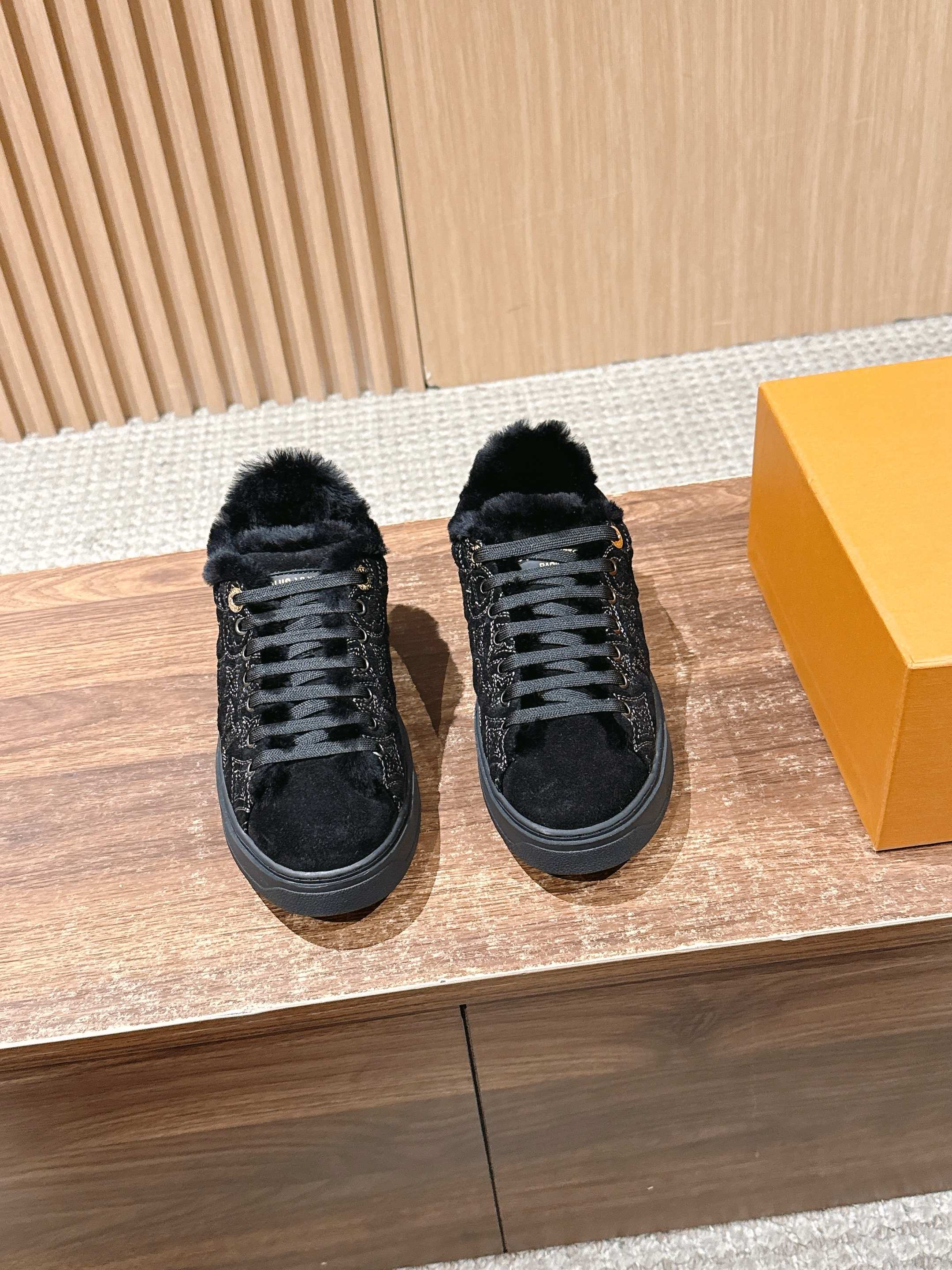 NO:562214,#LVJIA’s new lamb wool LOGO embroidered skateboard shoes, classic thick-soled sneakers, this Time Out sneaker is soft cow leather embossed with a mini Monogram pattern, renewing the classic design of Lv. 3D logo embellishment, thickened convex outsole, inscribed eyelets add exquisite details Size35-39 (40/41 custom-made), casual shoes/sports shoes, louis vuitton, louis vuitton, louis  vuitton,sneakers,cowhide19860909# 驴家新款羊羔毛 LOGO刺绣滑板鞋 经典厚底运动鞋本款Time Out 运动鞋为柔软牛皮革压印迷你 Monogram图案,焕新Lv 的经典设计.3D标识点缀,加厚凸纹外底,铭纹孔眼再添精致细节 Size35-39（40/41定做）,休闲鞋/运动鞋毛毛鞋,louis vuitton,louis vuitton,louis vuitton,sneakers,cowhide,Women's Shoes