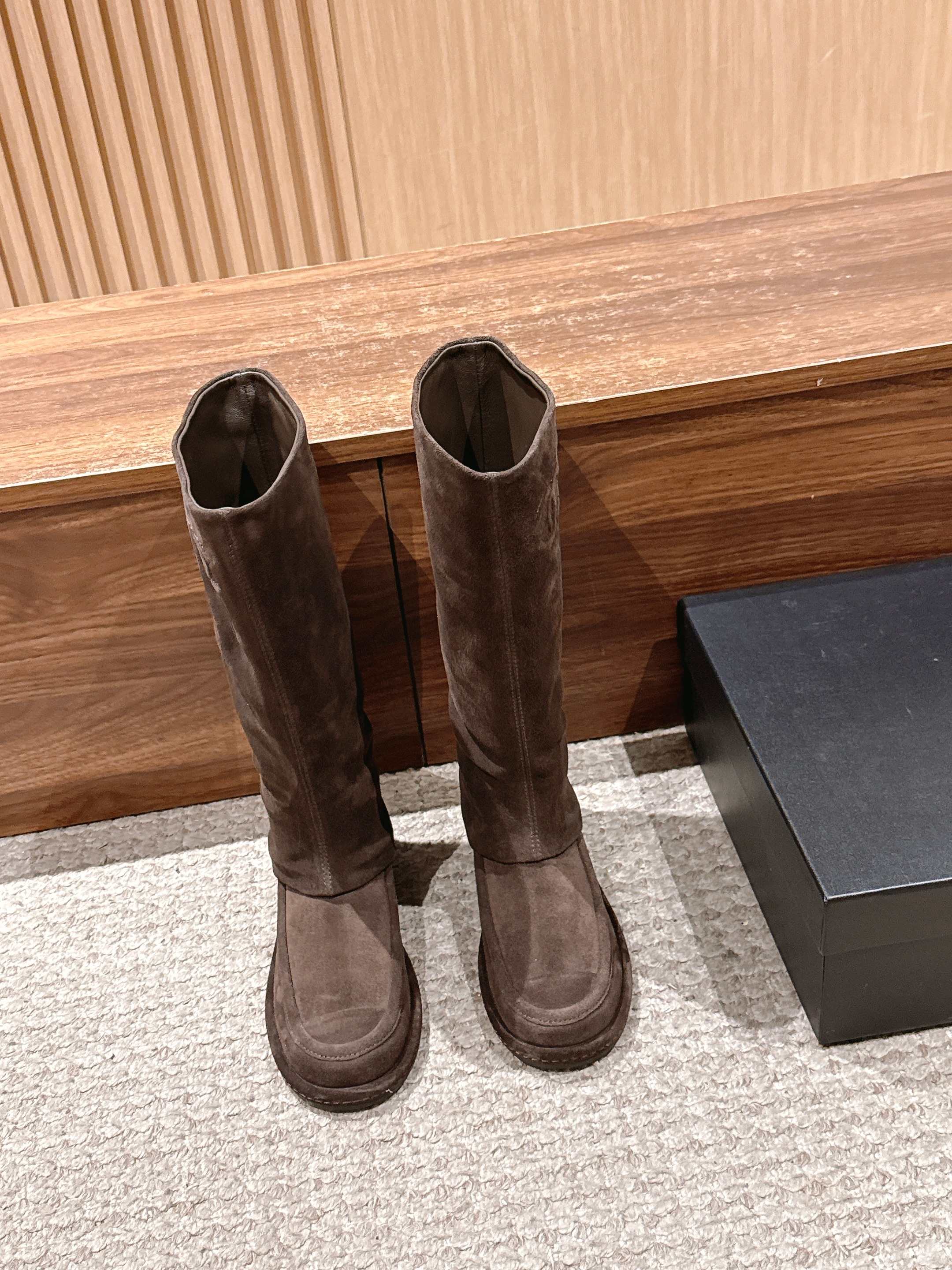 NO:562206,CHANEL Chanel's new most beautiful suede boots. Xiaoxiang's life boots are really beautiful. A flat women's boot that is instantly recognizable. The real thing is very good. It is soft and easy to wear. It is beautiful, comfortable and easy to walk without grinding the feet. It is a boot that does not conflict with the style. The color is perfect for this autumn and winter. Petite babies can choose a size larger and quietly put it on to increase the height. The legs will become longer in seconds. The upper is cow suede, the lining is sheepskin, and the sole is Italian genuine leather.  Size 35-39 (40 customized, non-refundable), boots, chanel, chanel, boots, sheepskin, chamois leather19860909CHANEL 香奈儿新款最美麂皮长靴 小香这个人生靴子 真的美爆 一眼就种草的一款平底女靴 实物相当赞 软乎乎的超好穿 绝美 舒适好走不磨脚 不会撞款的一款靴子 颜色敲适合这个秋冬 个子娇小的宝宝们可以选大一码 悄悄放个内增高 秒变大长腿 鞋面牛反绒 内里羊皮 鞋底意大利真皮底 码数35-39（40定制不退换）,靴子,chanel,chanel,boots,sheepskin,chamois leather,Women's Shoes