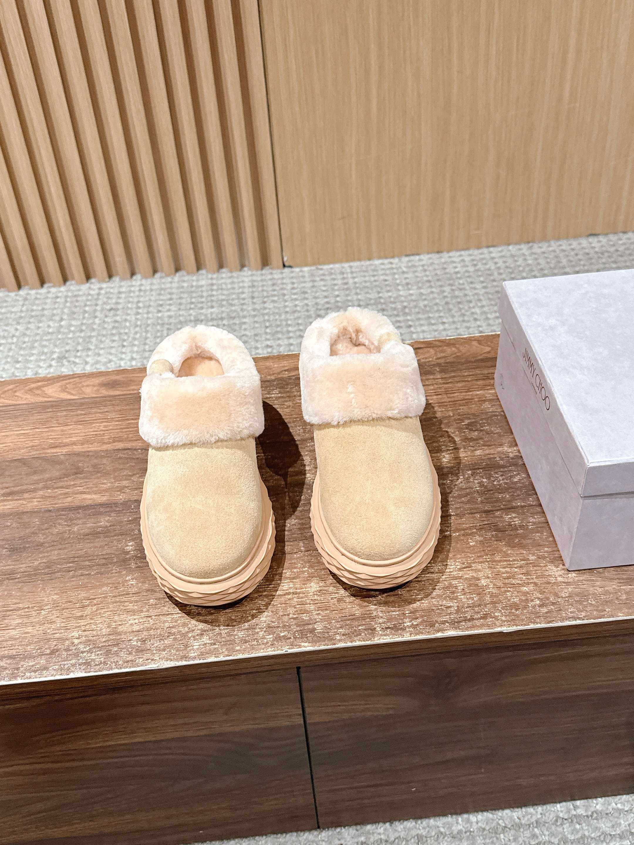 NO:562194,Jimmy Choo's new wool thick-soled casual sports shoes, white shoes  Made of luxurious soft nappa leather and comfortable textured Lycra fabric, the soles are shaped with the brand's signature Diamond imitation diamond multi-faceted shape, and are dotted with sparkling crystals. The futuristic design, the three-dimensional silhouette proportions are exaggerated, creating a comfortable wrapping feeling and a high visual sense. Different materials are cleverly mixed and matched, making the shoe body more lightweight and agile, with eye-catching personality. The thick-soled sports shoe style combines novel creativity, fashion sense and comfort, adding a unique charm to the outfit!  Cowhide material, sheepskin lining, original molded TPU anti-slip outsole, sole thickness 4.5cm, Size 35-40, snow boots, boots, sneakers, cowhide, sheepskin19860909周仰杰新款羊毛厚底休闲运动鞋小白鞋 奢柔纳帕革拼舒适质感莱卡面料制作,鞋底采用品牌标志性Diamond仿钻石多切面塑形,点睛散布熠熠水晶.未来风格设计,立体廓形比例夸张,营造舒适包裹感与显高视觉感.不同材质巧妙混搭,鞋身更显轻便灵巧,个性吸睛.厚底运动鞋款型,糅合新颖创意、时尚感与舒适性,为穿搭造型增添别样魅力！牛皮材质 羊皮内里 原版开模TPU防滑大底 底厚4.5cm Size35-40,雪地靴,boots,sneakers,cowhide,sheepskin,Women's Shoes