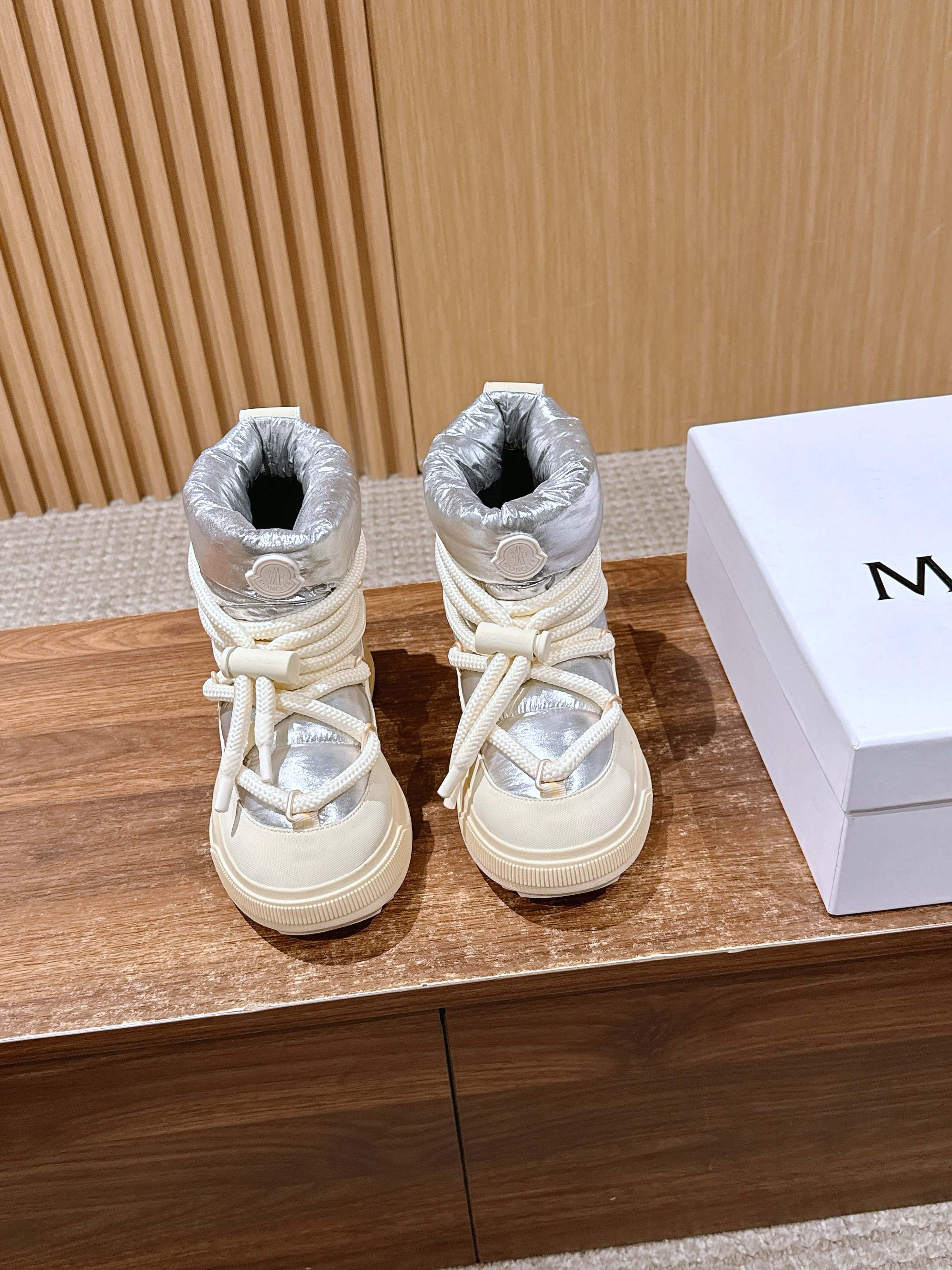 NO:562198,MONCLER's new high-top down casual shoes are designed as high-top casual shoes, with a fashionable and layered shape. The pleat design of the upper and large shoelace elements add a sense of trend, and combine the brand's outdoor style with both fashion and functionality. They are made of materials similar to down filling and leather, with unique texture and fine craftsmanship. The splicing of different materials makes the shoes more design-friendly and improves warmth and durability. The upper is waterproof coated ski cloth and the lining is cashmere cloth.  Outsole TPU outsole Size 35-41 (40/41 customization is not returnable), snow boots, Moncler, boots, down jacket19860909MONCLER 蒙口新款高邦羽绒休闲鞋 设计属于高帮休闲款式,鞋型时尚且富有层次感,鞋帮的褶皱设计和大鞋带元素增添了潮流感,同时结合了品牌的户外风格,兼具时尚与功能性. 采用了类似羽绒填充的材质和皮革等拼接制作,质感独特,工艺精细,不同材质的拼接让鞋子更具设计感,也提升了保暖性和耐用性. 鞋面防水涂层滑雪布 内里羊绒布里 大底TPU大底 Size35-41码（40/41定制不退换）,雪地靴,Moncler,boots,down jacket,Women's Shoes
