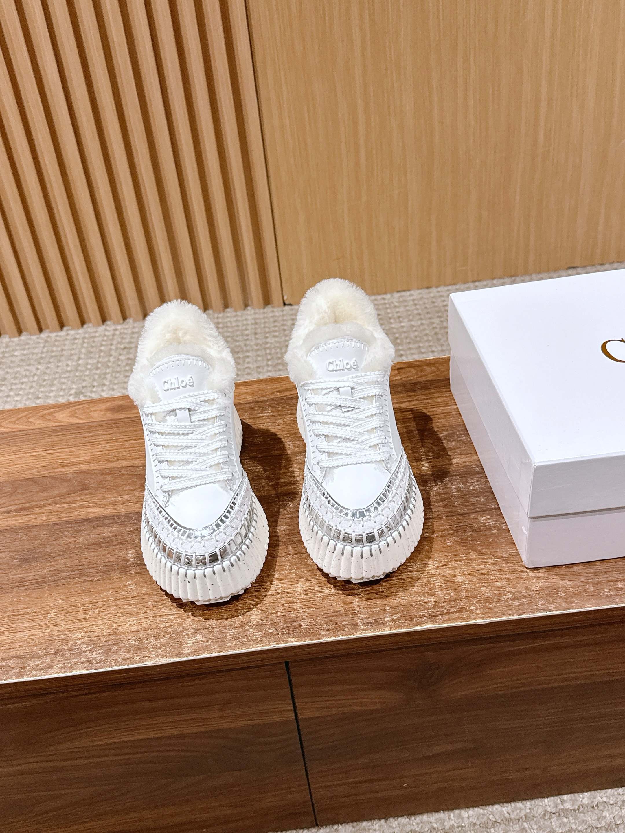 NO:562190,#Choi's new wool sports shoes, white shoes, the same style as those of Joey Yung and Sun Yi Victoria Song. The raw materials are made of renewable materials. They are all hand-stitched with Mark thread. They are all handmade to the naked eye. Environmental protection and fashion are combined to outline the fresh breath of spring with a sense of rhythm. They are light and versatile and can be worn in all seasons. Rubber foam bottom private mold outsole Size 35-39 (40/41 customized non-refundable), casual shoes/sports shoes, sneakers19860909#蔻依新款羊毛运动鞋小白鞋、容祖儿和孙怡宋茜明星同款、原材料是可再生物料制作、全手工缝马克线、肉眼可见皆是手工制造、环保与时尚集一起用韵律感勾勒春天清新的气息、轻盈百搭四季可穿 橡胶发泡底私模大底 Size35-39（40/41定做不退换）,休闲鞋/运动鞋毛毛鞋,sneakers,Women's Shoes