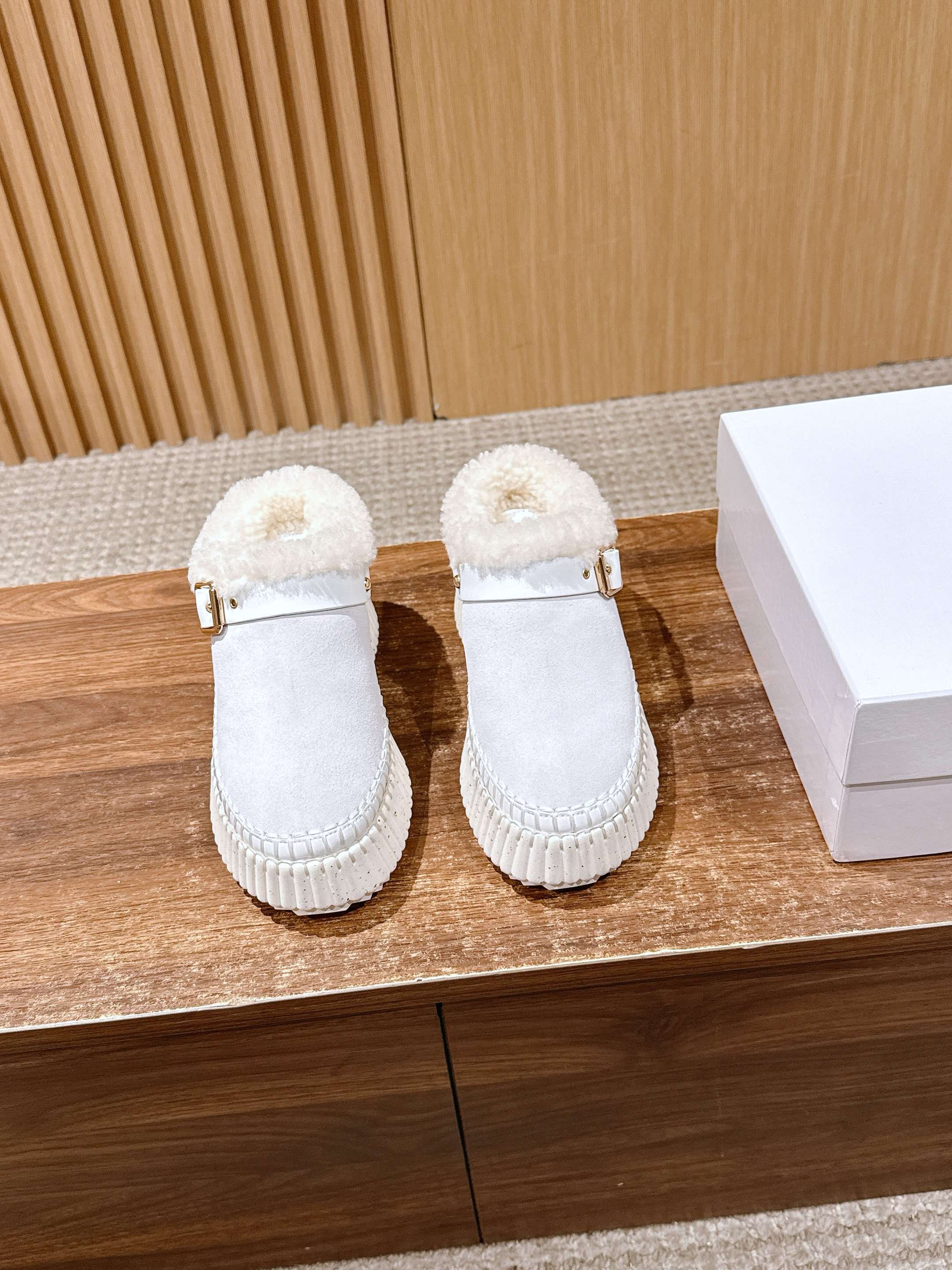 NO:562175,#Choi's new wool thick-soled slippers, the same style as those of Joey Yung and Sun Yi Victoria Song. The raw materials are made of renewable materials. They are all hand-stitched with mark thread. They are all handmade to the naked eye. Environmental protection and fashion are combined to outline the fresh breath of spring with a sense of rhythm. They are light and versatile and can be worn in all seasons. Rubber foam bottom private mold outsole Size 35-39 (40/41 custom-made and non-returnable), fur shoes, snow boots, boots19860909#蔻依新款羊毛厚底拖、容祖儿和孙怡宋茜明星同款、原材料是可再生物料制作、全手工缝马克线、肉眼可见皆是手工制造、环保与时尚集一起用韵律感勾勒春天清新的气息、轻盈百搭四季可穿 橡胶发泡底私模大底 Size35-39（40/41定做不退换）,毛毛鞋雪地靴,boots,Women's Shoes