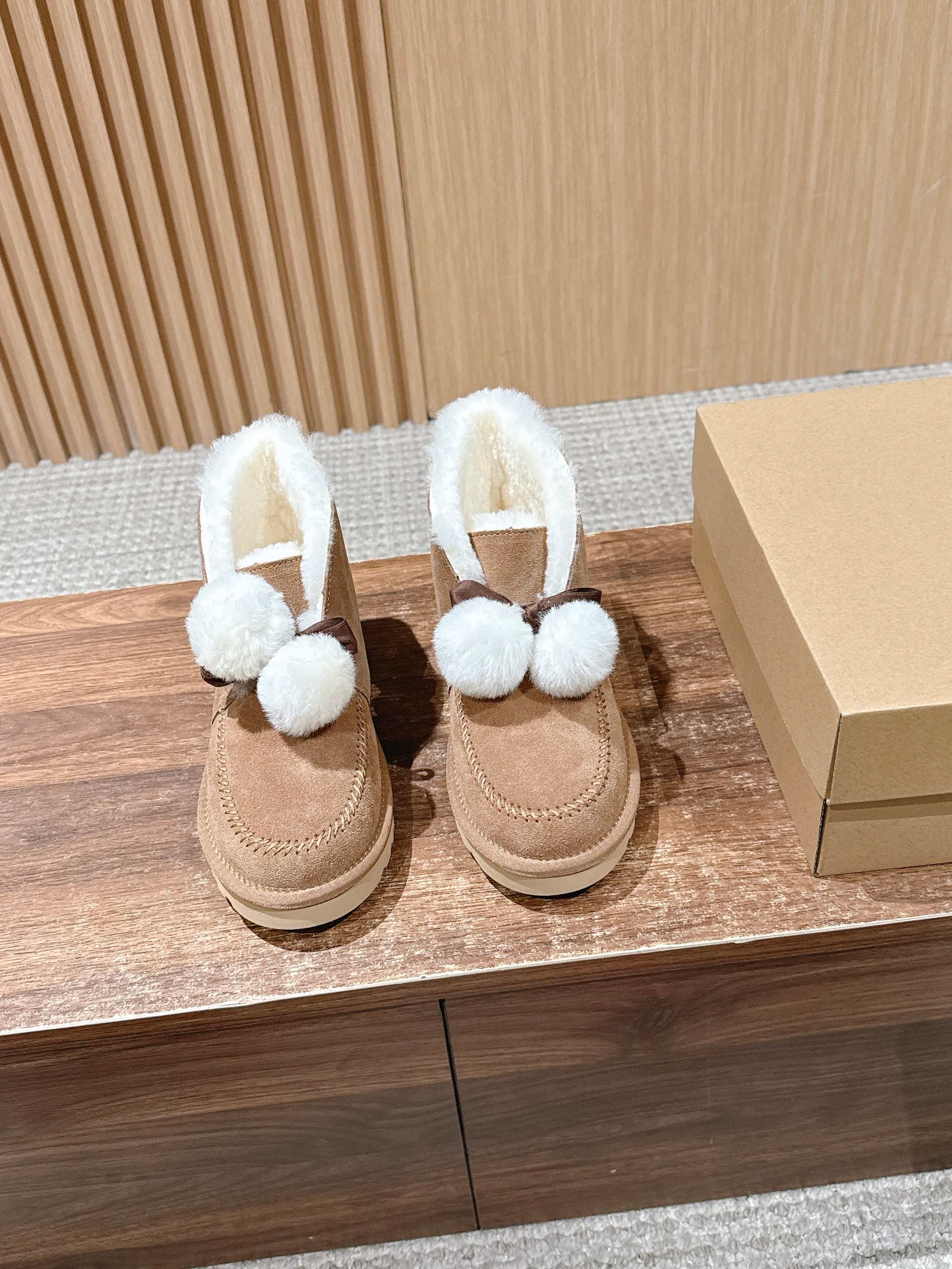 NO:562180,UGG Oil Chiji Kailin Fur Ball Bow Style | Soft and cute sweet girl's velvet snow boots. Check your soft and cute cream style look in winter. Stepping into the warmth of clouds can also sweeten the streets with one click~ The fur ball + bow double buff is stacked, and you don't want to take it off when you wear it in the plush. It directly adds to the atmosphere of going out in autumn and winter!  'All the sweet girls in the circle are wearing these to look cute' is really not an exaggeration~ The shoe shape is short and easy to wear, and the design can be put on and off in seconds. Lazy people and people who are afraid of the cold will be ecstatic!  Suede sheepskin upper, dense wool lining (skin-friendly and temperature-locking, like stepping on a wool blanket) large non-slip and wear-resistant custom-made outsole (stable on ice too) Size #35~39 (40 orders made, non-returnable), furry shoes, snow boots, boots, sheepskin, blankets19860909UGG 油叽叽凯琳毛球蝴蝶结款|软萌甜妹本命加绒雪地靴 check 你的冬日软萌奶油系 look,踩进云朵般温暖还能一键甜化街头~毛球＋蝴蝶结双 buff 叠满,大毛绒里了穿就不想脱,秋冬出街氛围感直接拉满！ “个甜妹圈都在穿它卖萌”真不是夸张～鞋型是好穿不挑脚的短简款,一脚瞪设计秒穿脱,懒人党、怕冷星人狂喜！ 鞋面反绒羊皮 内里绵密羊毛（亲肤锁温,像踩在羊毛毯上）一大底防滑耐磨定制大底（冰面也稳当） Size#35~39（40订做不退换）,毛毛鞋雪地靴,boots,sheepskin,blankets,Women's Shoes