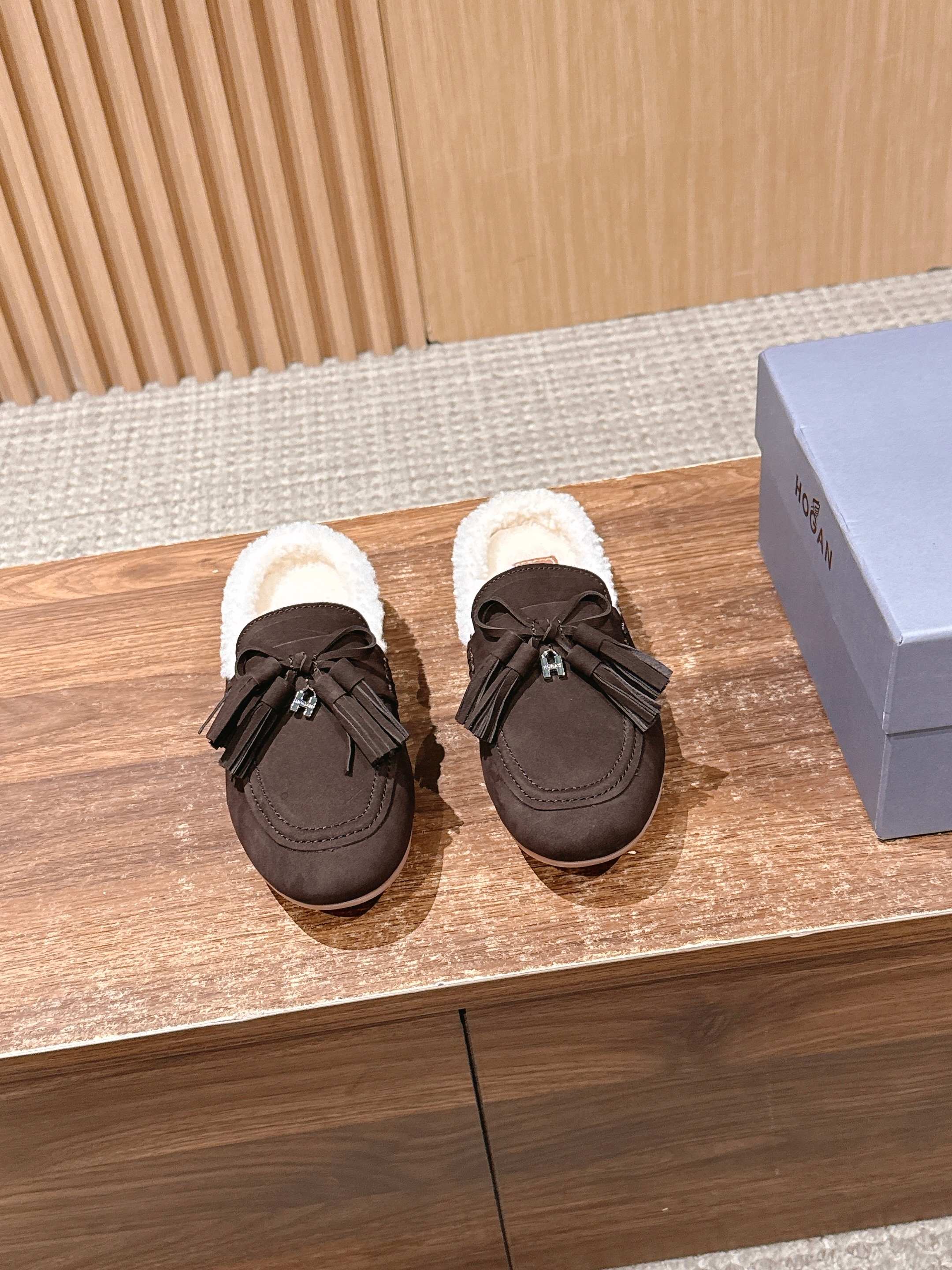 NO:562209,HOGAN Haug Muller fur slippers | Liu Shishi's same style Hogan | New fur slippers This color is so warm New furry slippers are light, comfortable and good-looking Two colors are available, lamb wool and camel are really gentle, just looking at it makes you feel warm Wool slippers are so popular, Hogan has also released them, light and warm Fufu Hogan series of Muller fur slippers series uses simple styling to create a refreshing autumn and winter style, personalized and fun design highlights casual fashion style, super light  The soles enhance the comfort experience. Even in winter, a pair of mules can always easily create a casual sense of fashion. These mules are light, comfortable and warm, made of suede leather, with a specific lambswool lining, buckles and branded metal H buckles with tassels, which are super good-looking. The anti-slip soles are stable and comfortable. ogan   H625 series women's mules, cashmere leather upper, buckle design, branded metal H buckle, Size 35-39 (customized for 40 units, non-refundable), semi-slippers, slippers19860909HOGAN 豪格穆勒毛拖| 刘诗诗同款 Hogan|新款毛毛拖鞋 这个颜色太温暖了 新款毛毛拖鞋 又轻又舒服又好看 两色可以选,羊羔毛配驼色实在温柔,光看着就很温暖了 毛拖有多火,hogan 也出了,又轻又暖fufu Hogan 系列穆勒毛拖鞋 系列以简约造型营造秋冬造型清爽感,个性玩趣设计彰显休闲时尚风格,超轻 鞋底提升舒适体验.哪怕是冬季,一双穆勒鞋总能轻松打造不经意的时尚感.本款穆勒鞋轻便舒适又温暖,以绒面皮革制成,特定羔毛衬里,设有扣带和品牌金属H饰扣搭配流苏,超级好看.豆豆防滑鞋底平稳舒适. ogan H625系列女士穆勒鞋 羊绒面皮革鞋面 扣带设计 品牌金属H饰扣 Size35-39（40定制不退换）,半拖毛毛鞋,slippers,Women's Shoes