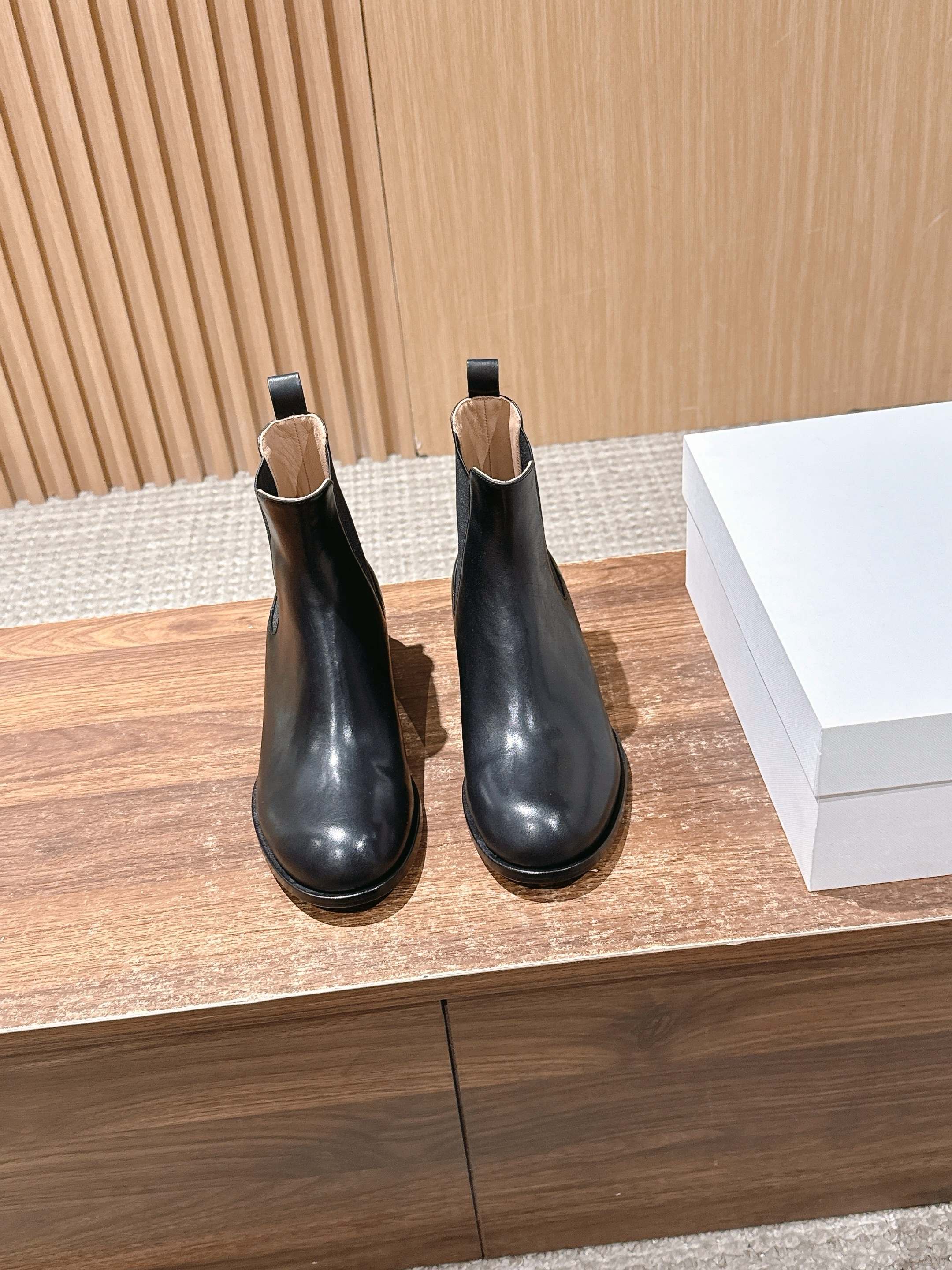 NO:562576,[Made in Guangzhou] The Row New Season Classic Chelsea Chunky Heel Boots. An extremely low-key and very high-end brand, it never needs to use an exaggerated logo to express itself. Although there are new fashion trends in the fashion industry every year, there are some things that stand at the forefront of fashion. For example, Chelsea boots have frequently appeared in the public eye every year since the 18th century. The simple and plain style of these Chelsea boots are the most versatile and fashionable. They are very fashionable with jeans, shorts and coats, and are a must-have artifact for autumn and winter!  The fabric is customized with high-density elastic on the sides imported from Italy. It is easy to put on and take off and is not easy to deform. Inner: imported full-grain mixed sheepskin. Outsole: imported Italian double-layer genuine leather outsole with TPU injection molding on the forefoot. It is high-end and non-slip. Anyone who knows anything knows that this pair of outsole is very expensive. It feels super good on the feet and can be worn by both fat and thin feet. It does not limit any foot type at all!  This kind of thick-heeled nude boots is also a hot item that must be sold every year!  Size 35/36/37/38/39/40 (40 non-returnable), boots, shorts, jeans, cowhide, sheepskin, Leather soles19860909【莞产】The Row 新季经典切尔西粗跟短靴 一个极其低调且又非常高级的品牌,从来不需要用浮夸的logo来彰显自己,尽管时尚圈每一年都有新的流行趋势,但是有一些东西就是屹立在时尚的前端,比如切尔西靴从十八世纪至今,每一年都频繁出现在大众的视野里. 这款切尔西短靴简单素面才是最百搭不过时款,随意搭配牛仔裤 短裤大衣都很时尚,秋冬的必备神器！ 面料定制意大利进口小牛皮侧边进口高密度松紧,穿脱方便不易变形 内里:进口全粒面混种羊皮 大底: 进口意大利双层真皮大底前掌tpu注塑,高级又防滑,懂货的人都知道光这双大底都得好贵,脚感超好,胖脚 瘦脚 都能穿 完全不限制任何脚型 ！ 这种粗跟裸靴也是每年必卖的爆款！ 尺码35/36/37/38/39/40（40不退换）,靴子,boots,shorts,jeans,cowhide,sheepskin,Leather soles,Women's Shoes