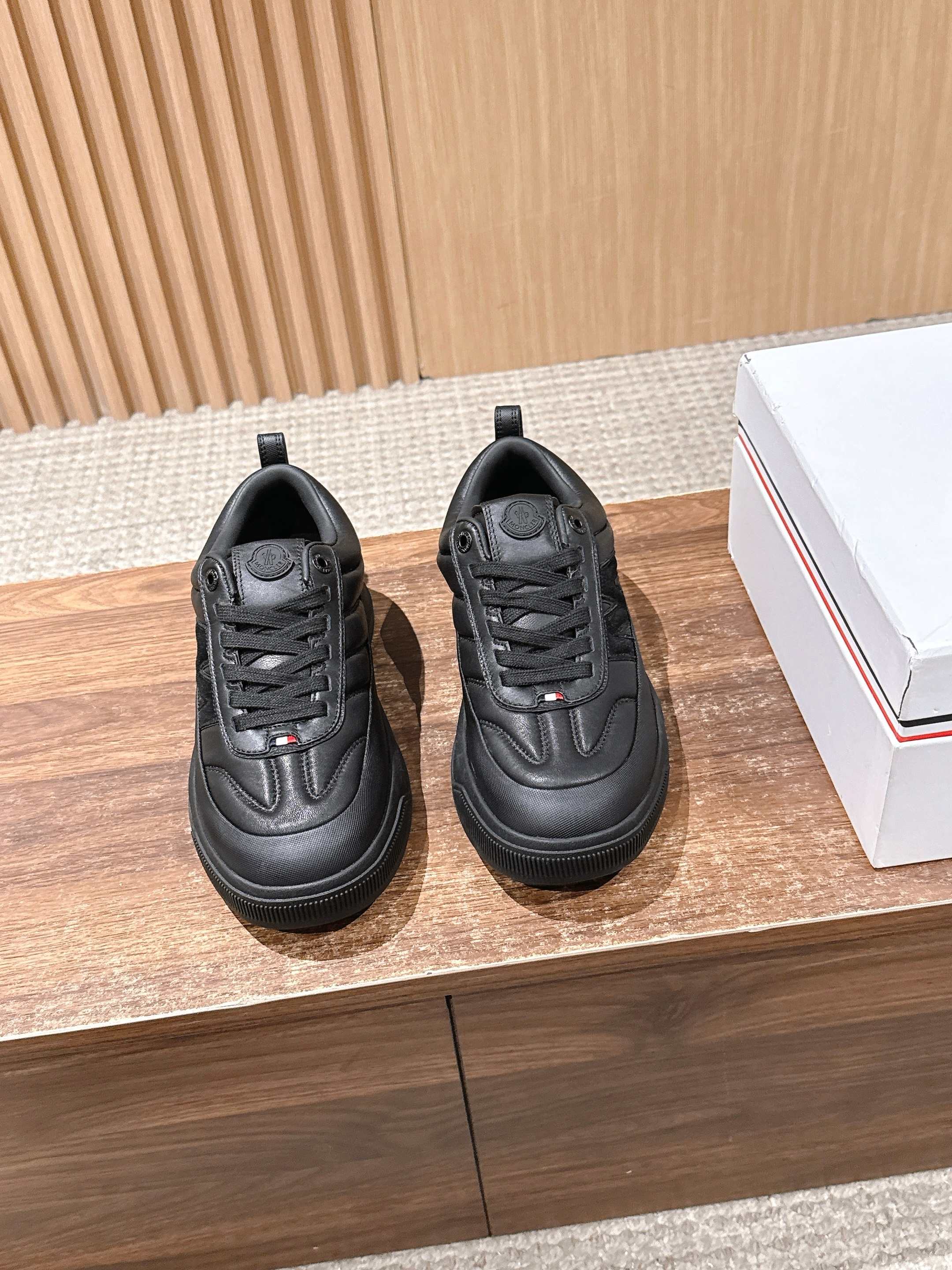 NO:562591,[Full leather] MONCLER ALTIVE Men's new thick-soled casual sports shoes, skate shoes, biscuit shoes, really cool, a versatile and fashionable kid in the shoe cabinet ~ Size 39-46 (45/46 customization is non-returnable), casual shoes/sports shoes, Moncler, sneakers19860909【全皮】 MONCLER ALTIVE 蒙口新款厚底休闲男士运动鞋 滑板鞋 饼干鞋 真的好酷 鞋柜里的百搭时髦崽～ Size39-46（45/46定制不退换）,休闲鞋/运动鞋,Moncler,sneakers,Women's Shoes